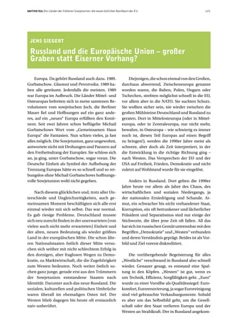 DRITTER TEIL Die Länder der früheren Sowjetunion: die neuen östlichen Nachbarn der EU                                 121




  JENS SIEGERT

  Russland und die Europäische Union – großer
  Graben statt Eiserner Vorhang?

    Europa. Da gehört Russland auch dazu. 1989.                             Diejenigen, die schon einmal von den Großen,
Gorbatschow. Glasnost und Perestroika. 1989 ha-                         durchaus abwertend, Zwischeneuropa genannt
ben alle geträumt. Jedenfalls die meisten. 1989                         worden waren, die Balten, Polen, Ungarn oder
war Europa im Aufbruch. Die Länder Mittel- und                          Tschechen, strebten möglichst schnell in die EU,
Osteuropas befreiten sich in meist samtenen Re-                         vor allem aber in die NATO. Sie suchten Schutz.
volutionen vom sowjetischen Joch, die Berliner                          Sie wollten sicher sein, nie wieder zwischen die
Mauer fiel und Hoffnungen auf ein ganz ande-                            großen Mühlsteine Deutschland und Russland zu
res, auf ein „neues“ Europa erfüllten den Konti-                        geraten. Dort in Mittelosteuropa (oder in Mittel-
nent. Seit zwei Jahren schon beflügelte Michail                         europa, oder in Zentraleuropa, nur nicht mehr,
Gorbatschows Wort vom „Gemeinsamen Haus                                 bewahre, in Osteuropa – wie schwierig es immer
Europa“ die Fantasien. Nun schien vieles, ja fast                       noch ist, diesen Teil Europas auf einen Begriff
alles möglich. Die Sowjetunion, ganz ungewohnt,                         zu bringen!), werden die 1990er Jahre meist als
antwortete nicht mit Drohungen und Panzern auf                          schwere, aber doch als Zeit interpretiert, in der
den Freiheitsdrang der Europäer. Sie schloss sich                       die Entwicklung in die richtige Richtung ging –
an, ja ging, unter Gorbatschow, sogar voran. Die                        nach Westen. Das Versprechen der EU und der
Deutsche Einheit als Symbol der Aufhebung der                           USA auf Freiheit, Frieden, Demokratie und nicht
Trennung Europas hätte es so schnell und so rei-                        zuletzt auf Wohlstand wurde für sie eingelöst.
bungslos ohne Michail Gorbatschows hoffnungs-
volle Sowjetunion wohl nicht gegeben.                                       Anders in Russland. Dort gelten die 1990er
                                                                        Jahre heute vor allem als Jahre des Chaos, des
    Nach diesem glücklichen und, trotz aller Un-                        wirtschaftlichen und sozialen Niedergangs, ja
terschiede und Ungleichzeitigkeiten, auch ge-                           der nationalen Erniedrigung und Schande. Ar-
meinsamen Moment beschäftigten sich alle erst                           mut, ein schwacher bis nicht vorhandener Staat,
einmal wieder mit sich selbst. Das war normal.                          Korruption, ein oft betrunkener und lächerlicher
Es gab riesige Probleme. Deutschland musste                             Präsident und Separatismus sind nur einige der
sich neu zurecht finden in der unerwarteten (von                        Stichworte, die über jene Zeit oft fallen. All das
vielen auch nicht mehr erwarteten) Einheit und                          hat sich im russischen Gemüt untrennbar mit den
der alten, neuen Bedeutung als wieder größtes                           Begriffen „Demokratie“ und „Westen“ verbunden
Land in der europäischen Mitte. Die schon älte-                         und deren Verständnis geprägt. Beides ist als Vor-
ren Nationalstaaten östlich dieser Mitte versu-                         bild und Ziel vorerst diskreditiert.
chen sich seither mit nicht schlechtem Erfolg in
den dornigen, aber fraglosen Wegen zu Demo-                                 Die vorübergehende Begeisterung für alles
kratie, zu Marktwirtschaft, die die Zugehörigkeit                       „Westliche“ verschwand in Russland also schnell
zum Westen bedeuten. Noch weiter östlich su-                            wieder. Genauer gesagt, es entstand eine Spal-
chen ganz junge, gerade erst aus den Trümmern                           tung in den Köpfen. „Westen“ ist gut, wenn es
der Sowjetunion entstandene Staaten nach                                um Technik, Effizienz, Sorgfältigkeit geht. „Euro“
Identität. Darunter auch das neue Russland. Die                         wurde zu einer Vorsilbe als Qualitätssiegel: Euro-
sozialen, kulturellen und politischen Umbrüche                          komfort, Eurorenovierung, ja sogar Euroreinigung
waren überall im ehemaligen Osten tief. Der                             sind viel gebrauchte Verkaufsargumente. Sobald
Westen blieb dagegen bis heute oft erstaunlich                          es aber um das Selbstbild geht, um die Gesell-
naiv-unberührt.                                                         schaft oder den Staat verlieren Europa und der
                                                                        Westen an Strahlkraft. Der in Russland angekom-
 