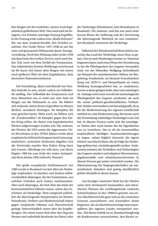 124                                                                                    ZWANZIG JAHRE DANACH




ßen Ringen mit der restlichen, immer noch kapi-      die Niederlage (Dissidenten und Demokraten in
talistisch gebliebenen Welt. Das Land wird als be-   Russland). Die anderen, und das war nach einer
lagerte, von Feinden umringte Festung begriffen.     kurzen Phase der Hoffnung und der Verwirrung
In der Festung wirkt zudem eine „fünfte Kolonne“,    die überwiegende Mehrheit im neu entstehen-
die, aus dem Ausland bezahlt, den Feinden zu-        den Russland, schmerzte die Niederlage.
arbeitet. Der Große Terror 1937-1938 ist nur der
erste und grausamste Höhepunkt dieser Zwangs-             Während der Präsidentschaft Boris Jelzins ver-
vorstellung. Doch ihre Wirkung endet weder 1938      suchte das Land der Niederlage einen Sinn zu ge-
mit dem Ende des Großen Terrors, noch nach Sta-      ben. Das ist nach Niederlagen immer so. Nationen
lins Tod, noch mit dem Zerfall der Sowjetunion.      beginnen dann, nach einer Phase der Orientierung
Nur während des Zweiten Weltkriegs verschwand        in der die Überlegenheit des Gegners bewundert
sie für kurze Zeit hinter dem Ringen mit einem       wird, wie der Historiker Wolfgang Schivelbusch
noch größeren Übel als dem Kapitalismus, dem         am Beispiel des amerikanischen Südens im Bür-
deutschen Nationalsozialismus.                       gerkrieg, Frankreichs, im Deutsch-Französischen
                                                     Krieg von 1870/71 und Deutschlands im ersten
    Die Vorstellung, allzeit und überall von Fein-   Weltkrieg herausgearbeitet hat, zu analysieren,
den bedroht zu sein, macht zudem zur Selbstkri-      woran es denn gelegen habe, dass man unterlegen
tik unfähig. Das Selbstbild der Sowjetunion und      ist. Anfangs wird meist sowohl die technologische
ihrer Menschen war es nicht nur, eine Seite im       Überlegenheit des Gegners anerkannt, als auch
Ringen um die Weltmacht zu sein. Sie fühlten         die seiner politisch-gesellschaftlichen Verfasst-
sich vielmehr, damit ihrem Gegenüber im Westen       heit. Beides wird studiert und darauf geprüft, ob es
ähnlich, moralisch überlegen. Sie kämpften für       für die Modernisierung der eigenen Gesellschaft
eine gerechte Sache. Mehr noch, sie fühlten sich     nützlich ist, eine Modernisierung, die immer auch
als „Friedensstifter“, als Kämpfer gegen den Kal-    die Vermeidung zukünftiger Niederlagen zum Ziel
ten Krieg selbst, der ihnen vom kapitalistischen     hat. In diesem Prozess sucht sich die unterlege-
Westen aufgezwungen worden war. Die anderen,         ne Nation aber auch immer des ihr Eigentlichen
der Westen, die USA waren die Aggressoren. Un-       neu zu versichern. Um in oft als unvermeidbar
ter Breschnjew in den 1970er Jahren wurde diese      empfundenen künftigen Auseinandersetzungen
emphatische Selbstsicht langsam durch eine prag-     zu siegen, müsse folglich einerseits die eigene
matischere, zynischere Sichtweise abgelöst. Erst     ethisch-moralische Basis, die als Folge der Nieder-
die Perestroika machte dem Kalten Krieg dann         lage gelitten hat, wiederhergestellt werden. Ande-
den Garaus. Allerdings nur sehr kurz, von ihrem      rerseits müssten die Techniken und Technologien
Beginn 1986 bis zum Ende der ersten Amtsperi-        des Gegners studiert und adaptiert übernommen,
ode Boris Jelzins 1996 vielleicht. Warum?            gegebenenfalls und wünschenswerterweise in
                                                     diesem Prozess gar weiter entwickelt werden. Die
    Der große europäische Freiheitsrausch von        Dämonisierung der Siegergesellschaften als ma-
1989 wurde in Russland von fast allen als Nieder-    terialistisch, dekadent und geistig oberflächlich
lage empfunden. So dachten und denken selbst-        gehört ebenfalls in diesen Kanon.
verständlich diejenigen, die der Sowjetunion, aus
welchen Gründen auch immer, nachtrauerten.               Aus heutiger russischer Sicht hat der Westen
Aber auch diejenigen, die froh über das Ende der     unter dem Deckmantel humanitärer und altrui-
kommunistischen Diktatur waren, sahen das Ge-        stischer Phrasen die vorübergehende russische
schehen als Niederlage. Dem entsprach schließ-       Schwächephase in den 1990ern genutzt, um sei-
lich die überwiegende Interpretation im Westen:      nen Machtbereich bis ganz nah an die russischen
Demokratie, Freiheit und Marktwirtschaft haben       Grenzen auszudehnen und kontrolliert damit
gegen sowjetische Diktatur und Planwirtschaft        Regionen, die als überlebenswichtige Interessen-
gesiegt. Unterschiedlich waren aber die Empfin-      spähren des eigenen Landes interpretiert wer-
dungen. Die einen waren froh über den Sieg (im       den. Ziel dieser Politik sei es, Russland langfristig
Westen und außerhalb Russlands im Osten) oder        als Konkurrenten auszuschalten, den Riesen so-
 