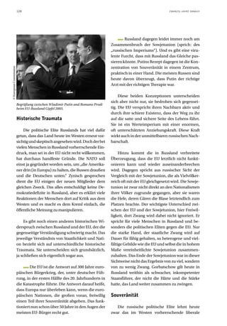128                                                                                    ZWANZIG JAHRE DANACH




                                                                                      Russland dagegen leidet immer noch am
                                                                              Zusammenbruch der Sowjetunion (sprich: des
                                                                              „russischen Imperiums“). Und es gibt eine viru-
                                                                              lente Furcht, dass mit Russland das Gleiche pas-
                                                                              sieren könnte. Putins Rezept dagegen ist die Kon-
                                                                              zentration von Souveränität in einem Zentrum,
© European Commission




                                                                              praktisch in einer Hand. Die meisten Russen sind
                                                                              heute davon überzeugt, dass Putin der richtige
                                                                              Arzt mit der richtigen Therapie war.

                                                                                   Diese beiden Konzeptionen unterscheiden
                                                                              sich aber nicht nur, sie bedrohen sich gegensei-
                        Begrüßung zwischen Wladimir Putin and Romano Prodi
                        beim EU-Russland Gipfel 2003.                         tig. Die EU verspricht ihren Nachbarn aktiv und
                                                                              durch ihre schiere Existenz, dass der Weg zu ihr
                        Historische Traumata                                  auf die satte und sichere Seite des Lebens führt.
                                                                              Sie ist ein Werteimperium mit einer enormen,
                            Die politische Elite Russlands hat viel dafür     oft unterschätzten Anziehungskraft. Diese Kraft
                        getan, dass das Land heute im Westen erneut vor-      wirkt auch in der unmittelbaren russischen Nach-
                        sichtig und skeptisch angesehen wird. Doch der bei    barschaft.
                        vielen Menschen in Russland vorherrschende Ein-
                        druck, man sei in der EU nicht recht willkommen,           Hinzu kommt die in Russland verbreitete
                        hat durchaus handfeste Gründe. Die NATO soll          Überzeugung, dass die EU letztlich nicht funkti-
                        einst ja gegründet worden sein, um „die Amerika-      onieren kann und wieder auseinanderbrechen
                        ner drin (in Europa) zu halten, die Russen draußen    wird. Dagegen spricht aus russischer Sicht der
                        und die Deutschen unten.“ Zynisch gesprochen          Vergleich mit der Sowjetunion, die als Vielvölker-
                        dient die EU einigen der neuen Mitglieder dem         reich oft mit der EU gleichgesetzt wird. Die Sowje-
                        gleichen Zweck. Das alles entschuldigt keine De-      tunion ist zwar nicht direkt an den Nationalismen
                        mokratiedefizite in Russland, aber es erklärt viele   ihrer Völker zugrunde gegangen, aber sie waren
                        Reaktionen der Menschen dort auf Kritik aus dem       die Hefe, deren Gären die Blase letztendlich zum
                        Westen und es macht es dem Kreml einfach, die         Platzen brachte. Der wichtigste Unterschied zwi-
                        öffentliche Meinung zu manipulieren.                  schen der EU und der Sowjetunion, hier Freiwil-
                                                                              ligkeit, dort Zwang wird dabei nicht ignoriert. Er
                             Es gibt noch einen anderen historischen Wi-      spricht für viele Menschen in Russland und be-
                        derspruch zwischen Russland und der EU, der die       sonders die politischen Eliten gegen die EU. Nur
                        gegenseitige Verständigung schwierig macht. Das       die starke Hand, der staatliche Zwang wird auf
                        jeweilige Verständnis von Staatlichkeit und Nati-     Dauer für fähig gehalten, so heterogene und viel-
                        on bezieht sich auf unterschiedliche historische      fältige Gebilde wie die EU und selbst die in hohem
                        Traumata. Sie unterscheiden sich grundsätzlich,       Maße vereinheitlichte Sowjetunion zusammen-
                        ja schließen sich eigentlich sogar aus.               zuhalten. Das Ende der Sowjetunion war in dieser
                                                                              Sichtweise nicht das Ergebnis von zu viel, sondern
                                Die EU ist die Antwort auf 300 Jahre euro-    von zu wenig Zwang. Gorbatschow gilt heute in
                        päischen Bürgerkrieg, der, unter deutscher Füh-       Russland weithin als schwacher, inkompetenter
                        rung, in der ersten Hälfte des 20. Jahrhunderts in    Staatsführer, der nicht die Härte und die Stärke
                        die Katastrophe führte. Die Antwort darauf heißt,     hatte, das Land weiter zusammen zu zwingen.
                        dass Europa nur überleben kann, wenn die euro-
                        päischen Nationen, die großen voran, freiwillig       Souveränität
                        einen Teil ihrer Souveränität abgeben. Das funk-
                        tioniert nun schon über 50 Jahre in den Augen der        Die russische politische Elite lehnt heute
                        meisten EU-Bürger recht gut.                          zwar das im Westen vorherrschende liberale
 