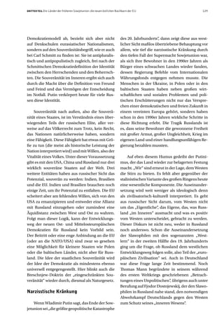 DRITTER TEIL Die Länder der früheren Sowjetunion: die neuen östlichen Nachbarn der EU                                   129




Demokratiemodell ab, bezieht sich aber nicht                            des 20. Jahrhunderts“, dann zeigt diese aus west-
auf Denkschulen eurasiatischer Nationalismen,                           licher Sicht maßlos übertriebene Behauptung vor
sondern auf den Souveränitätsbegriff, wie er auch                       allem, wie tief die narzisstische Kränkung durch
bei Carl Schmitt zu finden ist: Sie ist antipluralis-                   den tiefen Fall der Supermacht Sowjetunion war,
tisch und antipopulistisch zugleich, frei nach der                      als sich ihre Bewohner in den 1990er Jahren als
Schmittschen Demokratiedefinition der Identität                         Bürger eines schwachen Landes wieder fanden,
zwischen den Herrschenden und den Beherrsch-                            dessen Regierung Befehle vom Internationalen
ten. Die Souveränität im Inneren ergibt sich auch                       Währungsfonds entgegen nehmen musste. Die
durch die Macht über die Definition von Freund                          Menschen in der Ukraine, in Polen oder in den
und Feind und das Vermögen der Entscheidung                             baltischen Staaten haben neben großen wirt-
im Notfall. Putin verkörpert heute für viele Rus-                       schaftlichen und sozialen Problemen und poli-
sen diese Identität.                                                    tischen Erschütterungen nicht nur das Verspre-
                                                                        chen einer demokratischen und freien Zukunft in
    Souveränität nach außen, also die Souverä-                          einem vereinten Europa gehört, sondern haben
nität eines Staates, ist im Verständnis eines über-                     schon in den 1990er Jahren wirkliche Schritte in
wiegenden Teils der russischen Elite, aller ver-                        diese Richtung erlebt. Die Tragik Russlands ist
weise auf das Völkerrecht zum Trotz, kein Recht,                        es, dass seine Bewohner die gewonnene Freiheit
das Nationen natürlicherweise haben, sondern                            mit großer Armut, großer Ungleichheit, Krieg im
eine Fähigkeit. Diese Fähigkeit hat etwas mit Grö-                      eigenen Land und einer handlungsunfähigen Re-
ße zu tun (die meist als historische Leistung der                       gierung bezahlen mussten.
Nation interpretiert wird) und mit Willen, also der
Vitalität eines Volkes. Unter dieser Voraussetzung                          Auf eben diesem Humus gedeiht der Putini-
gibt es mit den USA, China und Russland nur drei                        mus, der das Land wieder zur belagerten Festung
wirklich souveräne Staaten auf der Welt. Drei                           macht. „Wir“ sind erneut in der Lage, dem Westen
weitere Entitäten haben aus russischer Sicht das                        die Stirn zu bieten. Es fehlt aber gegenüber der
Potenzial, souverän zu werden: Indien, Brasilien                        stalinistischen Variante des großen Ringens heute
und die EU. Indien und Brasilien brauchen noch                          eine wesentliche Komponente. Die Auseinander-
einige Zeit, um ihr Potenzial zu entfalten. Die EU                      setzung wird weit weniger als ideologisch denn
scheitert aber am fehlenden Willen, sich von den                        als zivilisatorisch-kulturell interpretiert. Es geht
USA zu emanzipieren und entweder eine Allianz                           aus russischer Sicht darum, vom Westen nicht
mit Russland einzugehen oder zumindest eine                             um das „Eigentliche“, das Eigene, das, was Russ-
Äquidistanz zwischen West und Ost zu wahren.                            land „im Inneren“ ausmacht und was es positiv
Folgt man dieser Logik, kann der Entwicklungs-                          vom Westen unterscheidet, gebracht zu werden.
weg der neuen Ost- und Mittelosteuropäischen                            Dieser Diskurs ist nicht neu, weder in Russland
Demokratien für Russland kein Vorbild sein.                             noch anderswo. Schon die Auseinandersetzung
Der Beitritt oder eine enge Anbindung an die EU                         der Slawophilen mit den sogenannten „West-
(oder an die NATO/USA) sind zwar so gesehen                             lern“ in der zweiten Hälfte des 19. Jahrhunderts
eine Möglichkeit für kleinere Staaten wie Polen                         ging um die Frage, ob Russland dem westlichen
oder die baltischen Länder, nicht aber für Russ-                        Entwicklungsweg folgen solle, also Teil der „euro-
land. Die Idee der staatlichen Souveränität wird                        päischen Zivilisation“ sei. Auch in Deutschland
der Idee der Demokratie als mindestens ebenso                           war diese Frage lange Zeit bestimmend. Noch
universell entgegengestellt. Hier blinkt auch die                       Thomas Mann begründete in seinem während
Breschnjew-Doktrin der „eingeschränkten Sou-                            des ersten Weltkriegs geschriebenen „Betrach-
veränität“ wieder durch, diesmal als Naturgesetz.                       tungen eines Unpolitischen“, übrigens auch unter
                                                                        Berufung auf Fjodor Dostojewskij, der den Slawo-
Narzisstische Kränkung                                                  philen in Russland nahe stand, den notwendigen
                                                                        Abwehrkampf Deutschlands gegen den Westen
    Wenn Wladimir Putin sagt, das Ende der Sow-                         zum Schutz seines „inneren Wesens“.
jetunion sei „die größte geopolitische Katastrophe
 