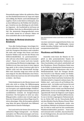 132                                                                                          ZWANZIG JAHRE DANACH




Herausforderungen haben die politischen Eliten
nur ihre Partikularinteressen im Auge und zeigen
sich unfähig, ihre Macht- und Grabenkämpfe auf-
zugeben. Doch es wäre falsch zu behaupten, dass
an dem Stillstand nur die Politiker die Schuld tra-
gen. Zunächst war das allerdings ein sehr belieb-
tes Argument – die Gesellschaft ist viel besser als
die Politiker. Doch das ist offensichtlich nicht der




                                                                                                                    jf1234
Fall. Die ukrainische Bürgergesellschaft erwies
sich wieder einmal als zu schwach. Haben wir
denn tatsächlich alles in den Sand gesetzt?
                                                       Eine Demonstrantin in Kiew steckt Rosen in die Schilde der
                                                       Polizisten.
Das Chaos als Merkmal ukrainischer
Demokratie                                             von einer unerwartet ausgezeichneten Ernte, von
                                                       ständigen Graben- und Wahlkämpfen immer
    Trotz aller Enttäuschungen, berechtigter Kri-      wieder derselben Politiker und von der Fußball-
tik und zahlreicher Unkenrufe hat sich das Land        europameisterschaft 2012.
nach der Orangenen Revolution stark verändert.
Die mehr oder weniger freie Presse und demo-           Pluralismus und Wettbewerb
kratische Wahlen sind zwar für den Westen eine
Selbstverständlichkeit, im postsowjetischen –              Immerhin weist heute die Ukraine im Ver-
oder soll man schon lieber sagen im neosowjeti-        gleich zu allen postsowjetischen Staaten ein
schen? – Raum ist es immer noch eine Ausnah-           großes Maß an demokratischen Tendenzen auf.
meerscheinung. Die Ukraine ist aufgestiegen – das      Diese beschränken sich jedoch mehrheitlich auf
Problem ist nur, dass man heute in einer eigenen       den Pluralismus. Diesen Pluralismus findet man
Liga spielt, in der es keine Gewinner gibt und in      in der Politik, im ukrainischen Parteiensystem, in
welcher nicht mal eine Meisterschaft durchge-          den gesellschaftlichen Diskussionen oder in der
führt wird. Entweder steigt man weiter auf oder        Medienlandschaft. Nach der Orangen Revolu-
man steigt ab. Von allen Merkmalen einer Demo-         tion herrscht in der Ukraine wieder ein Wettbe-
kratie scheint das Land nur eins tief verinnerlicht    werb. Diesen Wettbewerb gibt es in der Politik,
zu haben – das Chaos.                                  wo heute keine Partei (und keine Institution) die
                                                       Alleinherrschaft in Anspruch nehmen kann. Die
     Vieles funktioniert in der Ukraine immer noch     Wahlen sind – auch wenn oft auf Probleme hin-
nicht oder nicht so richtig. Die Müllentsorgung        gewiesen wird – im Großen und Ganzen frei und
funktioniert ebenso schlecht wie die Entsorgung        demokratisch. Vielleicht noch wichtiger ist es,
von korrupten und unglaubwürdigen Politikern.          dass sie bisher immer wieder zum Machtwechsel
Die ausufernde Energieverschwendung wird aus           geführt haben. So war es im Frühjahr 2006, als die
unerklärlichen Gründen als Energieverbrauch            oppositionelle Partei der Regionen nach langem
bezeichnet. Die Korruption ist nicht nur salon-        Tauziehen die „orange” Koalition ablösen konnte.
fähig geworden, sondern man versucht sogar im          So war es bei den vorgezogenen Parlamentswah-
Sinne des Neopositivismus dieser Plage etwas Po-       len im Herbst 2007, als der Timoschenko-Block
sitives abzuringen. Wäre die Korruption plötzlich      mit dem Bündnis Nascha Ukraina (Unsere Ukrai-
weg, käme die ganze Wirtschaft zum Stillstand,         ne) von Präsident Juschtschenko wieder eine
argumentieren manche Politologen.                      hauchdünne Mehrheit im Parlament bekommen
                                                       hat. So wird es wohl auch bei den anstehenden
    Das Land wird in der letzten Zeit sowieso von      Präsidentschaftswahlen passieren – heute kann
zahlreichen Plagen heimgesucht – von Naturka-          sich niemand mehr vorstellen, dass Juschtschen-
tastrophen wie Überschwemmungen und torna-             ko mit Umfragewerten, die unter drei Prozent lie-
doähnlichen Stürmen, von der Wirtschaftskrise,         gen, im Amt bleiben wird.
 