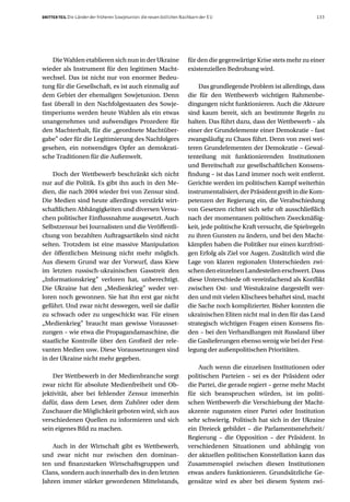 DRITTER TEIL Die Länder der früheren Sowjetunion: die neuen östlichen Nachbarn der EU                                    133




    Die Wahlen etablieren sich nun in der Ukraine                       für den die gegenwärtige Krise stets mehr zu einer
wieder als Instrument für den legitimen Macht-                          existenziellen Bedrohung wird.
wechsel. Das ist nicht nur von enormer Bedeu-
tung für die Gesellschaft, es ist auch einmalig auf                         Das grundlegende Problem ist allerdings, dass
dem Gebiet der ehemaligen Sowjetunion. Denn                             die für den Wettbewerb wichtigen Rahmenbe-
fast überall in den Nachfolgestaaten des Sowje-                         dingungen nicht funktionieren. Auch die Akteure
timperiums werden heute Wahlen als ein etwas                            sind kaum bereit, sich an bestimmte Regeln zu
unangenehmes und aufwendiges Prozedere für                              halten. Das führt dazu, dass der Wettbewerb – als
den Machterhalt, für die „geordnete Machtüber-                          einer der Grundelemente einer Demokratie – fast
gabe” oder für die Legitimierung des Nachfolgers                        zwangsläufig zu Chaos führt. Denn von zwei wei-
gesehen, ein notwendiges Opfer an demokrati-                            teren Grundelementen der Demokratie – Gewal-
sche Traditionen für die Außenwelt.                                     tenteilung mit funktionierenden Institutionen
                                                                        und Bereitschaft zur gesellschaftlichen Konsens-
    Doch der Wettbewerb beschränkt sich nicht                           findung – ist das Land immer noch weit entfernt.
nur auf die Politik. Es gibt ihn auch in den Me-                        Gerichte werden im politischen Kampf weiterhin
dien, die nach 2004 wieder frei von Zensur sind.                        instrumentalisiert, der Präsident greift in die Kom-
Die Medien sind heute allerdings verstärkt wirt-                        petenzen der Regierung ein, die Verabschiedung
schaftlichen Abhängigkeiten und diversen Versu-                         von Gesetzen richtet sich sehr oft ausschließlich
chen politischer Einflussnahme ausgesetzt. Auch                         nach der momentanen politischen Zweckmäßig-
Selbstzensur bei Journalisten und die Veröffentli-                      keit, jede politische Kraft versucht, die Spielregeln
chung von bezahlten Auftragsartikeln sind nicht                         zu ihren Gunsten zu ändern, und bei den Macht-
selten. Trotzdem ist eine massive Manipulation                          kämpfen haben die Politiker nur einen kurzfristi-
der öffentlichen Meinung nicht mehr möglich.                            gen Erfolg als Ziel vor Augen. Zusätzlich wird die
Aus diesem Grund war der Vorwurf, dass Kiew                             Lage von klaren regionalen Unterschieden zwi-
im letzten russisch-ukrainischen Gasstreit den                          schen den einzelnen Landesteilen erschwert. Dass
„Informationskrieg” verloren hat, unberechtigt.                         diese Unterschiede oft vereinfachend als Konflikt
Die Ukraine hat den „Medienkrieg” weder ver-                            zwischen Ost- und Westukraine dargestellt wer-
loren noch gewonnen. Sie hat ihn erst gar nicht                         den und mit vielen Klischees behaftet sind, macht
geführt. Und zwar nicht deswegen, weil sie dafür                        die Sache noch komplizierter. Bisher konnten die
zu schwach oder zu ungeschickt war. Für einen                           ukrainischen Eliten nicht mal in den für das Land
„Medienkrieg” braucht man gewisse Vorausset-                            strategisch wichtigen Fragen einen Konsens fin-
zungen – wie etwa die Propagandamaschine, die                           den – bei den Verhandlungen mit Russland über
staatliche Kontrolle über den Großteil der rele-                        die Gaslieferungen ebenso wenig wie bei der Fest-
vanten Medien usw. Diese Voraussetzungen sind                           legung der außenpolitischen Prioritäten.
in der Ukraine nicht mehr gegeben.
                                                                            Auch wenn die einzelnen Institutionen oder
    Der Wettbewerb in der Medienbranche sorgt                           politischen Parteien – sei es der Präsident oder
zwar nicht für absolute Medienfreiheit und Ob-                          die Partei, die gerade regiert – gerne mehr Macht
jektivität, aber bei fehlender Zensur immerhin                          für sich beanspruchen würden, ist im politi-
dafür, dass dem Leser, dem Zuhörer oder dem                             schen Wettbewerb die Verschiebung der Macht-
Zuschauer die Möglichkeit geboten wird, sich aus                        akzente zugunsten einer Partei oder Institution
verschiedenen Quellen zu informieren und sich                           sehr schwierig. Politisch hat sich in der Ukraine
sein eigenes Bild zu machen.                                            ein Dreieck gebildet – die Parlamentsmehrheit/
                                                                        Regierung – die Opposition – der Präsident. In
    Auch in der Wirtschaft gibt es Wettbewerb,                          verschiedenen Situationen und abhängig von
und zwar nicht nur zwischen den dominan-                                der aktuellen politischen Konstellation kann das
ten und finanzstarken Wirtschaftsgruppen und                            Zusammenspiel zwischen diesen Institutionen
Clans, sondern auch innerhalb des in den letzten                        etwas anders funktionieren. Grundsätzliche Ge-
Jahren immer stärker gewordenen Mittelstands,                           gensätze wird es aber bei diesem System zwi-
 