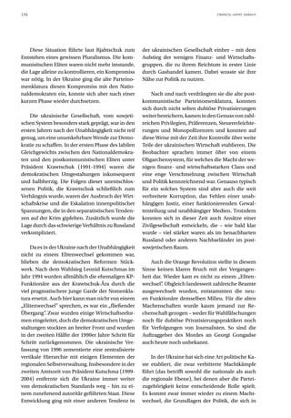 136                                                                                    ZWANZIG JAHRE DANACH




    Diese Situation führte laut Rjabtschuk zum        der ukrainischen Gesellschaft einher – mit dem
Entstehen eines gewissen Pluralismus. Die kom-        Aufstieg der wenigen Finanz- und Wirtschafts-
munistischen Eliten waren nicht mehr imstande,        gruppen, die zu ihrem Reichtum in erster Linie
die Lage alleine zu kontrollieren, ein Kompromiss     durch Gashandel kamen. Dabei wusste sie ihre
war nötig. In der Ukraine ging die alte Parteino-     Nähe zur Politik zu nutzen.
menklatura diesen Kompromiss mit den Natio-
naldemokraten ein, konnte sich aber nach einer            Nach und nach verdrängten sie die alte post-
kurzen Phase wieder durchsetzen.                      kommunistische Parteinomenklatura, konnten
                                                      sich durch nicht selten dubiöse Privatisierungen
    Die ukrainische Gesellschaft, vom sowjeti-        weiter bereichern, kamen in den Genuss von zahl-
schen System besonders stark geprägt, war in den      reichen Privilegien, Präferenzen, Steuererleichte-
ersten Jahren nach der Unabhängigkeit nicht reif      rungen und Monopollizenzen und konnten auf
genug, um eine unumkehrbare Wende zur Demo-           diese Weise mit der Zeit ihre Kontrolle über weite
kratie zu schaffen. In der ersten Phase des labilen   Teile der ukrainischen Wirtschaft etablieren. Die
Gleichgewichts zwischen den Nationaldemokra-          Beobachter sprachen immer öfter von einem
ten und den postkommunistischen Eliten unter          Oligarchensystem, für welches die Macht der we-
Präsident Krawtschuk (1991-1994) waren die            nigen finanz- und wirtschaftsstarken Clans und
demokratischen Umgestaltungen inkonsequent            eine enge Verschmelzung zwischen Wirtschaft
und halbherzig. Die Folgen dieser unentschlos-        und Politik kennzeichnend war. Genauso typisch
senen Politik, die Krawtschuk schließlich zum         für ein solches System sind aber auch die weit
Verhängnis wurde, waren der Ausbruch der Wirt-        verbreitete Korruption, das Fehlen einer unab-
schaftskrise und die Eskalation innenpolitischer      hängigen Justiz, einer funktionierenden Gewal-
Spannungen, die in den separatistischen Tenden-       tenteilung und unabhängiger Medien. Trotzdem
zen auf der Krim gipfelten. Zusätzlich wurde die      konnten sich in dieser Zeit auch Ansätze einer
Lage durch das schwierige Verhältnis zu Russland      Zivilgesellschaft entwickeln, die – wie bald klar
verkompliziert.                                       wurde – viel stärker waren als im benachbarten
                                                      Russland oder anderen Nachbarländer im post-
    Da es in der Ukraine nach der Unabhängigkeit      sowjetischen Raum.
nicht zu einem Elitenwechsel gekommen war,
blieben die demokratischen Reformen Stück-                Auch die Orange Revolution stellte in diesem
werk. Nach dem Wahlsieg Leonid Kutschmas im           Sinne keinen klaren Bruch mit der Vergangen-
Jahr 1994 wurden allmählich die ehemaligen KP-        heit dar. Wieder kam es nicht zu einem „Eliten-
Funktionäre aus der Krawtschuk-Ära durch die          wechsel” Obgleich landesweit zahlreiche Beamte
                                                               .
viel pragmatischere junge Garde der Nomenkla-         ausgewechselt wurden, entstammten die neu-
tura ersetzt. Auch hier kann man nicht von einem      en Funktionäre demselben Milieu. Für die alten
„Elitenwechsel” sprechen, es war ein „fließender      Machenschaften wurde kaum jemand zur Re-
Übergang” Zwar wurden einige Wirtschaftsrefor-
           .                                          chenschaft gezogen – weder für Wahlfälschungen
men eingeleitet, doch die demokratischen Umge-        noch für dubiöse Privatisierungspraktiken noch
staltungen stockten an breiter Front und wurden       für Verfolgungen von Journalisten. So sind die
in der zweiten Hälfte der 1990er Jahre Schritt für    Auftraggeber des Mordes an Georgi Gongadse
Schritt zurückgenommen. Die ukrainische Ver-          auch heute noch unbekannt.
fassung von 1996 zementierte eine zentralisierte
vertikale Hierarchie mit einigen Elementen der            In der Ukraine hat sich eine Art politische Ka-
regionalen Selbstverwaltung. Insbesondere in der      ste etabliert, die zwar verbitterte Machtkämpfe
zweiten Amtszeit von Präsident Kutschma (1999-        führt (das betrifft sowohl die nationale als auch
2004) entfernte sich die Ukraine immer weiter         die regionale Ebene), bei denen aber die Partei-
von demokratischen Standards weg – hin zu ei-         zugehörigkeit keine entscheidende Rolle spielt.
nem zunehmend autoritär geführten Staat. Diese        Es kommt zwar immer wieder zu einem Macht-
Entwicklung ging mit einer anderen Tendenz in         wechsel, die Grundlagen der Politik, die sich in
 