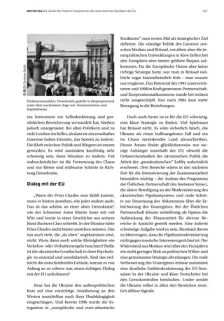 DRITTER TEIL Die Länder der früheren Sowjetunion: die neuen östlichen Nachbarn der EU                                  137




                                                                                          Strukturen“ zum ersten Mal als strategisches Ziel
                                                                                          definiert. Die ständige Politik des Lavieren zwi-
                                                                                          schen Moskau und Brüssel, vor allem aber die in-
                                                                                          nenpolitischen Entwicklungen in Kiew ließen bei
                                                                                          den Europäern eine immer größere Skepsis auf-
                                                                                          kommen. Da die Europäische Union aber keine
Christine Quirk




                                                                                          richtige Strategie hatte, war man in Brüssel viel-
                                                                                          leicht sogar klammheimlich froh – man musste
                                                                                          nur reagieren. Das Potenzial des 1993 unterzeich-
                                                                                          neten und 1998 in Kraft getretenen Partnerschaft-
                                                                                          und Kooperationsabkommens wurde bei weitem
                  Parlamentswahlen: Demokratie gedeiht in Dnipropetrovsk                  nicht ausgeschöpft. Erst nach 2004 kam mehr
                  unter dem wachsamen Auge von Kommunismus und                            Bewegung in die Beziehungen.
                  Kapitalismus.

                  ein Instrument zur Selbstbedienung und per-                                 Doch auch heute ist es für die EU schwierig,
                  sönlichen Bereicherung verwandelt hat, bleiben                          eine klare Strategie zu finden. Viel Spielraum
                  jedoch unangetastet. Bei allen Politikern sind zu                       hat Brüssel nicht. Es wäre sicherlich falsch, die
                  viele Leichen im Keller, als dass sie ein ernsthaftes                   Ukraine als einen hoffnungslosen Fall und ein
                  Interesse haben könnten, das System zu ändern.                          im Chaos versinkendes Land abzuschreiben.
                  Die Kluft zwischen Politik und Bürgern ist enorm                        Dieser Ansatz findet glücklicherweise nur we-
                  geworden. Es wird zumindest kurzfristig sehr                            nige Anhänger innerhalb der EU, obwohl die
                  schwierig sein, diese Situation zu ändern. Viel                         Unberechenbarkeit der ukrainischen Politik die
                  wahrscheinlicher ist die Fortsetzung des Chaos                          Arbeit der „proukrainischen” Lobby unheimlich
                  und nur kleine und mühsame Schritte in Rich-                            erschwert. Drei Bereiche wären in der nächsten
                  tung Demokratie.                                                        Zeit für die Intensivierung der Zusammenarbeit
                                                                                          besonders wichtig – der Ausbau des Programms
                  Dialog mit der EU                                                       der Östlichen Partnerschaft (im breiteren Sinne),
                                                                                          die aktive Beteiligung an der Modernisierung des
                       „Wenn der Prinz Charles zum Skilift kommt,                         ukrainischen Pipelinesystems und reale Schrit-
                  muss er hinten anstehen, wie jeder andere auch.                         te zur Umsetzung des Abkommens über die Er-
                  Das ist das schöne an einer alten Demokratie”     ,                     leichterung des Visaregimes. Bei der Östlichen
                  wie der Schweizer Autor Martin Suter mit viel                           Partnerschaft könnte mittelfristig als Option die
                  Witz und Ironie in einer Geschichte aus seinem                          Aufstockung der Finanzmittel für diverse Be-
                  Band Business Class schreibt. In der Ukraine hätte                      reiche in Aussicht gestellt werden. Eine äußerst
                  Prinz Charles nicht hinten anstehen müssen. Das                         schwierige Aufgabe wird es sein, Russland davon
                  tun auch viele, die „da oben” angekommen sind,                          zu überzeugen, dass die Pipelinemodernisierung
                  nicht. Wozu dann noch solche Kleinigkeiten wie                          nicht gegen russische Interessen gerichtet ist. Der
                  Verkehrs- oder Verhaltensregeln beachten? Dafür                         Widerstand aus Moskau wird aber den Europäern
                  ist die ukrainische Gesellschaft in ihrer Psycholo-                     ein nicht geringes Maß an politischen Willen und
                  gie zu unsozial und unsolidarisch. Sind das viel-                       eine gemeinsame Strategie abverlangen. Die reale
                  leicht die entscheidenden Gründe, warum es von                          Verbesserung des Visaregimes müsste zumindest
                  Anfang an so schwer war, einen richtigen Dialog                         eine deutliche Entbürokratisierung der EU-Kon-
                  mit der EU aufzubauen?                                                  sulate in der Ukraine und klare Fortschritte bei
                                                                                          den Grenzkontrollen beinhalten. Leider sendet
                      Zwar hat die Ukraine den außenpolitischen                           die Ukraine selbst in allen drei Bereichen ziem-
                  Kurs auf eine vorsichtige Annäherung an den                             lich diffuse Signale.
                  Westen unmittelbar nach ihrer Unabhängigkeit
                  eingeschlagen. Und bereits 1996 wurde die In-
                  tegration in „europäische und euro-atlantische
 