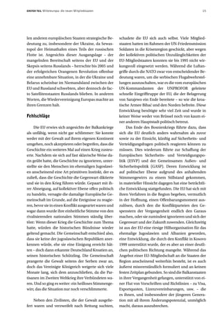 ERSTER TEIL   Mitteleuropa: die neuen Mitgliedstaaten                                                     15




len anderen europäischen Staaten strategische Be-       schadete die EU sich auch selbst. Viele Mitglied-
deutung zu, insbesondere der Ukraine, da Sewas-         staaten hatten im Rahmen der UN-Friedensmission
topol der Heimathafen eines Teils der russischen        Soldaten in die Krisenregion geschickt, aber wegen
Flotte ist. Angesichts dieser Ausgangslage – der        der kollektiven politischen Unzulänglichkeiten der
mangelnden Bereitschaft seitens der EU und der          EU-Mitgliedstaaten konnten sie bis 1995 nicht wir-
Skepsis seitens Russlands – herrschte bis 2005 und      kungsvoll eingesetzt werden. Während die Luftan-
der erfolgreichen Orangenen Revolution offenbar         griffe durch die NATO zwar von entscheidender Be-
eine annehmbare Situation, in der die Ukraine und       deutung waren, um die serbischen Flugabwehrstel-
Belarus scheinbar im Niemandsland zwischen der          lungen auszuschalten, war es die vom europäischen
EU und Russland schwebten, aber dennoch de fac-         UN-Kommandanten der UNPROFOR geleitete
to Satellitenstaaten Russlands blieben. In anderen      schnelle Eingrifftruppe der EU, die der Belagerung
Worten, die Wiedervereinigung Europas machte an         von Sarajewo ein Ende bereitete – so wie die kroa-
ihren Grenzen halt.                                     tische Armee Bihać und den Norden befreite. Diese
                                                        Entwicklung benötigte sehr viel Zeit und wurde in
Fehlschläge                                             keiner Weise weder von Brüssel noch von kaum ei-
                                                        ner anderen Hauptstadt politisch betreut.
     Die EU erwies sich angesichts der Balkankriege          Das Ende des Bosnienkriegs führte dazu, dass
als unfähig, wenn nicht gar schlimmer: Sie konnte       sich die EU deutlich anders wahrnahm als zuvor
weder mit der Gewalt auf ihrem eigenen Kontinent        sowie zu der Einsicht, künftig auf Sicherheits- und
umgehen, noch akzeptieren oder begreifen, dass die      Verteidigungsfragen politisch reagieren können zu
Geschichte ein weiteres Mal auf einen Krieg zusteu-     müssen. Dies wiederum führte zur Schaffung der
erte. Nachdem sie sich auf fast sklavische Weise da-    Europäischen Sicherheits- und Verteidigungspo-
rin geübt hatte, die Geschichte zu ignorieren, unter-   litik (ESVP) und der Gemeinsamen Außen- und
stellte sie den Menschen im ehemaligen Jugoslawi-       Sicherheitspolitik (GASP). Deren Entwicklung ist
en anscheinend eine Art primitiven Instinkt, der es     auf politischer Ebene aufgrund des anhaltenden
zuließ, dass die Geschichte die Gegenwart diktierte     Stimmengewirrs zu einem Stillstand gekommen,
und sie in den Krieg führen würde. Gepaart mit ih-      in materieller Hinsicht dagegen hat eine beträchtli-
rer Abneigung, auf kollektiver Ebene offen politisch    che Entwicklung stattgefunden. Die EU hat sich mit
zu handeln, versagte die damalige Europäische Ge-       ihren Verfahren in die Region begeben, vermutlich
meinschaft im Grunde, auf die Ereignisse zu reagie-     in der Hoffnung, einen Offenbarungsmoment aus-
ren, bevor sie in einen Konflikt ausgeartet waren und   zulösen, durch den die Konfliktparteien den Ge-
sogar dann wurde ihre einheitliche Stimme von den       spenstern der Vergangenheit endlich den Garaus
rivalisierenden nationalen Stimmen ständig über-        machen, oder sie zumindest ignorieren und sich der
tönt: Wenn dieser Krieg die Geschichte zum Thema        Gegenwart und der Zukunft zuwenden. Gleichzeitig
hatte, würden die historischen Bündnisse wieder         ist aus der EU eine riesige Hilfsorganisation für das
geltend gemacht. Die Gemeinschaft entschied also,       ehemalige Jugoslawien und Albanien geworden,
dass sie keine der jugoslawischen Republiken aner-      eine Entwicklung, die durch den Konflikt in Kosovo
kennen würde, ehe sie eine Einigung erreicht hät-       1999 unterstützt wurde, der es aber an einer deutli-
ten – doch dann erkannte Deutschland Kroatien an,       chen politischen Richtung mangelte. Während das
seinen historischen Schützling. Die Gemeinschaft        Angebot einer EU-Mitgliedschaft an die Staaten der
prangerte die Gewalt seitens der Serben zwar an,        Region anscheinend weiterhin besteht, ist es auch
doch das Vereinigte Königreich weigerte sich viele      äußerst missverständlich formuliert und an keinen
Monate lang, sich dem anzuschließen, da die Par-        festen Zeitplan gebunden. So sind die Balkanstaaten
tisanen im Zweiten Weltkrieg ihre Verbündeten wa-       in ihrer Vergangenheit gefangen, unterstützt von ei-
ren. Und so ging es weiter: ein heilloses Stimmenge-    ner Flut von Vorschriften und Richtlinien – zu Visa,
wirr, das die Situation nur noch verschlimmerte.        Exportquoten, Lizenzvereinbarungen, usw. – die
                                                        es ihnen, und insbesondere der jüngeren Genera-
     Neben den Zivilisten, die der Gewalt ausgelie-     tion mit all ihrem Änderungspotenzial, unmöglich
fert waren und verzweifelt nach Rettung suchten,        macht, daraus auszubrechen.
 