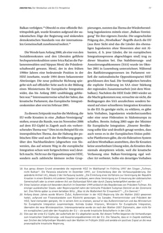 ZWEITER TEIL   Der Westbalkan und die EU-Perspektive                                                                 77




Balkan verfolgten.18 Obwohl es eine offizielle Bei-          pierungen, nutzten das Thema der Wiederherstel-
trittspolitik gab, wurde Kroatien aufgrund der au-           lung Jugoslawiens mittels einer „Balkan-Vereini-
tokratischen Züge der Regierung und sinkenden                gung“ für ihre eigenen Zwecke. Die ungeschickte
demokratischen Standards von der internationa-               Prägung des „Westbalkan“-Begriffs durch die EU
len Gemeinschaft zunehmend isoliert.19                       (aus ihrer Sicht sind das die Länder des ehema-
                                                             ligen Jugoslawien ohne Slowenien aber mit Al-
    Die Wende kam Anfang 2000, als eine von den              banien, d. h. jene Länder, die im europäischen
Sozialdemokraten und den Liberalen geführte                  Integrationsprozess abgeschlagen sind) trug zu
Sechsparteienkoalition unter Ivica Račan die Par-            dieser Situation bei. Das Stabilisierungs- und
lamentswahlen und Stjepan Mesić die Präsident-               Assoziierungsabkommen (SAA) wurde im Okto-
schaftswahl gewann. Mesić, der in den frühen                 ber 2001 in Luxemburg unterzeichnet. Während
1990er Jahren eine bedeutende Position in der                des Ratifizierungsprozesses im Parlament ver-
HDZ innehatte, wurde 1994 deren bekanntester                 ließ die nationalistische Oppositionspartei HDZ
Abtrünniger. Die neue politische Richtung spie-              geschlossen den Saal. Die Streitigkeiten betrafen
gelte sich auf offizieller Seite auch in der Bildung         die explizite Forderung im SAA einer Stärkung
eines Ministeriums für Europäische Integration               der regionalen Zusammenarbeit (mit dem West-
wider, das bis Anfang 2005 unabhängig geblie-                balkan). Nachdem die HDZ Ende 2003 wieder an
ben war.20 Interessanterweise schuf der Sabor, das           die Macht gekommen war, versuchte sie nicht, die
kroatische Parlament, das Europäische Integrati-             Bedingungen des SAA anzufechten sondern be-
onskomitee aber erst im Februar 2001.                        stand auf einer schnelleren Integration Kroatiens
                                                             in die EU. Es genügte nicht, zu erklären, es gäbe
     Zu diesem Zeitpunkt machte die Meldung, die             kein Vorhaben, Jugoslawien wiederherzustellen
EU wolle Kroatien in eine „Balkan-Vereinigung“               oder eine neue Föderation in Südosteuropa zu
stoßen, erneut die Runde, was im November 2006               schaffen. Bereits Anfang 2003 sagte der Minister
auf dem EU-Gipfel in Zagreb auch ein vorherr-                für Europäische Integration: „Unserer Bevölke-
schendes Thema war.21 Dies ist ein Beispiel für ein          rung sollte klar und deutlich gesagt werden, dass
innenpolitisches Thema, das die Haltung der po-              auch wenn es in der Europäischen Union politi-
litischen Elite und auch der Bevölkerung gegen-              sche Plattformen gäbe, die ein föderatives System
über den Nachbarländern (abgesehen von Slo-                  auf dem Westbalkan anstrebten, dies für Kroatien
wenien, das auf seinem Weg in die europäische                keine annehmbare Lösung wäre, da Kroatien dies
Integration schon weit fortgeschritten war) deut-            niemals akzeptieren würde, weil die kroatische
lich macht. Nicht nur die Oppositionspartei HDZ,             Verfassung eine Balkan-Vereinigung egal wel-
sondern auch zahlreiche kleinere rechte Grup-                cher Art verbietet. Sollte ein derartiges Vorhaben


18 Aus genau diesem Grund verwendete die regierende HDZ im Wahlkampf im Frühling 1997 den Slogan „Tuđman,
   nicht Balkan“. Die Paranoia eskalierte im Dezember 1997, zur Entscheidung über die Verfassungsänderung. Der
   geänderte Artikel 141, Absatz 2 der Verfassung lautete: „Die Einleitung eines Verfahrens zur Vereinigung der Republik
   Kroatien in einem Bündnis mit anderen Staaten ist verboten, wenn diese Vereinigung zur Erneuerung der südslawischen
   Gemeinschaft oder zu einem anderen Art von Balkanstaat führt oder durch Zwang herbeigeführt werden soll.“
19 Diese Isolation zeigte sich besonders deutlich im Dezember 1999 anlässlich des Begräbnisses von Präsident Tuđman. Als
   einziger ausländischer Staats- oder Regierungschef nahm der türkische Präsident Suleyman Demirel an der Zeremonie
   teil. Dies führte später zu einem beliebten Witz: „Was ist die Maßeinheit für Einsamkeit?“- „Ein Demirel.“
20 Anfang dieses Jahres wurde Miomir Žužul, Außenminister in der HDZ-Regierung (die die Wahlen 2003 gewonnen
   hatte), aufgrund von Finanzskandalen zum Rücktritt gezwungen. Ivo Sanader, Premierminister und Präsident der
   HDZ, fand niemanden geeignet, ihn in seinem Amt zu ersetzen, worauf er das Außenministerium und das Ministerium
   für Europäische Integration zusammenlegte. Kolinda Grabar Kitarovic, Ministerin für Europäische Integration,
   übernahm die neue Ministerposition. Interessanterweise wurde sie nach den Wahlen 2007 Diplomatin, aber nicht für
   ein europäisches Land oder den Hauptsitz der EU – sie wurde kroatische Botschafterin in den USA.
21 Dies war der erste EU-Gipfel, der außerhalb der EU abgehalten wurde. Bei diesem Treffen begannen die Verhandlungen
   zum kroatischen Stabilisierungs- und Assoziierungsabkommen mit der EU. Die Tatsache, dass er in Zagreb stattfand,
   war Zeichen des tiefgründigen Wandels nach den Wahlen im Frühjahr 2000 und sendete ein positives Signal an die neue
   proeuropäische kroatische Regierung.
 