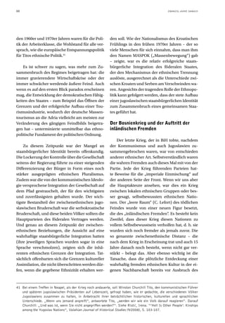 88                                                                                                 ZWANZIG JAHRE DANACH




den 1960er und 1970er Jahren waren für die Poli-             den soll. Wie der Nationalismus des Kroatischen
tik der Arbeiterklasse, die Wohlstand für alle ver-          Frühlings in den frühen 1970er Jahren – der so
sprach, wie die europäische Entspannungspolitik              viele Menschen für sich einnahm, dass man ihm
für Titos ethnische Politik.41                               den Namen MASPOK („Massenbewegung“) gab
                                                             – zeigte, war es die relativ erfolgreiche staats-
    Es ist schwer zu sagen, was mehr zum Zu-                 bürgerliche Integration des föderalen Staates,
sammenbruch des Regimes beigetragen hat: die                 der den Mechanismus der ethnischen Trennung
immer gravierendere Wirtschaftskrise oder der                auslöste, ausgerechnet als die Unterschiede zwi-
immer schwächer werdende äußere Feind. Auch                  schen Kroaten und Serben am Verschwinden wa-
wenn es auf den ersten Blick paradox erscheinen              ren. Angesichts der tragenden Rolle der Ethnopo-
mag, die Entwicklung der demokratischen Fähig-               litik kann gefolgert werden, dass der stete Aufbau
keiten des Staates – zum Beispiel das Öffnen der             einer jugoslawischen staatsbürgerlichen Identität
Grenzen und der erfolgreiche Aufbau einer Tou-               zum Zusammenbruch eines gemeinsamen Staa-
rismusindustrie, wodurch der deutsche Massen-                tes geführt hat.
tourismus an die Adria vielleicht am meisten zur
Veränderung des gängigen Feindbilds beigetra-                Der Bosnienkrieg und der Auftritt der
gen hat – unterminierte unmittelbar das ethno-               inländischen Fremden
politische Fundament der politischen Ordnung.
                                                                 Der letzte Krieg, der in BiH tobte, nachdem
    Zu diesem Zeitpunkt war der Mangel an                    der Kommunismus und auch Jugoslawien zu-
staatsbürgerlicher Identität bereits offenkundig.            sammengebrochen waren, war von entschieden
Die Lockerung der Kontrolle über die Gesellschaft            anderer ethnischer Art. Selbstverständlich waren
seitens der Regierung führte zu einer steigenden             die wahren Fremden auch dieses Mal mit von der
Differenzierung der Bürger in Form eines noch                Partie. Jede der Krieg führenden Parteien hat-
stärker ausgeprägten ethnischen Pluralismus.                 te Beweise für die „imperiale Einmischung“ auf
Zudem war die von der kommunistischen Ideolo-                der anderen Seite der Front. Wenn wir uns aber
gie versprochene Integration der Gesellschaft auf            die Hauptakteure ansehen, war dies ein Krieg
dem Pfad gestrauchelt, der für den wichtigsten               zwischen lokalen ethnischen Gruppen oder bes-
und zuverlässigsten gehalten wurde. Der wich-                ser gesagt, selbstbewussten ethnischen Natio-
tigste Bestandteil der zwischenethnischen jugo-              nen. Der „leere Raum“ (C. Lefort) des tödlichen
slawischen Bruderschaft war die serbokroatische              Feindes wurde von einer neuen Figur besetzt,
Bruderschaft, und diese beiden Völker sollten die            die des „inländischen Fremden“. Es besteht kein
Hauptparteien des föderalen Vertrages werden.                Zweifel, dass dieser Krieg diesen Nationen zu
Und genau an diesem Zeitpunkt der zwischen-                  vollem Selbstbewusstsein verholfen hat, d. h. sie
ethnischen Beziehungen, die Aussicht auf eine                wurden sich noch fremder als jemals zuvor. Die
wahrhaftige staatsbürgerliche Integration hatten             so genannte zwischenethnische Distanz – die
(ihre jeweiligen Sprachen wurden sogar in eine               nach dem Krieg in Erscheinung trat und auch 15
Sprache verschmolzen), zeigten sich die inhä-                Jahre danach noch besteht, wenn nicht gar ver-
renten ethnischen Grenzen der Integration. Tat-              stärkt – belegt das. Aber ebenso wichtig ist die
sächlich offenbarten sich die Grenzen kultureller            Tatsache, dass die plötzliche Entdeckung einer
Assimilation, die nicht überschritten werden dür-            wahrhaftig fremden ethnischen Kultur in der ei-
fen, wenn die gegebene Ethnizität erhalten wer-              genen Nachbarschaft bereits vor Ausbruch des



41 Bei einem Treffen in Neapel, als der Krieg noch andauerte, soll Winston Churchill Tito, den kommunistischen Führer
   und späteren jugoslawischen Präsidenten auf Lebenszeit, gefragt haben, wie er gedachte, die verschiedenen Völker
   Jugoslawiens zusammen zu halten, in Anbetracht ihrer beträchtlichen historischen, kulturellen und sprachlichen
   Unterschiede. „Wenn uns jemand angreift“, antwortete Tito, „werden wir wie ein Volk darauf reagieren“. Darauf
   Churchill: „Und was ist, wenn Sie nicht angegriffen werden?“. Siehe Ristić, Irena. “’Hell Is Other People’: Kinships
   among the Yugoslav Nations“, Valahian Journal of Historical Studies (9/2008), S. 103-107.
 