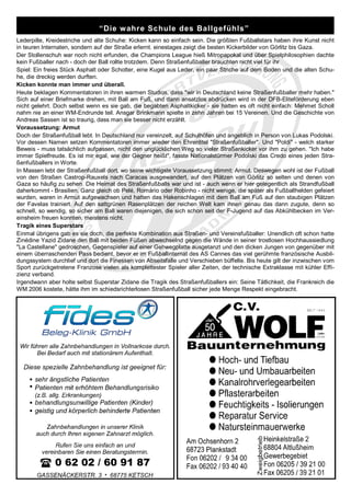 “Die wahre Schule des Ballgefühls”
Lederpille, Kreidestriche und alte Schuhe: Kicken kann so einfach sein. Die größten Fußballstars haben ihre Kunst nicht
in teuren Internaten, sondern auf der Straße erlernt. einestages zeigt die besten Kickerbilder von Görlitz bis Gaza.
Der Stollenschuh war noch nicht erfunden, die Champions League hieß Mitropapokal und über Spielphilosophien dachte
kein Fußballer nach - doch der Ball rollte trotzdem. Denn Straßenfußballer brauchten nicht viel für ihr
Spiel: Ein freies Stück Asphalt oder Schotter, eine Kugel aus Leder, ein paar Striche auf dem Boden und die alten Schu-
he, die dreckig werden durften.
Kicken konnte man immer und überall.
Heute beklagen Kommentatoren in ihren warmen Studios, dass "wir in Deutschland keine Straßenfußballer mehr haben."
Sich auf einer Briefmarke drehen, mit Ball am Fuß, und dann ansatzlos abdrücken wird in der DFB-Eliteförderung eben
nicht gelehrt. Doch selbst wenn es sie gab, die begabten Asphaltkicker - sie hatten es oft nicht einfach: Mehmet Scholl
nahm nie an einer WM-Endrunde teil. Ansgar Brinkmann spielte in zehn Jahren bei 15 Vereinen. Und die Geschichte von
Andreas Sassen ist so traurig, dass man sie besser nicht erzählt.
Voraussetzung: Armut
Doch der Straßenfußball lebt. In Deutschland nur vereinzelt, auf Schulhöfen und angeblich in Person von Lukas Podolski.
Vor dessen Namen setzen Kommentatoren immer wieder den Ehrentitel "Straßenfußballer". Und "Poldi" - welch starker
Beweis - muss tatsächlich aufpassen, nicht den unglücklichen Weg so vieler Straßenkicker vor ihm zu gehen. "Ich habe
immer Spielfreude. Es ist mir egal, wie der Gegner heißt", fasste Nationalstürmer Podolski das Credo eines jeden Stra-
ßenfußballers in Worte.
In Massen lebt der Straßenfußball dort, wo seine wichtigste Voraussetzung stimmt: Armut. Deswegen wohl ist der Fußball
von den Straßen Castrop-Rauxels nach Caracas ausgewandert, auf den Plätzen von Görlitz so selten und denen von
Gaza so häufig zu sehen. Die Heimat des Straßenfußballs war und ist - auch wenn er hier gelegentlich als Strandfußball
daherkommt - Brasilien. Ganz gleich ob Pelé, Romário oder Robinho - nicht wenige, die später als Fußballhelden gefeiert
wurden, waren in Armut aufgewachsen und hatten das Hakenschlagen mit dem Ball am Fuß auf den staubigen Plätzen
der Favelas trainiert. Auf den sattgrünen Rasenplätzen der reichen Welt kam ihnen genau das dann zugute, denn so
schnell, so wendig, so sicher am Ball waren diejenigen, die sich schon seit der F-Jugend auf das Abkühlbecken im Ver-
einsheim freuen konnten, meistens nicht.
Tragik eines Superstars
Einmal übrigens gab es sie doch, die perfekte Kombination aus Straßen- und Vereinsfußballer: Unendlich oft schon hatte
Zinédine Yazid Zidane den Ball mit beiden Füßen abwechselnd gegen die Wände in seiner trostlosen Hochhaussiedlung
"La Castellane" gedroschen, Gegenspieler auf einer Gehwegplatte ausgetanzt und den dicken Jungen von gegenüber mit
einem überraschenden Pass bedient, bevor er im Fußballinternat des AS Cannes das viel gerühmte französische Ausbil-
dungssystem durchlief und dort die Finessen von Abseitsfalle und Verschieben büffelte. Bis heute gilt der inzwischen vom
Sport zurückgetretene Franzose vielen als komplettester Spieler aller Zeiten, der technische Extraklasse mit kühler Effi-
zienz verband.
Irgendwann aber holte selbst Superstar Zidane die Tragik des Straßenfußballers ein: Seine Tätlichkeit, die Frankreich die
WM 2006 kostete, hätte ihm im schiedsrichterlosen Straßenfußball sicher jede Menge Respekt eingebracht.
 