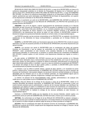 Miércoles 21 de septiembre de 2016 DIARIO OFICIAL (Primera Sección) 7
$5’000,000.00 (CINCO MILLONES DE PESOS 00/100 M.N.), a cargo de la SECRETARÍA con base en la
suficiencia presupuestal contenida en el Decreto de Presupuesto de Egresos de la Federación para el
ejercicio fiscal 2016 y $5’000,000.00 (CINCO MILLONES DE PESOS 00/100 M.N.), a cargo del GOBIERNO
DEL ESTADO, con base en la suficiencia presupuestal contenida en el Presupuesto de Egresos del Estado
vigente, aportaciones que serán destinadas a los PROYECTOS del Estado de Aguascalientes, con sujeción
en las disposiciones contenidas en las REGLAS DE OPERACIÓN.
Asimismo, la aportación por parte de la SECRETARÍA y del GOBIERNO DEL ESTADO se realizará de
conformidad a lo que se disponga en las REGLAS DE OPERACIÓN y los PROYECTOS aprobados por el
Consejo Directivo del PROSOFT.
TERCERA.- Con el fin de asignar y ejercer oportunamente las aportaciones previstas en la Cláusula
SEGUNDA de este Convenio de Coordinación, las PARTES acuerdan en establecer el día 19 de agosto del
presente año, como fecha límite para identificar y en su momento presentar ante el Consejo Directivo del
PROSOFT las Solicitudes de Apoyo respecto a los proyectos elegibles conforme a las REGLAS DE
OPERACIÓN y las disposiciones que deriven de éstas, en caso contrario, la SECRETARÍA quedará en
libertad de reasignar las aportaciones federales restantes en la fecha citada, sin responsabilidad alguna.
Las PARTES acuerdan que las acciones comprendidas en los PROYECTOS, se sujetarán a los términos
establecidos en las Solicitudes de Apoyo correspondientes y aprobadas por el Consejo Directivo del
PROSOFT.
CUARTA.- La SECRETARÍA señala que favorecerá la ejecución de los PROYECTOS a través de apoyos
destinados a los tipos de proyectos previstos en las REGLAS DE OPERACIÓN y las demás disposiciones que
deriven de éstas.
QUINTA.- Los recursos que aporta la SECRETARÍA para el cumplimiento del objeto del presente
Convenio de Coordinación y que se realizan de conformidad con las REGLAS DE OPERACIÓN del
PROSOFT, serán considerados en todo momento como subsidios federales en los términos de las
disposiciones aplicables; en consecuencia, no perderán su carácter federal al ser canalizados al GOBIERNO
DEL ESTADO y estarán sujetos, en todo momento a las disposiciones federales que regulan su control y
ejercicio.
En este sentido, el GOBIERNO DEL ESTADO reconoce que los recursos previstos en la Cláusula
SEGUNDA serán destinados única y exclusivamente para los fines establecidos, por lo que en caso de que
éstos sean usados con fines políticos a cualquier fin distinto al autorizado, particularmente a la promoción de
algún determinado partido político o candidato, o que en su caso se condicione el cumplimiento del PROSOFT
a la emisión del sufragio en favor de algún partido político o candidato, la SECRETARÍA podrá rescindir
administrativamente el presente instrumento jurídico.
La rescisión a que se refiere el párrafo anterior, operará de pleno derecho y sin necesidad de acción
judicial o arbitral previa. Consecuentemente, el GOBIERNO DEL ESTADO acepta que ante la rescisión del
Convenio de Coordinación, éste quedará obligado a la devolución total de la cantidad señalada en la Cláusula
SEGUNDA más los intereses que en su caso se hubieren generado, sin responsabilidad alguna para la
SECRETARÍA por los gastos, expensas, erogaciones o análogos que hubiere realizado.
Lo anterior, sin perjuicio de las responsabilidades civiles, penales, administrativas o de cualquier otra
índole que en su caso pudiere incurrir el GOBIERNO DEL ESTADO.
SEXTA.- Para los efectos de la entrega de los recursos a cargo de la SECRETARÍA, citados en la
Cláusula SEGUNDA del presente instrumento, el GOBIERNO DEL ESTADO se compromete a tener una
cuenta bancaria exclusiva para la administración y ejercicio de los recursos federales, que identifiquen las
erogaciones cuyo destino se sujete a lo establecido en este Convenio de Coordinación; en consecuencia, el
GOBIERNO DEL ESTADO, acepta expresamente que hasta en tanto no cumpla con dichos procedimientos y
normas, la SECRETARÍA no realizará la entrega de los recursos señalados en este Convenio, sin
responsabilidad alguna.
Asimismo, la SECRETARÍA señala que los depósitos de los recursos federales, estarán sujetos a la
presentación previa por parte del GOBIERNO DEL ESTADO del recibo o factura que en derecho proceda.
SÉPTIMA.- De conformidad con la Regla 24 de las REGLAS DE OPERACIÓN se deberán reintegrar y
enterar los recursos que le soliciten la Instancia Ejecutora o el Consejo Directivo en los términos establecidos.
De no hacerlo en el plazo otorgado se deberán pagar las penas por atraso previstas en la Regla 25.
OCTAVA.- Para el cumplimiento del objeto del presente Convenio de Coordinación, el GOBIERNO DEL
ESTADO por conducto de la CECOI, acepta asumir las obligaciones descritas en la Regla 27 fracción I de las
REGLAS DE OPERACIÓN.
 