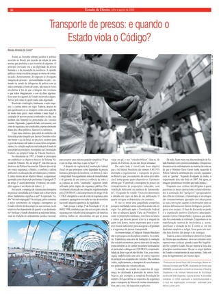Estado 16 de Direito, julho e agosto de 2009 
Transporte de presos: e quando o 
Estado viola o Código? 
Assisti ao ferrenho embate jurídico e político 
ocorrido no Brasil, por ocasião da edição de uma 
norma que proibiria o uso irrestrito de algemas. O 
princípio invocado era o da dignidade da pessoa 
humana e o da presunção da inocência. À opinião 
pública o tema era afeito porque os meios de comu-nicação, 
diuturnamente, divulgavam (e divulgam) 
imagens de pessoas – personalidades ou não – en-trando 
ou saindo de delegacias de polícia com as 
mãos centradas à frente do corpo, não raras às vezes 
encobertas a fim de que a imagem não revelasse 
o que todos imaginavam: o uso de ditas algemas. 
Esse atuar dos agentes do Estado incomodou alguns. 
Talvez por conta de quem tenha sido algemado. 
Resolvido o imbróglio, finalmente a razão impe-rou 
e a norma entrou em vigor. Todavia, poucos no 
país questionam ou se insurgem contra uma ação tão 
ou muito mais grave, mais violenta e mais ilegal: a 
condução de pessoas presas (condenadas ou não, mas 
também não importa) no porta-malas dos veículos 
estatais. Algemados, jogados de lado, sem assento, sem 
cinto de segurança, são conduzidos, espetacularmente 
diante dos olhos públicos, famosos ou anônimos. 
O que mais estarrece, para além do simbólico da 
feitura da prisão (naquilo que Jacinto Coutinho refere 
não bastar o uso da força, ser preciso o escárnio para 
o gozo da massa) e de todos os seus efeitos estigmati-zantes, 
é a violação explícita realizada pelo Estado de 
seus próprios princípios, insculpidos na Constituição 
Federal e no próprio Código de Trânsito brasileiro. 
No documento de 1997, o Estado se preocupou 
em estabelecer os objetivos básicos do Sistema Na-cional 
do Trânsito. Ali, no artigo 6º, está dito que as 
diretrizes da Política Nacional do Trânsito devem ter 
em vista a segurança, a fluidez, o conforto, a defesa 
ambiental e a educação das atividades para o trânsito. 
E, antes mesmo de ser objetivo básico, a segurança é 
apontada como disposição preliminar. O parágrafo 2º 
do artigo 1º assim determina: O trânsito, em condi-ções 
seguras é um direito de todos (...). 
Se é assim, o emprego de viaturas para transporte 
de pessoas custodiadas pelo Estado sem a observância 
desse fundamento significa o quê? A expressão “to-dos” 
foi mal empregada? Ou será que, pelos costumes 
e pelos sentimentos de vingança outorgamos ao 
Estado o direito de descumprir as suas normas, ou de 
relativizá-las dependendo de quem é o seu destinatá-rio? 
Será que o Estado abandonou as máximas latinas, 
sinal de erudição do ordenamento jurídico racional, 
para assumir uma máxima popular simplória (“Faça 
o que eu digo, não faça o que eu faço!”)? 
A despeito da vigência da Constituição Federal 
(local em que princípios como dignidade da pessoa 
humana e princípio da inocência, e os direitos à vida e 
à integridade física ganharam status de imutabilidade 
e de garantia de um contra a violência de todos.), 
as viaturas ao estilo “camburão” seguiram sendo 
utilizadas pelos órgãos da segurança pública. Pos-sivelmente 
alicerçado nas situações regulamentadas 
pelo CONTRAN, o descumprimento do artigo 65 do 
CTB (É obrigatório o uso de cinto de segurança para 
condutor e passageiros em todas as vias do território 
nacional) adquiriu aparência de legalidade. 
Tudo porque o artigo 2º da Resolução nº 14, de 
06/02/1998, estabelece que não será exigido cinto de 
segurança nos veículos para passageiros, de natureza 
coletiva, ônibus ou microônibus em que se possa 
viajar em pé, e nos “veículos bélicos” (leia-se, de 
guerra, do Exército, de uso das forças armadas). 
Por outro lado, é risível (não fosse trágico) 
que a lei federal brasileira (de número 8.653/93) 
destinada a regulamentar o transporte de presos 
no Brasil (e que, jocosamente, dá outras providên-cias), 
tenha apenas quatro dispositivos. O primeiro 
afirma que “É proibido o transporte de presos em 
compartimento de proporções reduzidas, com 
ventilação deficiente ou ausência de luminosida-de”. 
O segundo foi vetado. O terceiro determinou 
a entrada em vigor na data de sua publicação. O 
quarto revogou as disposições em contrário. 
O riso se torna uma gargalhada estupefata 
porque a malfadada norma específica ainda está em 
vigor. Foi publicada após a Constituição Federal 
e não se adequou àquela Carta de Princípios. É 
como se proporções medianas, com furos na lataria 
e vidros que deixem passar a luz (e a imagem de 
quem está dentro, muito importante para o escár-nio) 
fossem suficientes para assegurar a dignidade 
e a segurança da pessoa transportada. 
Ao mesmo tempo, o Código de Trânsito Brasileiro 
não se preocupou em disciplinar a matéria. Ao contrá-rio. 
Estabeleceu uma série de limitações à condução 
dos veículos automotores, previu outra série de sanções 
(especialmente as de caráter pecuniário destinatárias 
ao particular) e delegou ao CONTRAN a responsabi-lidade 
de dizer o que ali não foi dito. Esse, a seu turno, 
seguiu estabelecendo uma série de outros requisitos 
de proteção aos ocupantes dos veículos. Mas nenhum 
vedou, explicitamente, o transporte de seres humanos 
nos porta-malas dos veículos oficiais. 
A atenção na criação de requisitos de segu-rança 
foi destinada à proteção de outros bens. 
Veja-se, por exemplo, a complexa Resolução de 
número 264 que define os requisitos de segurança 
para o transporte de blocos de rochas ornamentais. 
Sim, para isso, há requisitos explícitos. 
De tudo, ficam mais essa desconsideração do Es-tado 
brasileiro com a pessoa custodiada e o inequívoco 
desinteresse do enfrentamento da matéria (há notícias 
de que o Ministro Tarso Genro tenha requerido à 
Polícia Federal a substituição dos veículos equipados 
com as ‘gaiolas’. Segundo divulgado na mídia, o 
requerimento teria sido feito em 2007. Até agora, as 
imagens jornalísticas revelam que nada mudou.) 
Enquanto isso, críticas são dirigidas a quem 
questiona os meios operacionais estatais destina-dos 
à contenção dos “perigosos” (pesquisadores 
das ciências criminais, criminólogos e sociólogos 
são costumeiramente ignorados por alicerçarem 
as suas convicções quanto às motivações para as 
práticas delituosas em fatores biológicos, psicoló-gicos 
e/ou sociais). O foco da discussão se perde 
e o espetáculo punitivo (inclusive antecipado, 
quando o preso transportado é a pessoa que ainda 
não foi condenada) é celebrado. Empenham-se na 
manifestação rasteira de intolerância e, assim, 
justificam a violação da lei. É como se, em um 
dualismo simplista e vulgar, fosse posto em mar-cha 
dois direitos (do amigo e do inimigo). 
Todavia, a única intolerância tolerável no Estado 
de Direito que escolhemos, deve ser consenso entre 
repressivistas e críticos: quando o autor das ilegalida-des 
for o próprio Estado. Há que imperar a força dos 
princípios constitucionais. Há que se exigir também 
do Estado o cumprimento de suas normas. Tudo sob 
pena de legitimarmos um mesmo algoz. 
*Professora de Direito Penal e de Criminologia, Mestre em 
Ciências Criminais pela PUCRS, doutoranda em Direito pela 
UNISINOS, pesquisadora visitante da University of Reading 
(Inglaterra) e do Instituto Internacional de Sociologia 
Jurídica de Onãti (Espanha), e autora da obra “A sociedade 
complexa e o crime organizado: a contemporaneidade e 
o risco nas organizações criminosas”, publicado pela 
editora Lumen Juris. 
Renata Almeida da Costa* 
MARCELLO CASAL JR, ABR 
MARCELLO CASAL JR, ABR 
 