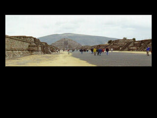 A partir de la pirámide de la Luna en dirección sur se extiende la Calzada de los Muertos, de más de 3 km de longitud. En realidad, se trata de un conjunto de patios abiertos, de 145 m de anchura cada uno y con pequeñas plataformas que los aztecas identificaban como tumbas. Tal afirmación es errónea, pues los habitantes de Teotihuacán cremaban a sus difuntos y envolvían los restos en una mortaja, enterrándolos después bajo el suelo de sus casas. 