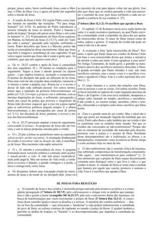 porque, pouco antes, havia confessado Jesus como o Mes-sias, 
o Filho do Deus vivo, e agora crê poder dar sugestões 
sobre a missão de Jesus. 
11. A reação de Jesus é forte. Ele rejeita Pedro como rejei-tou 
Satanás no episódio das tentações: "Vá para longe, 
Satanás!" (cf. 4,10). As palavras de Pedro reproduzem a 
terceira tentação de Jesus no deserto. Pedro é Satanás e 
pedra de tropeço "porque não pensa como Deus e sim como 
os homens" (v. 23). O pensamento de Deus ficou expresso, 
em Mateus, no batismo de Jesus (3,13-17), onde ele "cum-pre 
toda a justiça", passando pela rejeição, sofrimento e 
morte. Pedro descobriu que Jesus é o Messias, porém não 
aceita as conseqüências desse messianismo. Quer que Jesus 
seja feito à imagem e semelhança de seus caprichos. O que 
vem a seguir mostra que Jesus não é como a gente quer. Ao 
contrário, quer que nós sejamos como ele é. 
12. Os vv. 24-27 contêm o apelo de Jesus à comunidade 
dos seus seguidores. O v. 24 mostra as condições para o 
seguimento. Seguir a Jesus é adesão pessoal (se alguém 
quiser…) que implica renúncia, aceitação e compromisso. 
O destino do discípulo não pode ser diferente do de Jesus. 
Para estar com ele são exigidas duas condições: renunciar a 
si mesmo e tomar a própria cruz. Renunciar a si mesmo é 
deixar de lado toda ambição pessoal. Em outros termos, 
temos aqui a repetição da primeira bem-aventurança: ser 
pobre (cf. 5,3). Carregar a própria cruz é enfrentar, com as 
mesmas disposições de Jesus, o sofrimento, perseguição e 
morte por causa da justiça que provoca o surgimento do 
Reino (não devemos esquecer que a cruz era a pena capital 
para os subversivos políticos daquele tempo). É a última 
bem-aventurança, a dos perseguidos por causa da justiça 
(cf. 5,11). Ser discípulo de Jesus, portanto, é reviver a sín-tese 
das bem-aventuranças. 
13. Os vv. 25-27 procuram ampliar o tema do seguimento, 
convocando à sensatez. As propostas de Jesus não são lou-cura, 
e sim as únicas propostas sensatas para o cristão. 
14. O v. 25 põe a ênfase no paralelismo entre as expressões 
salvar-perder, perder-encontrar. A orientação fundamental 
do cristão é encontrar vida na doação da vida, à semelhan-ça 
de Jesus. Mas encontrar vida supõe arriscá-la. 
15. O v. 26 salienta a conveniência do risco. A pergunta 
formulada nesse versículo enfatiza o contraste entre ganhar 
o mundo-perder a vida. A vida tem preço incalculável: 
nada pode pagá-la. Mas em termos de vida cristã, a verda-deira 
economia é doação; a grande vantagem é a perda; o 
lucro é entrega total, como Jesus. 
16. Os discípulos tinham uma concepção errada do messi-anismo 
de Jesus e do modo de ser discípulo dele. Jesus vai 
ao encontro da cruz para depois voltar em sua glória. Isso 
não quer dizer que os cristãos passarão à vida sem percor-rer 
o caminho da cruz, pois Jesus retribuirá a cada um se-gundo 
a coerência de sua conduta (v. 27). 
2ª leitura (Rm 12,1-2): O sacrifício que agrada a Deus 
17. O capítulo 12 de Romanos inicia nova seção dentro da 
carta: é a seção exortativa (parênese), na qual Paulo convi-da 
a comunidade cristã a responder no dia-a-dia aos apelos 
da misericórdia divina. O amor de Deus tomou conta de 
todos, judeus e gentios. A resposta do cristão não pode ser 
outra a não ser a do amor. 
18. A exortação é feita "pela misericórdia de Deus". Por-tanto, 
o apelo que Paulo lança aos cristãos de Roma é feito 
em base a essa misericórdia divina que tomou a iniciativa 
de anistiar a todos por amor. Como agradecer a esse amor? 
No Antigo Testamento, de modo geral, a gratidão se mani-festava 
através dos sacrifícios (animais) oferecidos a Deus. 
A grande novidade que Paulo introduz é esta: não mais 
sacrifícios externos, mas o nosso corpo é o sacrifício vivo, 
santo e agradável a Deus. Este é o culto espiritual dos cris-tãos 
(v. 1). 
19. O corpo humano é o centro das relações com Deus, 
com as pessoas e com as coisas. Em outras ocasiões, Paulo 
já havia insistido no aspecto do corpo enquanto presença de 
Deus e do Espírito. Com essa nova realidade, desaparece o 
antigo culto, baseado no templo, sacrifícios e sacerdócio. 
Cada cristão é, ao mesmo tempo, sacerdote, oferta e tem-plo, 
oferecendo a si próprio como único sacrifício que Deus 
aceita. 
20. Essa é a grande meta do ser cristão. Mas o ideal não é 
algo que possa ser alcançado fugindo da realidade que nos 
cerca. Paulo sabe disso e sabe também que ser cristão é não 
se conformar com os modelos deste mundo. Por que os 
cristãos são convocados ao não-conformismo? Porque não 
raro as estruturas da sociedade são marcadas pelo descom-promisso 
com a justiça e o projeto de Deus. Resultado 
desse descompromisso são a exploração, os abusos e as 
manipulações, exatamente como acontecia na Roma antiga 
e como acontece hoje no meio de nós. 
21. O não-conformismo não é somente crítica da injustiça, 
mas sobretudo compromisso de transformação comunitária: 
"não sigam… mas transformem-se para conhecer" (v. 2). 
Isso demonstra que o projeto de Deus requer discernimento 
constante para distinguir entre o que leva à vida e o que 
conduz à morte. A vontade de Deus se torna clara à medida 
que lutamos por aquilo que suscita, promove e sustenta a 
vida. Esse é o sacrifício que agrada a Deus. 
III. PISTAS PARA REFLEXÃO 
22. O caminho de Jesus e dos cristãos é incômodo porque marcado pela denúncia profética e a conse-qüente 
perseguição (1ª leitura Jr 20,7-9), pelo enfrentamento e choque com os poderes que manipu-lam 
a vida e geram a morte (evangelho Mt 16,21-27), pelo não-conformismo diante das injustiças, em 
busca de transformações que visem incrementar o projeto de Deus (2ª leitura Rm 12,1-2). A consci-ência 
desse caminho ajuda a vencer os desafios e a arriscar. A memória dos cristãos autênticos — den-tro 
ou fora da comunidade — que arriscaram e "perderam" a vida poderá redimensionar a caminhada 
do povo de Deus, no esforço contínuo de implantar no mundo a justiça do Reino. E ajudará também a 
perceber as pedras de tropeço, os "Satanás" e os descompromissados que impedem a caminhada da 
comunidade. 
