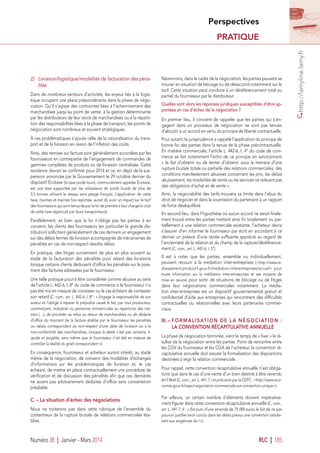 PRATIQUE
Perspectives
http://lamyline.lamy.fr
Numéro 38 I Janvier - Mars 2014 RLC I 185
2) Livraison/logistique/modalités de facturation des péna-
lités
Dans de nombreux secteurs d’activités, les enjeux liés à la logis-
tique occupent une place prépondérante dans la phase de négo-
ciation. Qu’il s’agisse des contraintes liées à l’acheminement des
marchandises jusqu’au point de vente, à la gestion déterminante
par les distributeurs de leur stock de marchandises ou à la réparti-
tion des responsabilités liées à la phase de transport, les points de
négociation sont nombreux et souvent stratégiques.
À ces problématiques s’ajoute celle de la rationalisation du trans-
port et de la livraison en raison de l’inﬂation des coûts.
Ainsi, des remises sur facture sont généralement accordées par les
fournisseurs en contrepartie de l’engagement de commandes de
gammes complètes de produits ou de livraison centralisée. Cette
tendance devrait se conﬁrmer pour 2014 et ce, en dépit de la sus-
pension annoncée par le Gouvernement le 29 octobre dernier du
dispositif Écotaxe (la taxe poids lourd, communément appelée Écotaxe,
est une taxe supportée par les utilisateurs de poids lourds de plus de
3,5 tonnes utilisant le réseau sans péage français. L’application de cette
taxe, maintes et maintes fois reportée, aurait dû avoir un impact sur le tarif
des fournisseurs qui sont tenus de par la loi de prendre à leur charge le coût
de cette taxe répercuté par leurs transporteurs).
Parallèlement, et bien que la loi n’oblige pas les parties à en
convenir, les clients des fournisseurs (en particulier la grande dis-
tribution) sollicitent généralement de ces derniers un engagement
sur des délais fermes de livraison accompagnés de mécanismes de
pénalités en cas de non-respect desdits délais.
En pratique, des litiges surviennent de plus en plus souvent au
stade de la facturation des pénalités pour retard des livraisons
lorsque certains clients déduisent d’ofﬁce les pénalités sur le paie-
ment des factures adressées par le fournisseur.
Une telle pratique pourra être considérée comme abusive au sens
de l’article L. 442-6, I, 8° du code de commerce si le fournisseur n’a
pas été mis en mesure de constater ou le cas échéant de contester
son retard (C. com., art. L. 442-6, I, 8° : « Engage la responsabilité de son
auteur et l’oblige à réparer le préjudice causé le fait, par tout producteur,
commerçant, industriel ou personne immatriculée au répertoire des mé-
tiers (…), de procéder au refus ou retour de marchandises ou de déduire
d’ofﬁce du montant de la facture établie par le fournisseur les pénalités
ou rabais correspondant au non-respect d’une date de livraison ou à la
non-conformité des marchandises, lorsque la dette n’est pas certaine, li-
quide et exigible, sans même que le fournisseur n’ait été en mesure de
contrôler la réalité du grief correspondant »).
En conséquence, fournisseur et acheteur auront intérêt, au stade
même de la négociation, de convenir des modalités d’échanges
d’informations sur les problématiques de livraison et, le cas
échéant, de mettre en place contractuellement une procédure de
vériﬁcation et de discussion des pénalités aﬁn que ces dernières
ne soient pas arbitrairement déduites d’ofﬁce sans concertation
préalable.
C. – La situation d’échec des négociations
Nous ne traiterons pas dans cette rubrique de l’ensemble du
contentieux de la rupture brutale de relations commerciales éta-
blies.
Néanmoins, dans le cadre de la négociation, les parties peuvent se
trouver en situation de blocage ou de désaccord notamment sur le
tarif. Cette situation peut conduire à un déréférencement total ou
partiel du fournisseur par le distributeur.
Quelles sont alors les réponses juridiques susceptibles d’être ap-
portées en cas d’échec de la négociation ?
En premier lieu, il convient de rappeler que les parties qui s’en-
gagent dans un processus de négociation ne sont pas tenues
d’aboutir à un accord en vertu du principe de liberté contractuelle.
Pour autant, la jurisprudence a rappelé l’application du principe de
bonne foi des parties dans la tenue de la phase précontractuelle.
En matière commerciale, l’article L. 442-6, I, 4° du code de com-
merce se fait notamment l’écho de ce principe en sanctionnant
« le fait d’obtenir ou de tenter d’obtenir, sous la menace d’une
rupture brutale totale ou partielle des relations commerciales, des
conditions manifestement abusives concernant les prix, les délais
de paiement, les modalités de vente ou les services ne relevant pas
des obligations d’achat et de vente ».
Ainsi, la négociabilité des tarifs trouvera sa limite dans l’abus du
droit de négocier et dans la soumission du partenaire à un rapport
de force déséquilibré.
En second lieu, dans l’hypothèse où aucun accord ne serait ﬁnale-
ment trouvé entre les parties mettant ainsi ﬁn totalement ou par-
tiellement à une relation commerciale existante, l’acheteur devra
s’assurer d’en informer le fournisseur par écrit en accordant à ce
dernier un préavis d’une durée sufﬁsante apprécié au regard de
l’ancienneté de la relation et du champ de la rupture/déréférence-
ment (C. com., art. L. 442-6, I, 5°).
Il est à noter que les parties, ensemble ou individuellement,
peuvent recourir à la médiation inter-entreprises (<http://www.re-
dressement-productif.gouv.fr/mediation-interentreprises/accueil> pour
toute information sur la médiation inter-entreprises et ses moyens de
mise en œuvre) pour sortir de situations de blocage ou de litiges
dans leur négociations commerciales notamment. La média-
tion inter-entreprises est un dispositif gouvernemental gratuit et
conﬁdentiel d’aide aux entreprises qui rencontrent des difﬁcultés
contractuelles ou relationnelles avec leurs partenaires commer-
ciaux.
III. – FORMALISATION DE LA NÉGOCIATION :
LA CONVENTION RÉCAPITULATIVE ANNUELLE
La phase de négociation terminée, vient le temps de « ﬁxer » le ré-
sultat de la négociation entre les parties. Point de rencontre entre
les CGV du fournisseur et les CGA de l’acheteur, la convention ré-
capitulative annuelle doit assurer la formalisation des dispositions
destinées à régir la relation commerciale.
Pour rappel, cette convention récapitulative annuelle n’est obliga-
toire que dans le cas d’une vente d’un bien destiné à être revendu
en l’état (C. com., art. L. 441-7, I et précision par la CEPC : <http://www.eco-
nomie.gouv.fr/cepc/negociation-commerciale-sur-convention-unique>).
Par ailleurs, un certain nombre d’éléments doivent impérative-
ment ﬁgurer dans cette convention récapitulative annuelle (C. com.,
art. L. 441-7, II : « Est puni d’une amende de 75 000 euros le fait de ne pas
pouvoir justiﬁer avoir conclu dans les délais prévus une convention satisfai-
sant aux exigences du I »).
 