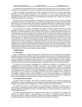 Lunes 23 de noviembre de 2015 DIARIO OFICIAL (Primera Sección) 13
La población económicamente activa en la superficie del acuífero para el año 2010 se estimó en 13,200
habitantes, lo cual equivale al 33 por ciento de la población total que habita dentro de los límites del acuífero.
Dentro de los límites de la poligonal del acuífero se generó en el año 2010 un Producto Interno Bruto
estimado en 2,631.634 millones de pesos, lo cual representa el 1.13 por ciento del Producto Interno
Bruto generado en el Estado de Querétaro para el mismo año. La renta per cápita estimada dentro de la
poligonal del acuífero para el año 2010, fue de 65,230 pesos por habitante al año; mientras que la del país
para el mismo año fue de 111,144 pesos.
El principal sector económico generador de la riqueza que se produce dentro de las porciones municipales
que integran al acuífero es el sector terciario o de servicios el cual participa con el 53 por ciento del producto
interno bruto que se produce dentro de los límites de la poligonal del acuífero. El segundo lugar lo ocupa el
sector secundario con el 41 por ciento del producto interno bruto y en tercer lugar se encuentra el sector
primario el cual participa con el 6 por ciento del producto interno bruto que se produce en esta zona.
En el año 2012, en la porción del Municipio de Amealco de Bonfil, ubicado dentro de los límites
geográficos del acuífero, se sembró una superficie total agrícola de 11,411 hectáreas; correspondiendo el 18
por ciento a superficie sembrada de riego y el 82 por ciento restante a superficie sembrada de temporal. Los
principales grupos de cultivos de riego que se siembran dentro de los límites del acuífero son forrajes, que
ocupan el 49 por ciento de la superficie total sembrada de riego, el grupo de los cultivos hortícolas que se
siembran en el 31 por ciento de la superficie total de riego y los granos básicos que se siembran en el 20 por
ciento restante de la superficie total de riego que fue de 2,000 hectáreas en el año 2012. El valor de la
producción total en el año 2012 de la superficie sembrada de riego, fue de 96.070 millones de pesos, de los
cuales el 55 por ciento lo generaron los productos hortícolas, el 32 por ciento lo producen los forrajes y
solamente el 13 por ciento lo generan los cultivos básicos (maíz grano y frijol). En cuanto al volumen de agua
empleado para el riego de las 2,000 hectáreas sembradas en el año 2012, los forrajes emplearon el 71 por
ciento del agua, los granos básicos el 23 por ciento y los hortícolas el 6 por ciento. El volumen total del agua
empleada para el riego fue de 30 millones de metros cúbicos en 2012, de los cuales el 41 por ciento es de
origen subterráneo y el 59 por ciento restante de agua superficial.
3. MARCO FÍSICO
3.1 Climatología
Según la clasificación de Köppen, modificada por Enriqueta García para las condiciones de la República
Mexicana, los climas que se presentan dentro de la demarcación del acuífero son el templado-subhúmedo, el
cual abarca el 86.3 por ciento de la superficie total del acuífero, el cual se caracteriza por presentar lluvias en
verano y manifestar una temperatura media anual entre 12 y 18 grados centígrados. El clima semiseco-
templado se presenta en la porción norte del acuífero en un área equivalente al 10.7 por ciento de la superficie
del acuífero; mientras que el clima semiseco-semicálido se presenta en el 3 por ciento restante del acuífero.
De acuerdo con la información climatológica de 16 estaciones localizadas en la superficie y en las
inmediaciones del acuífero Valle de Huimilpan, clave 2208, y con un registro histórico de información
climatológica que abarca hasta fechas recientes, se generó la configuración de isotermas y de isoyetas,
resultando una lámina de precipitación anual promedio para toda la poligonal del acuífero de 650 milímetros y
una temperatura media anual de 16.9 grados centígrados. Con base en estos datos y utilizando la
metodología de Turc se determinó la evapotranspiración real anual de 548 milímetros. Para el cálculo del
escurrimiento específico anual se utilizó el método de uso de suelo para determinar el coeficiente de
escurrimiento, obteniendo una lámina de escurrimiento media de 81 milímetros. Finalmente, al despejar del
balance hidroclimatológico la infiltración efectiva, se obtuvo una lámina de 21 milímetros.
3.2 Fisiografía y Geomorfología
El acuífero Valle de Huimilpan, clave 2208, se encuentra emplazado en la Provincia Fisiográfica Eje
Neovolcánico, la cual se caracteriza por ser una cadena de volcanes que atraviesa el país cerca del paralelo
19 grados norte, desde las Islas Revillagigedo en el Océano Pacífico hasta el Golfo de México.
La superficie del acuífero se localiza dentro de dos Subprovincias Fisiográficas, la primera ocupa la
porción norte, y se denomina Llanuras y Sierras de Querétaro e Hidalgo, ocupa el 63 por ciento del área. La
segunda Subprovincia Fisiográfica se conoce como Mil Cumbres, se ubica en la porción sur y ocupa el 37 por
ciento restante de la zona.
Las topoformas representativas de la Subprovincia Mil Cumbres, que se presentan en la superficie del
acuífero, son volcanes escudo y vasos lacustres de piso rocoso o cementado; mientras que en la
Subprovincia Llanuras y Sierras de Querétaro e Hidalgo se encuentran presentes lomeríos de basalto; las
principales elevaciones corresponden al Cerro Grande, Cerro de Cimatario y San Pedro.
 
