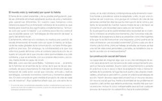 Ezio Manzini



El mundo visto (y realizado) por quien lo habita                                                zones, en la vida cotidiana contemporánea esta dimensión inven-
El tema de la ciudad sostenible, y de su posible prefiguración, pue-                            tiva tiende a prevalecer sobre la adaptada, y ello, no por una vo-
de ser útilmente afrontado adoptando puntos de vista y metodolo-                                luntad de ser creativos, sino porque el contexto de vida de las
gías operativas diferentes. En nuestro caso tomamos como                                        personas cambia tan deprisa que la interrupción de la rutina y, por
referencia específica la dimensión cotidiana de la existencia, que                              tanto, la necesidad de inventar nuevos modos de ser y de hacer, se
tendrá para nosotros dos significados complementarios: “el mun-                                 convierte en una necesidad para cada uno de nosotros.
do visto por quien lo habita” y un sistema socio-técnico sobre el                               En la perspectiva de la sostenibilidad esta necesidad de re-inven-
que es posible operar con “estrategias de intervención de base” a                               tar lo cotidiano se amplía enormemente y las funciones más ele-
partir del ámbito local2.                                                                       mentales de la experiencia diaria se presentan como interrogantes
Ciertamente, referirse a lo cotidiano no implica una cuestión de                                a los que no es fácil encontrar una respuesta: ¿cómo podría ser la
escala dimensional, el mundo visto por quien lo habita, en la épo-                              vida cotidiana en una sociedad sostenible? ¿Cómo cuida uno de sí
ca de las redes globales de la comunicación, no tiene límites geo-                              mismo y de los otros, cómo se trabaja, se estudia, se mueve, se teje
gráficos precisos. Sin embargo, la cotidianeidad a la que nos                                   una red de relaciones personales y sociales, se establece una re-
referimos puede definirse como el contexto para la acción de un                                 lación acorde con el medioambiente?
sujeto: el conjunto de lo que vincula o abre oportunidades a su vida
cotidiana, y que se extiende, con sus propias elecciones y accio-                               La construcción social del futuro
nes, hasta donde es capaz de incidir.                                                           La capacidad de imaginar algo que no es y las estrategias de ac-
Más allá, como escribe Laura Balbo, “cotidiano no es … el ámbito                                ción para alcanzarlo son la esencia de cada comportamiento pro-
de lo familiar en el sentido de la rutina, de lo que se da por des-                             yectivo hacia la realidad. Asumir este comportamiento y ponerlo
contado, de poca importancia. Es más bien la dimensión espacio-                                 en práctica no es ni obvio ni fácil, la aceptación más o menos re-
temporal de cada actor social que concibe, articula y realiza                                   señada de lo existente, la fuga hacia el sueño o las utopías irreali-
estrategias, sumando momentos inventivos y momentos adapta-                                     zables y el esfuerzo para definir y poner en práctica estrategias de
dos. En esto consiste en gran medida el proyecto de vida de cada                                acción, hacen de esta capacidad proyectiva un recurso escaso.
uno de nosotros”. Aquí podemos añadir que, por una serie de ra-                                 Un recurso social que hoy, frente a la entidad de los problemas en
                                                                                                cuestión y del cambio que debería producirse, resulta más que nun-
2 El punto de vista y la metodología adoptadas resultan complementarios para quien re-
  quiera una visión de la ciudad en su conjunto, el punto de vista del planificador y las me-
                                                                                                ca precioso, incluso lo único indispensable para activar cualquier
  todologías supraestructurales.                                                                proceso de transición no catastrófico hacia la sostenibilidad.

                                            132                                                                                  133
 