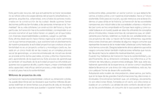 Ezio Manzini




Este particular recurso, del que actualmente se tiene necesidad,          rentes entre ellas, presenten un vector común. Lo que debería lle-
no se refiere sólo a los especialistas del proyecto (diseñadores, in-     varnos, a todos juntos y con nuestras diversidades, hacia un futuro
genieros, arquitectos, urbanistas), sino a todos los actores involu-      sostenible. Este paso es crucial y quizás merezca una aclaración,
crados en la construcción de la ciudad: desde quienes toman               demos un paso atrás en la historia. La transición de las sociedades
decisiones políticas territoriales, a las personas inmersas en la “nor-   campesinas pre-industriales a las sociedades urbanas e industria-
malidad” de su vida cotidiana. La construcción del futuro y, hoy en       les (así como se ha comprobado en Europa hace siglos y como su-
particular, la transición hacia la sostenibilidad, corresponden a un      cede todavía en el mundo) puede ser descrita utilizando los conceptos
proceso social en el que todos tienen un papel y en el que todos,         ahora introducidos: masas enormes de campesinos que, en relati-
con diversas responsabilidades y poderes, juegan su partida.              vamente poco tiempo, redefinen su modo de vivir, estableciendo nue-
Esta última observación hace menos ingenua la visión optimista            vos proyectos de vida. Lo hacen de formas diferentes, siguiendo
con la que hemos empezado y que sostiene todo el planteamiento            direcciones diversas pero dotadas de algunos rasgos comunes que
de nuestra propuesta: la actividad proyectiva que conduce a la sos-       representan la esencia de la modernidad urbana así como hasta aho-
tenibilidad no es un proyecto unitario y monológico (esto es, ba-         ra la hemos conocido. Desgraciadamente ahora sabemos que estos
sado en un único modo de ver las cosas), es un complejo proceso           rasgos comunes tienen también implicaciones nefastas que nos es-
social de aprendizaje, un enorme entrelazado de iniciativas donde         tán llevando hacia la catástrofe medioambiental y social.
se procede entre éxitos parciales, errores y efectos imprevistos,         Cuando hoy hablamos de transición hacia la sostenibilidad y, es-
pero aprendiendo de la experiencia. Este proceso de aprendizaje           pecíficamente, de su dimensión cotidiana, nos referimos a un fe-
es también el resultado de la actividad proyectiva difundida por          nómeno de naturaleza y proporciones análogas. Sólo que, esta vez,
quienes nos ocupamos de ello, cuanto mayor y mejor orientada esté         habiendo aprendido de la experiencia, el vector común resultante
esta capacidad, más eficaz será el proceso y más rápido e indolo-         debería llevarnos en una dirección más prometedora, esto es, ha-
ro será el paso hacia la sostenibilidad.                                  cia cualquier forma de desarrollo sostenible.
                                                                          Adoptando este modelo de interpretación, observamos, por tanto,
Millones de proyectos de vida                                             que en la base de las grandes transformaciones hay elecciones in-
La transición hacia la sostenibilidad, vista en su dimensión cotidia-     dividuales. Encontramos también que, sin embargo, obviamente,
na, puede describirse así: es necesario que muchos millones de per-       no son elecciones libres, tomadas en el vacío, son elecciones si-
sonas redefinan en breve tiempo sus proyectos de vida, es necesario       tuadas en un contexto. La calidad de este contexto decide el cam-
que las nuevas direcciones que puedan o quieran tomar, muy dife-          po de las posibilidades, el conjunto de lo que puede ser hecho o

                                  134                                                                      135
 