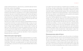 Ezio Manzini




propio sistema productivo y de servicios, y caracterizado por la exis-   La ciudad multi-local puede ser el hábitat para sociedades, al mis-
tencia de vivaces comunidades.                                           mo tiempo, fluidas y sostenibles. Esto puede hacer practicables
Pero si bien esta ciudad multi-local emerge del catálogo de ideas        formas de vida cotidiana flexibles, reversibles y, desde el punto de
cosmopolitas hoy disponibles, no corresponde enteramente a la            vista del impacto medioambiental, ligeras. Pero, para hacerlo, debe
tendencia dominante. En la práctica, en la ciudad contemporánea,         apoyarse en lugares de acogida preparados, nuevas tipologías de
se asiste más bien a la pérdida progresiva del sentido del lugar, a      servicios que operen como plataformas de sustento a los sujetos
la desaparición de aquellos espacios públicos que siempre han            casi-nómadas de la contemporaneidad.
sido la expresión más significativa de los lugares de la ciudad y a      Hoy estas inéditas plataformas no existen todavía. O mejor dicho,
la disminución de aquellas comunidades de vecinos que han sido           existen, pero son cultural, material o económicamente poco ac-
el elemento dinámico y vital de los lugares.                             cesibles porque están demasiado lejos de la mentalidad corriente,
Para dar a la ciudad multi-local mayores probabilidades de existir,      o porque son materialmente difíciles de encontrar, siendo cultu-
es necesario promover un nuevo sentido del lugar. Lo que, a su vez,      ralmente accesibles, o incluso, aunque cultural y materialmente
implica una nueva capacidad proyectiva: la capacidad de conec-           accesibles, porque ofrecen servicios demasiado costosos. La in-
tar las “largas redes” globales con las “breves redes” locales y la      novación tecnológica y la capacidad proyectiva, oportunamente
definición de sistemas de conexiones global-local que sirvan de          orientadas, pueden reducir cada una de estas barreras, permitiendo
soporte a formas de organización y sistemas productivos y de ser-        así a un creciente número de personas “viajar ligeros”, seguir tra-
vicio basados en el principio de subsidiaridad, decidir y hacer a        yectos de vida con gran libertad, dejando sobre el terreno un mí-
gran escala sólo lo que ni puede ser decidido ni hecho a pequeña         nimo residuo.
escala, esto es, a nivel local.
                                                                         Conversaciones sobre el futuro
Soluciones para viajar ligeros                                           El escenario producto de nuestro recorrido es el de un mundo po-
Un rasgo emergente de la sociedad contemporánea es su fluidez:           sible, uno de los infinitos futuros que el presente podría generar.
sus organizaciones se convierten en plásticas, los sujetos que la        Se nos podría preguntar cuáles son las posibilidades de que un
componen pasan a ser móviles, sus vidas flexibles, sus elecciones        mundo como éste se realice realmente, pero la pregunta no en-
reversibles. Todo esto nos puede gustar o no, pero, éste es el espí-     cuentra respuestas, no sólo porque nadie puede saber cómo irán
ritu del tiempo y la transición hacia la sostenibilidad debe tenerlo     las cosas, sino porque la pregunta misma está mal formulada. De
en cuenta.                                                               hecho, las visiones y propuestas que a este mundo se refieren no

                                 140                                                                     141
 