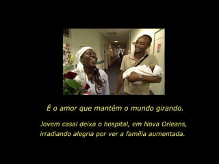 Jovem casal deixa o hospital, em Nova Orleans, irradiando alegria por ver a família aumentada.  É o amor que mantém o mundo girando.  