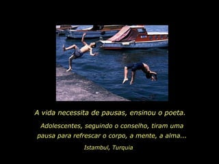 A vida necessita de pausas, ensinou o poeta.   Adolescentes, seguindo o conselho, tiram uma pausa para refrescar o corpo, a mente, a alma... Istambul, Turquia  