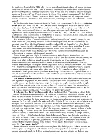 foi igualmente destacado (Lc 2.12). Não é correta a canção natalina alemã que afirma que o menino
Jesus vem ―de novo a cada ano‖. Todas as fórmulas natalinas de um menino Jesus humildezinho e
gracioso são tagareladas diante de um presépio vazio. Nosso livro arde acerca de uma proclamação
totalmente diversa de Cristo. Ele está em vias de chegar. Sim, porém com as nuvens! Afinal, Cristo
não vem a Deus como o Filho do Homem em Daniel, à sala do trono celestial, mas para o mundo
humano. Tudo isso é proclamado com certeza máxima, como se já estivesse em andamento: Vejam!
Vejam!
De imediato João funde este acorde inicial de Daniel com elementos de Zc 12.10-14: e todo olho
o verá. Este ―ver‖ não é o de Ap 22.3,4: ―Os seus servos contemplarão a sua face, e na sua fronte
está o nome dele‖, ou de Mt 5.8: ―Bem-aventurados os limpos de coração, porque verão a Deus‖.
Não é olhar e contemplar até fartar-se, mas olhar apavoradamente, sendo obrigado a presenciar
aquilo diante do qual a pessoa gostaria de esconder-se (cf. Ap 11.11,12; 6.15-17; Lc 23.30). Refere-
se a todos os olhos: os sonolentos, os zombeteiros, os atrevidos e os polidos. Eles o verão, sem serem
desviados nem interrompidos, a ele, somente a ele.
Um provérbio define: ―Quem não quer ouvir, sofre as conseqüências‖. João diz: quem não quer
ouvir, tem de ver (com pavor). Inúmeras vezes ele convida para ouvir. Ouvir é característica do
tempo da graça. Deus fala. Significa graça quando a cada vez há um ―pregador‖ no culto. Diante
disso, ver (para os que não estão dispostos a ouvir) significa a interrupção da pregação e da graça.
Então não há mais necessidade de pregação alguma. Afinal, todos os olhos estão vendo. Isso
significa: fim do debate, chega de alegações e desculpas. Num mesmo momento todos caem de
joelhos diante da verdade e glória daquele que veio.
Nosso Senhor, portanto, dispõe de um instrumento de poder simples, porém eficaz, para
comprovar a culpa dos seres humanos. Basta que se mostre a eles. Ele usou este meio no começo de
nossa era, a saber, na Páscoa, quando a questão era conquistar um grupo de testemunhas. Os
discípulos estavam completamente desfalecidos na fé. Descartaram como lendas os primeiros
rumores da ressurreição. Foi aí que o Senhor da glória se mostrou a um círculo restrito. Desta forma,
―ver‖ desempenhou um papel decisivo nas histórias da Páscoa. É possível comprovar que naquela
situação ninguém que não tivesse visto veio a crer. No fim do tempo da graça Deus utilizará o
mesmo meio, ainda que sob outras premissas. Nosso tempo situa-se entre ver os primórdios e ver o
final. ―Ele foi visto!‖ e ―Todos o verão!‖ – estes constituem os dois testemunhos entre os quais nós
somos convocados à fé.
Até quantos o traspassaram hão de vê-lo. Inequivocamente João relaciona este trespassamento
com o golpe de lança (Jo 19.37). Obviamente o dado histórico é que foi somente um único, um
soldado romano, que desferiu o golpe de lança. Na presente exposição, no entanto, todas as ações
hostis a Cristo concentram-se neste um corte de lança. O mundo inteiro está com a mão na lança.
Saulo de Tarso não foi o último que, na sua ingenuidade, caiu ao chão como que atingido por um
raio, ouvindo a acusação de Jesus: ―Saulo, Saulo, por que me persegues?‖.
E todas as tribos da terra se lamentarão sobre ele. Em Ap 18.9-19 encontra-se o texto deste
―lamento‖ de forma mais pormenorizada. ―E clamaram, prantearam e lamentaram, dizendo: Ai! Ai!‖
Entre eles encontram-se novamente os ―reis da terra‖ (v. 5). Contudo, junto com eles clamam as
nações que os seguiram. De forma alguma este é o tipo de arrependimento com o qual se alegram os
anjos no céu. Sem podermos abordar todos os detalhes do juízo divino, com seus altos e baixos, nesta
passagem, cabe-nos deixar claro que João não está descrevendo nenhum clima de conversão, nem
derramamento da graça nem renovação espiritual. A locução ―todas as tribos‖, que agora ainda é
reforçada pelo acréscimo de ―todos os olhos‖, faz lembrar as expressões ―todos os joelhos‖ e ―toda
língua‖ em Fp 2. Com essa lembrança formamos também a perspectiva correta para o presente
versículo: desde o v. 5 unicamente Jesus Cristo e seu caminho estão no centro do campo de visão,
como em Fp 2.6-11. Este Senhor da Sexta-Feira da Paixão, da Páscoa e da Ascensão aproxima-se
com poder irresistível. Todo o mundo o reverencia, quer com júbilo ou com ranger de dentes, quer
com o v. 6 ou com o v. 7, quer hoje, quer amanhã. Contudo, não se pode alterar mais nada na
superioridade e invencibilidade do nome de Jesus ―pelos séculos dos séculos‖. É para isso que a
igreja diz ―Certamente. Amém!‖
Essa confirmação solene e a simultânea declaração de fidelidade à palavra de Deus anterior por
parte da igreja ouvinte já eram praticadas no culto da sinagoga judaica. É importante que o ser
humano não engula a palavra de Deus sem nenhum eco, mas que seja iniciado um diálogo, uma
 