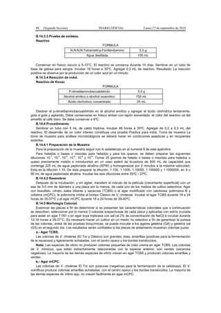 88 (Segunda Sección) DIARIO OFICIAL Lunes 27 de septiembre de 2010
B.14.3.3 Prueba de oxidasa.
Reactivo
FORMULA
N,N,N,N-Tetrametil-p-Fenilendiamino 0,5 g
Agua destilada 100 mL
Conservar en frasco oscuro a 5-10°C. El reactivo se conserva durante 14 días. Sembrar en un tubo de
base de gelosa para sangre. Incubar 18 horas a 35ºC. Agregar 0,3 mL de reactivo. Resultado: La reacción
positiva se observa por la producción de un color azul en un minuto.
B.14.3.4 Reacción de indol.
Reactivo de Kovac
FORMULA
P-dimetilaminobenzaldehído 5.0 g
Alcohol amílico o alcohol isoamílico 750 mL
Acido clorhídrico concentrado 25 mL
Disolver el p-dimetilaminobenzaldehído en el alcohol amílico y agregar el ácido clorhídrico lentamente,
gota a gota y agitando. Debe conservarse en frasco ámbar con tapón esmerilado; el color del reactivo va del
amarillo al café claro. Se debe conservar a 4ºC.
B.14.4 Procedimiento
Sembrar un tubo con 5 mL de caldo triptona. Incubar 48 horas a 35ºC. Agregar de 0,2 a 0,3 mL del
reactivo. El desarrollo de un color intenso constituye una prueba Positiva para indol. Toma de muestra La
toma de muestra para análisis microbiológicos se deberá hacer en condiciones asépticas y en recipientes
estériles.
B.14.4.1 Preparación de la Muestra
Para la preparación de la muestra seguir con lo establecido en el numeral 9 de este apéndice.
Para helados o bases o mezclas para helados y para los quesos, se deben preparar las siguientes
diluciones 10
-1
, 10
-2
, 10
-3
, 10
-4
, 10
-5
y 10
-6
. Tomar 25 gramos de helado o bases o mezclas para helados o
queso previamente molido e introducirlos en un vaso estéril de licuadora de 500 mL de capacidad que
contenga 225 mL de agua peptonada alcalina (APW) y homogeneizar por 2 minutos a la máxima velocidad.
Esta es la dilución 1:10. De ésta preparar la dilución, 1:100, 1:1000, 1:10000, 1:100000 y 1:1000000, en 9 o
90 mL de agua peptonada alcalina. Incubar las seis diluciones entre 35ºC - 37ºC.
B.14.4.2 Resembrar
Después de la incubación, y sin agitar, transferir el inóculo de la película (crecimiento superficial) con un
asa de 3-5 mm de diámetro a una placa por lo menos, de cada uno de los medios de cultivo selectivos: Agar
con tiosulfato, citrato, sales biliares y sacarosa (TCBS) o al agar modificado con celobiosa, polimixina B y
colistina (mCPC), la polimixina inhibe al biotipo Clásico de V. cholerae. Incubar el agar TCBS durante 18 a 24
horas de 35-37ºC y el agar mCPC durante 18 a 24 horas de 39-40ºC.
B.14.5 Morfología Colonial.
Examinar las placas a fin de determinar si se presentan las características coloniales que a continuación
se describen, seleccionar por lo menos 3 colonias sospechosas de cada placa y aplicarlas con estría cruzada
para aislar en agar T1N1 o en agar soya tripticasa con sal (al 2% de concentración de NaCl) e incubar durante
12-18 horas a 35-37°C. Es necesario hacer un cultivo en un medio no selectivo a fin de garantizar la pureza
de las colonias, antes de las pruebas bioquímicas, se puede inocular a los agares gelatina (GA) y gelatina sal
(GS) en el segundo día. Los resultados serán confiables si las placas de aislamiento muestran colonias puras.
a.- Agar TCBS.
Las colonias de V. cholerae (El Tor y Clásico) son grandes, lisas, amarillas (positivas para la fermentación
de la sacarosa) y ligeramente achatadas, con el centro opaco y los bordes translúcidos.
Nota: Las especies de vibrio no producen colonias pequeñas de color crema en agar TCBS. Las colonias
de V. mimicus, que están estrechamente relacionadas con la especie anterior, son verdes (sacarosa
negativas). La mayoría de las demás especies de vibrio crecen en agar TCBS y producen colonias amarillas y
verdes.
b.- Agar mCPC.
Las colonias de V. cholerae El Tor son púrpuras (negativas para la fermentación de la celobiosa). El V.
vulnificus produce colonias amarillas achatadas, con el centro opaco y los bordes translúcidos. La mayoría de
las demás especies de Vibrio spp. no crecen fácilmente en agar mCPC.
 
