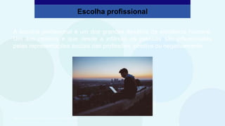 A escolha profissional é um dos grandes desafios da existência humana.
Um dos motivos é que desde a infância as pessoas são influenciadas
pelas representações sociais das profissões, positiva ou negativamente.
Escolha profissional
Avi
Richards/Unsplash
São Paulo Faz Escola, 2021. Caderno do Aluno, Projeto de Vida, 2ª série EM, vol. 4, p. 311.
 