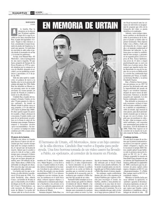 DOMINGO, 25 - II - 2001
LA RAZÓN
40 DOMINGO, 25 - II - 2001
LA RAZÓN
40
modelos de 25 años, SharonAnder-
son y Marie Rogers, y se las llevó a
su casa. Cuando estaban en el salón,
dos intrusos irrumpieron en la estan-
cia. Llevaban la cara cubierta y uno
de ellos iba armado con una pistola
ametralladora TEC-9. Los intrusos
redujeron a sus tres víctimas, las ata-
ron, las tumbaron en el suelo boca
abajo, robaron algunos objetos y a
continuación se turnaron para dispa-
rar a Sucharski y las jóvenes en la
nuca. Los cadáveres aparecieron cal-
cinados en el interior de un coche a
las afueras de Miami.
Semanas después, Pablo Ibar y su
amigo Seth Peñalver, que entonces
tenían 22 y 21 años, respectivamen-
te, fueron detenidos en un robo y
acusados de los crímenes. La policía
encontró en su coche un bidón de
gasolina que se convirtió en una de
las pruebas de la acusación, pero la
evidencia que condenó a Pablo fue
una foto fija sacada de un video.
Sucharski había instalado en la sa-
la una cámara que grabó los últimos
22 minutos de vida de «Butch» y las
jóvenes. En la grabación puede verse
cómo uno de los asaltantes se quita
durante unos momentos la camiseta
con la que cubría su rostro. La foto
fija de ese instante, borrosa y oscura,
fue utilizada por el fiscal Chuck
Morton como prueba definitiva. Se
la mostró al jurado junto con otra fo-
tografía que la Policía había tomado
a Pablo Ibar desde el mismo ángulo.
Sin embargo, según confirmaron
fuentes del caso a dos reporteros de
Euskal Telebista que viajaron a Flo-
rida para investigar el asunto, las
huellas, cabellos y otras pruebas en-
contradas en la casa, lejos de incri-
minar a Ibar, apuntan a personas des-
conocidas por el momento. No es la
única contradicción que salió a la luz
en el largo proceso judicial. El mis-
mo fiscal reconoció ante las cá-
maras de televisión su incapaci-
dad de asegurar que sólo con la
fotografía del vídeo se pueda
identificar al condenado.
Además, varios testigos inten-
taron cambiar su declaración al
saber la procedencia de la foto,
pero el jurado ya había oído su
primer testimonio. Otros dijeron
haber visto a Pablo y Seth salir
del domicilio de «Casey» aquel
día, y al siguiente conduciendo el
Mercedes del fallecido. La de-
fensa puso en duda la credibili-
dad de estos testigos, y presentó,
en un segundo juicio, el de la es-
posa de Ibar, Tonya Quiñones,
una joven de 22 años y origen
puertorriqueño que se casó con
Pablo tras el primer juicio. Ibar
aseguró que aquella noche esta-
ba durmiendo en casa de los pa-
dres de su novia en Hollywood.
La versión fue confirmada bajo
juramento por Tonya, su madre,
su hermana Heather y su prima
Elizabeth Clayton.
Ibar y Peñalver fueron juzga-
dos por primera vez en 1997. El
proceso fue declarado nulo ante
la imposibilidad del jurado de
llegar a un veredicto unánime,
después de nueve meses de deli-
beraciones. Entonces se decidió
juzgarles por separado. Los dos
fueron condenados a muerte.
Ibar defendió su inocencia en
todo momento: rechazó el trato
del fiscal para cambiar la conde-
na si admitía su culpabilidad, y
subió al estrado, algo inusual en
estos juicios, para decir personal-
mente al jurado que no tenía na-
da que ver con el crimen. «Les
pido que me perdonen la vida»,
les dijo. «Que no tengan a mi fa-
milia sufriendo y me concedan
una oportunidad para probar mi
inocencia». El 6 de diciembre de
2000, Pablo Ibar ingresó en el
corredor de la muerte de la pri-
sión estatal de Starke, en Florida.
CCoonnddeennaass rraacciissttaass
No será fácil escapar de un des-
tino que la justicia norteamerica-
na reserva con especial «genero-
sidad» a hispanos y negros. Así
lo reconoció el propio Bill Clin-
ton, cuando aplazó la que hubie-
ra sido la primera ejecución fe-
deral en EE UU en 37 años.
Clinton suspendió la muerte de
Juan Raúl Garza después de que
un informe del Departamento de
Justicia, publicado en septiembre
de 2000, concluyera que las pe-
ticiones de pena capital contra
negros e hispanos en EE UU son
«desproporcionadas».Y a Pablo
Ibar, aunque nació en EE UU, le
consideran «latino».
Mientras su familia lucha por
sacar adelante la apelación, el
«pelotari» aguarda el desenlace,
con pocas esperanzas, en una cel-
da de dos metros por tres, en la
que espera que España, contra
pronósticos y estadísticas, obre el
milagro de salvarle la vida.
la familia Ibar la
desgracia no la deja en
paz. El primer capítulo
negro de la saga lo es-
cribió en los años cincuenta José
Ibar, el padre del legendario «Ur-
tain». Según se dijo entonces, a
José, considerado el mejor levan-
tador de piedra de Guipúzcoa, lo
mató una apuesta. Un individuo
de cien kilos le saltó sobre el pe-
cho desde el mostrador de un bar
y le reventó los pulmones.
Su hijo, José Manuel Ibar, «El
Morrosko», sería el protagonista
de una nueva tragedia. El que
fuera campeón de Europa de los
Pesos Pesados en 1970 se suici-
dó, tirándose por la ventana de su
casa de Madrid, ahogado en al-
cohol y en sus problemas econó-
micos y personales, el 21 de ju-
lio de 1992.
Sólo dos años tardó la «maldi-
ción» en golpear de nuevo a la
familia, esta vez en la persona del
sobrino del púgil. En 1994, Pablo
Ibar fue detenido en Miami co-
mo presunto autor de un triple
asesinato. El verano pasado, un
jurado de Florida lo condenó a
morir en la silla eléctrica.
Cándido Ibar, el padre del reo,
emigró a Estados Unidos en los
años 70 para ganarse la vida co-
mo «pelotari». Se instaló en
Miami, donde la pelota vasca es
muy popular, y el 4 de abril de
1972 nació su primer hijo, Pablo.
El chico quería seguir los pasos
de su padre, y llegó a destacar en
cesta punta. Cuando estaba a un
paso de ser profesional, un pelo-
tazo en la frente le alejó de los
frontones para siempre. Entonces
empezó a frecuentar círculos
«poco recomendables». Su nue-
va «carrera» se tradujo en cuatro
condenas por robo a mano arma-
da y un asalto.
EEll pprreecciioo ddee llaa JJuussttiicciiaa
Cándido está ahora en España
para buscar el apoyo de una so-
ciedad que hace mucho tiempo
dejó atrás los castigos medieva-
les, el «ojo por ojo» de la pena de
muerte. Quiere que le ayuden a
salvar la vida de su hijo, y pide
tiempo para conseguir el dinero
que la Justicia norteamericana
exige por un buen abogado pe-
nalista, unos 150 millones de pe-
setas. Hasta ahora, a Pablo le ha
defendido un abogado de oficio.
Pero necesita algo más para que
su apelación salga adelante.
Los hechos por los que se en-
frenta a la silla eléctrica sucedie-
ron el 26 de junio de 1994. Ca-
simir Sucharski, alias «Butch
Casey», un hombre de 48 años al
que se relacionaba con el tráfico
de drogas en los 80, era el dueño
del «Casey’s Nickelodeon», un
club nocturno de Miramar, al
norte de Miami. La noche del
crimen salió de su local con dos
AA
MMAARR RRAAMMOOSS
MADRID
DOMINGO, 1 - X - 2000
LA RAZÓN
40 DOMINGO, 25 -II - 2001
LA RAZÓN
40
G
EEll hheerrmmaannoo ddee UUrrttaaiinn,, ««EEll MMoorrrroosskkoo»»,, ttiieennee aa uunn hhiijjoo ccaammiinnoo
ddee llaa ssiillllaa eellééccttrriiccaa.. CCáánnddiiddoo IIbbaarr vvuueellvvee aa EEssppaaññaa ppaarraa ppeeddiirr
aayyuuddaa.. UUnnaa ffoottoo bboorrrroossaa ttoommaaddaa ddee uunn vviiddeeoo ccaasseerroo hhaa lllleevvaaddoo
aa PPaabblloo,, eexx ««ppeelloottaarrii»»,, aall ccoorrrreeddoorr ddee llaa mmuueerrttee eenn FFlloorriiddaa..
EN MEMORIA DE URTAIN
FOTO:ETB
 