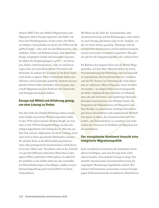 122 Sicherheitspolitische Jahresvorschau 2016
düsteres Bild: Über eine Million Migrantinnen und
Migranten sind in Europa registriert, die Hälfte von
ihnen hat Flüchtlingsstatus. In den ersten acht Mona-
ten bildeten Asylsuchende aus Syrien mit 18 Prozent die
südlichen Afrika und Südasien kamen viele Menschen.
Einige europäische Länder sind besonders exponiert.
Sie bilden das Haupteingangstor zur EU – wie Kroa-
zugtes Ziel, wie etwa Deutschland, Österreich und
Schweden. In anderen EU-Ländern ist die Krise bisher
noch kaum zu spüren. Diese Unterschiede haben eine
päischer Ebene bisher verhindert. Dazu kommt, dass
sowohl Migranten als auch Schleuser ihre Netzwerke
und Strategien permanent ändern.
Europa hat Mittel und Erfahrung genug,
Seit dem Ende des Zweiten Weltkriegs haben europä-
ische Länder unerwartete Wanderungswellen erlebt.
In den 1970er Jahren kamen die Boat-People aus Viet-
maligen Jugoslawien und Anfang des 21. Jhd. jene aus
dem Irak und aus Afghanistan. In ihrem Umfang, wenn
die aktuelle Krise an die Rückwanderung französi-
scher oder portugiesischer Kolonistinnen und Kolonis-
ten in den 1960er und -70er Jahren oder an die Ankunft
von gut drei Millionen ethnischen Deutschen in den
späten 1980er und frühen 1990er Jahren. In allen Fäl-
len schafften es die Länder nicht nur, die unmittelba-
ren Herausforderungen zu bewältigen, sondern sie pro-
Einwanderern.
Mit Blick auf die Zahl der Asylsuchenden, ihre
Zusammensetzung und die Bedingungen, unter denen
sie nach Europa gekommen sind, ist die Aufgabe, vor
der wir heute stehen, gewaltig. Allerdings sind die
europäischen Institutionen und Koordinationsmecha-
nismen inzwischen wesentlich ausgefeilter. Das glei-
che gilt für die Integrationspolitik und -infrastruktur.
Im Rahmen der jüngsten Krise hat die Politik Wege
gefunden, auf dem Meer Menschenleben zu retten,
Notunterstützung für Flüchtlinge und Asylsuchende
und das EU-System zur Verteilung der Ankommen-
den zu verbessern. Dieser Weg muss weiter beschrit-
ten werden – in einigen Fällen noch konsequenter
als bisher. Ergänzend dazu brauchen wir Maßnah-
men, die sich auf mittel- und langfristige Herausfor-
derungen konzentrieren, zum Beispiel darauf, die
Integration der Migrantinnen und Migranten und
ihrer Kinder zu unterstützen, künftige Entwicklun-
gen besser abzuschätzen und entsprechende Maßnah-
men parat zu haben, die Zusammenarbeit mit Her-
kunfts- und Transitländern zu verstärken und nicht
zuletzt das Vertrauen im Hinblick auf Migration wie-
der aufzubauen.
Der europäische Kontinent braucht eine
integrierte Migrationspolitik
Kein europäisches Land kann die humanitäre Krise
alleine bewältigen, und auch Europa kann nicht
alleine handeln. Eine globale Lösung ist nötig. Nur
mithilfe internationaler Zusammenarbeit kann die
ungeregelte Wanderung eingedämmt werden. Wir
müssen Informationen austauschen, unseren Kampf
gegen Schleusernetzwerke koordinieren, Rückführun-
 