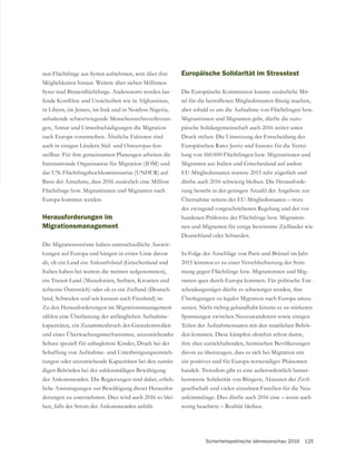 Sicherheitspolitische Jahresvorschau 2016 125
nen Flüchtlinge aus Syrien aufnehmen, weit über ihre
Möglichkeiten hinaus. Weitere über sieben Millionen
-
in Libyen, im Jemen, im Irak und in Nordost-Nigeria,
anhaltende schwerwiegende Menschenrechtsverletzun-
gen, Armut und Umweltschädigungen die Migration
nach Europa vorantreiben. Ähnliche Faktoren sind
auch in einigen Ländern Süd- und Osteuropas fest-
stellbar. Für ihre gemeinsamen Planungen arbeiten die
Internationale Organisation für Migration (IOM) und
das UN-Flüchtlingshochkommissariat (UNHCR) auf
Basis der Annahme, dass 2016 zusätzlich eine Million
Flüchtlinge bzw. Migrantinnen und Migranten nach
Europa kommen werden.
Herausforderungen im
Migrationsmanagement
Die Migrationsströme haben unterschiedliche Auswir-
kungen auf Europa und hängen in erster Linie davon
Italien haben bei weitem die meisten aufgenommen),
ein Transit-Land (Mazedonien, Serbien, Kroatien und
teilweise Österreich) oder ob es ein Zielland (Deutsch-
land, Schweden und seit kurzem auch Finnland) ist.
Zu den Herausforderungen im Migrationsmanagement
zählen eine Überlastung der anfänglichen Aufnahme-
und eines Überwachungsmechanismus, unzureichender
Schutz speziell für unbegleitete Kinder, Druck bei der
Schaffung von Aufnahme- und Unterbringungseinrich-
tungen oder unzureichende Kapazitäten bei den zustän-
digen Behörden bei der zahlenmäßigen Bewältigung
der Ankommenden. Die Regierungen sind dabei, erheb-
liche Anstrengungen zur Bewältigung dieser Herausfor-
derungen zu unternehmen. Dies wird auch 2016 so blei-
ben, falls der Strom der Ankommenden anhält.
Europäische Solidarität im Stresstest
Die Europäische Kommission konnte zusätzliche Mit-
aber sobald es um die Aufnahme von Flüchtlingen bzw.
Migrantinnen und Migranten geht, dürfte die euro-
päische Solidargemeinschaft auch 2016 weiter unter
Druck stehen. Die Umsetzung der Entscheidung des
Europäischen Rates Justiz und Inneres für die Vertei-
lung von 160.000 Flüchtlingen bzw. Migrantinnen und
EU-Mitgliedsstaaten startete 2015 sehr zögerlich und
dürfte auch 2016 schwierig bleiben. Die Herausforde-
rung besteht in der geringen Anzahl der Angebote zur
Übernahme seitens der EU-Mitgliedsstaaten – trotz
der zwingend vorgeschriebenen Regelung und der vor-
handenen Präferenz der Flüchtlinge bzw. Migrantin-
nen und Migranten für einige bestimmte Zielländer wie
Deutschland oder Schweden.
In Folge der Anschläge von Paris und Brüssel im Jahr
2015 könnten es zu einer Verschlechterung der Stim-
mung gegen Flüchtlinge bzw. Migrantinnen und Mig-
ranten quer durch Europa kommen. Für politische Ent-
scheidungsträger dürfte es schwieriger werden, ihre
Überlegungen zu legaler Migration nach Europa umzu-
setzen. Nicht richtig gehandhabt könnte es zu stärkeren
Spannungen zwischen Neuzuwanderern sowie einigen
Teilen der Aufnahmestaaten mit den staatlichen Behör-
den kommen. Diese kämpfen ohnehin schon damit,
ihre eher zurückhaltenden, heimischen Bevölkerungen
davon zu überzeugen, dass es sich bei Migration um
ein positives und für Europa notwendiges Phänomen
handelt. Trotzdem gibt es eine außerordentlich bemer-
kenswerte Solidarität von Bürgern, Akteuren der Zivil-
gesellschaft und vielen einzelnen Familien für die Neu-
ankömmlinge. Dies dürfte auch 2016 eine – wenn auch
wenig beachtete – Realität bleiben.
 