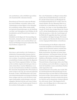 Sicherheitspolitische Jahresvorschau 2016 169
sich verschlechtern, wobei schließlich sogar militäri-
sche Zusammenstöße vorkommen könnten.
Deutschland und Österreich werden dem Westbal-
kan weitere Probleme verursachen, indem sie alle
Asylsuchenden aus dieser Region in ihre Heimatlän-
der zurückführen werden. Damit werden erhebli-
che logistische Herausforderungen wie die Schaffung
von Schul- und Arbeitsplätzen sowie Probleme für die
-
bunden sein.
Schließlich wird die Region für Terroranschläge der
Terrormiliz „Islamischer Staat“ und anderer radikaler
Zwecke der Wiedergewinnung des traditionellen Mos-
Ukraine
Zwar kann es auch weiterhin in der Ostukraine zu
militärischen Zusammenstößen kommen, doch ist
insgesamt mit einer russischen Politik der Deeskala-
tion zu rechnen. Aus politischen, geopolitischen und
Lage in der Ukraine angespannt bleiben. Aus Sorge,
auf der westlichen Agenda nicht mehr ganz oben zu
stehen, könnte Kiew versuchen Maßnahmen zu set-
zen, die seine Konfrontation mit Moskau verschärfen.
Der ukrainische Staatspräsident Petro Poroschenko ist
immer weniger in der Lage, das Land unter politischer
Kontrolle zu halten. Obwohl Russland in der Ostuk-
raine höchstwahrscheinlich eine Strategie der Deeska-
lation verfolgen wird, hat es sein Ziel, Kiew in seine
geltend machen, um eine Verankerung der Ukraine in
Das in den Niederlanden von Bürgern initiierte Refe-
rendum über das Handelsabkommen zwischen der
EU und der Ukraine könnte zum Wendepunkt für
die Nachbarschaftspolitik der EU werden. Seine Ini-
tiatoren fürchten, dass das Abkommen bloß ein ers-
ter Schritt hin zu einem Beitritt der Ukraine zur EU
sein könnte. Aus Angst vor einer übermäßigen Belas-
tung der EU durch einen etwaigen Beitritt der Ukraine
zur EU soll das Handelsabkommen verhindert werden.
Sollte dies passieren, so hätte dies Auswirkungen auf
die Politik der EU gegenüber dem Osten und würde
zur Instabilität in der Region beitragen. Wir können
davon ausgehen, dass Russland alle Mittel nutzen wird,
Im Zusammenhang mit den Risiken aufgrund der
wachsenden Instabilität in der Schwarzmeerregion
ergeben sich für Österreich mehrere ernsthafte Her-
ausforderungen. So ist es mit einem zunehmenden
Risiko terroristischer Aktivitäten auf seinem Staats-
gebiet konfrontiert. Auf Österreich könnte die Forde-
rung nach einem verstärkten Engagement für mehr
Stabilität am Westbalkan zukommen. Immerhin gilt
Österreich als ein Hauptinvestor am Westbalkan.
Österreich könnte sich gezwungen sehen, seine Fähig-
keit auszubauen, rasch auf die Risiken zu reagieren, die
durch die Instabilität in seiner unmittelbaren Nachbar-
schaft angewachsen sind.
Zusammenfassend ist festzustellen, dass im Jahr 2016
die sicherheitspolitischen Herausforderungen für die
Schwarzmeerregion ein hohes Maß an Unberechenbar-
keit besitzen werden. Hierzu gehören ein rasch abneh-
mendes gegenseitiges Vertrauen zwischen den relevan-
ten Akteuren und ein dramatischer Anstieg im Bereich
der „Soft security threats“. Das Hauptziel der EU
sollte es sein, ihre Bürger davon zu überzeugen, dass
die Situation unter Kontrolle ist.
 