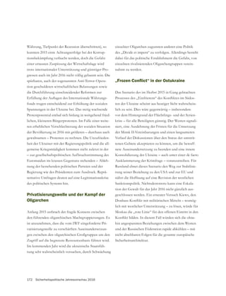 172 Sicherheitspolitische Jahresvorschau 2016
Währung, Tiefpunkt der Rezession überschritten), so
konnten 2015 erste Achtungserfolge bei der Korrup-
einer erneuten Zuspitzung der Wirtschaftslage wird
trotz internationaler Unterstützung und günstiger Pro-
gnosen auch im Jahr 2016 nicht völlig gebannt sein. Die
spürbaren, auch der sogenannten Anti-Terror-Opera-
tion geschuldeten wirtschaftlichen Belastungen sowie
die Durchführung einschneidender Reformen zur
-
fonds trugen entscheidend zur Erhöhung der sozialen
Spannungen in der Ukraine bei. Das stetig wachsende
Protestpotential entlud sich bislang in weitgehend fried-
lichen, kleineren Bürgerprotesten. Im Falle einer weite-
ren erheblichen Verschlechterung der sozialen Situation
der Bevölkerung ist 2016 mit größeren – durchaus auch
gewaltsamen – Protesten zu rechnen. Die Unzufrieden-
heit der Ukrainer mit der Regierungspolitik und die all-
gemeine Kriegsmüdigkeit kommen nicht zuletzt in der
– zur gesellschaftspolitischen Aufbruchsstimmung des
-
nung der bestehenden politischen Parteien und der
Regierung wie des Präsidenten zum Ausdruck. Reprä-
sentative Umfragen deuten auf eine Legitimationskrise
des politischen Systems hin.
Privatisierungswelle und der Kampf der
Oligarchen
Anfang 2015 zerbrach der fragile Konsens zwischen
den führenden oligarchischen Machtgruppierungen. Es
ist anzunehmen, dass die vom IWF eingeforderte Pri-
vatisierungswelle zu verschärften Auseinandersetzun-
Zugriff auf die begrenzte Ressourcenbasis führen wird.
Im kommenden Jahr wird die ukrainische Staatsfüh-
rung sehr wahrscheinlich versuchen, durch Schwächung
einzelner Oligarchen zugunsten anderer eine Politik
des „Divide et impera“ zu verfolgen. Allerdings besteht
einzelnen rivalisierenden Oligarchengruppen verein-
nahmt zu werden.
-
ten der Ukraine scheint aus heutiger Sicht wahrschein-
lich zu sein. Dies wäre gegenwärtig – insbesondere
vor dem Hintergrund der Flüchtlings- und der Syrien-
krise – für alle Beteiligten günstig. Der Westen signali-
siert, eine Ausdehnung der Fristen für die Umsetzung
der Minsk II-Vereinbarungen und einen langsameren
Verlauf der Diskussionen über den Status der umstrit-
-
nete Auseinandersetzung zu beenden und eine innere
Konsolidierung der Ukraine – auch unter einer de facto
Ausklammerung der Krimfrage – voranzutreiben. Für
Russland ebnet dieses Szenario den Weg zur Stabilisie-
rung seiner Beziehung zu den USA und zur EU und
nährt die Hoffnung auf eine Revision der westlichen
Sanktionspolitik. Nichtsdestotrotz kann eine Eskala-
-
geschlossen werden. Ein erneuter Versuch Kiews, den
-
lich mit westlicher Unterstützung – zu lösen, würde für
Moskau die „rote Linie“ für den offenen Eintritt in den
-
hin angespannten Beziehungen zwischen dem Westen
und der Russischen Föderation rapide abkühlen – mit
nicht absehbaren Folgen für die gesamte europäische
Sicherheitsarchitektur.
 