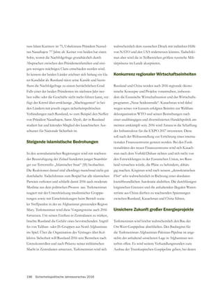 196 Sicherheitspolitische Jahresvorschau 2016
tans Islam Karimov ist 75, Usbekistans Präsident Nursul-
tan Nasarbajew 77 Jahre alt. Keiner von beiden hat einen
Sohn, womit die Nachfolgefrage grundsätzlich durch
Absprachen zwischen den Präsidentenfamilien und eini-
gen wenigen mächtigen Clans entschieden werden wird.
In keinem der beiden Länder zeichnet sich bislang ein kla-
rer Kandidat ab. Russland nützt seine Kanäle und beein-
Falls einer der beiden Präsidenten im nächsten Jahr ster-
-
fügt der Kreml über erstklassige „Machtagenten“ in bei-
den Ländern mit jeweils engen sicherheitspolitischen
Verbindungen nach Russland, so zum Beispiel den Neffen
von Präsident Nasarbajew, Samt Abysh, der in Russland
studiert hat und leitendes Mitglied des kasachischen Aus-
schusses für Nationale Sicherheit ist.
Steigende islamistische Bedrohungen
In den zentralasiatischen Regierungen wird mit wachsen-
der Beunruhigung der Zulauf hunderter junger Staatsbür-
ger zur Terrormiliz „Islamischer Staat“ (IS) beobachtet.
Die Reaktionen darauf sind allerdings manchmal nicht gut
durchdacht. Tadschikistan zum Bespiel hat alle islamischen
Parteien verboten und schließt damit 2016 auch moderate
Muslime aus dem politischen Prozess aus. Turkmenistan
-
rungen sowie mit Einschränkungen beim Betrieb sozia-
ler Treffpunkte in der an Afghanistan grenzenden Region
Mary. Turkmenistan wird diese Vorgangsweise auch 2016
-
ins Spiel. Über die Organisation des Vertrages über Kol-
lektive Sicherheit will Russland 2016 sein Bestreben nach
Macht in Zentralasien umsetzen. Turkmenistan wird sich
wahrscheinlich dem russischen Druck mit indirekter Hilfe
von NATO und den USA widersetzen können. Tadschiki-
stan aber wird die in Teilbereichen größere russische Mili-
tärpräsenz im Lande akzeptieren.
Konkurrenz regionaler Wirtschaftseinheiten
Russland und China werden auch 2016 regionale ökono-
mische Konzepte und Projekte vorantreiben, insbeson-
dere die Eurasische Wirtschaftsunion und das Wirtschafts-
programm „Neue Seidenstraße“. Kasachstan wird dabei
wegen seines vor kurzem erfolgten Beitritts zur Welthan-
delsorganisation WTO und seinen Bestrebungen nach
meisten umkämpft sein. 2016 wird Astana in die Schaffung
der Infrastruktur für die EXPO 2017 investieren. Diese
soll nach der Weltausstellung zur Errichtung eines interna-
tionalen Finanzzentrums genutzt werden. Bei den Funk-
tionalitäten des neuen Finanzzentrums wird sich Kasach-
stan nach dem Vorbild Dubais richten und sich nicht von
den Entwicklungen in der Eurasischen Union, wo Russ-
land versuchen würde, die Pläne zu behindern, abhän-
gig machen. Kirgistan wird nach seinem „demokratischen
Flirt“ sehr wahrscheinlich in Richtung einer absoluten
kremlfreundlichen Autokratie abdriften. Die durchlässigen
-
ströme aus China dürften zu wachsenden Spannungen
zwischen Russland, Kasachstan und China führen.
Unsichere Zukunft großer Energieprojekte
Turkmenistan wird höchst wahrscheinlich den Bau der
die Turkmenistan-Afghanistan-Pakistan-Pipeline ist ange-
sichts der anhaltend unsicheren Lage in Afghanistan wei-
terhin offen. Es wird weitere Verhandlungsrunden zum
 