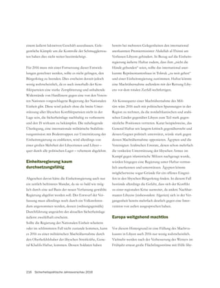 216 Sicherheitspolitische Jahresvorschau 2016
-
gentliche Kämpfe um die Kontrolle der Schmugglerrou-
ten haben dies nicht weiter beeinträchtigt.
Für 2016 muss mit einer Fortsetzung dieser Entwick-
lungen gerechnet werden, sollte es nicht gelingen, den
Bürgerkrieg zu beenden. Dies erscheint derzeit jedoch
wenig wahrscheinlich, da es auch innerhalb der Kon-
Widerstände von Hardlinern gegen eine von den Verein-
ten Nationen vorgeschlagene Regierung der Nationalen
Einheit gibt. Diese wird jedoch ohne die breite Unter-
Lage sein, die Sicherheitslage nachhaltig zu verbessern
und den IS wirksam zu bekämpfen. Die naheliegende
Überlegung, eine internationale militärische Stabilisie-
rungsmission mit Bodentruppen zur Unterstützung der
Einheitsregierung zu etablieren, wird allerdings von
einer großen Mehrheit der Libyerinnen und Libyer –
quer durch alle politischen Lager – vehement abgelehnt.
Einheitsregierung kaum
durchsetzungsfähig
Abgesehen davon hätte die Einheitsregierung auch nur
ein zeitlich befristetes Mandat, da sie so bald wie mög-
lich durch eine auf Basis der neuen Verfassung gewählte
Regierung abgelöst werden soll. Der Entwurf der Ver-
fassung muss allerdings noch durch ein Volksreferen-
dum angenommen werden, dessen (ordnungsgemäße)
Durchführung angesichts der aktuellen Sicherheitslage
äußerst zweifelhaft erscheint.
Sollte die Regierung der Nationalen Einheit scheitern
oder im schlimmsten Fall nicht zustande kommen, kann
es 2016 zu einer militärischen Machtübernahme durch
-
ral Khalifa Haftar, kommen. Dessen Soldaten haben
anerkannten Premierminister Abdullah al-Thinni am
Verlassen Libyens gehindert. In Bezug auf die Einheits-
regierung äußerte Haftar zudem, dass ihm „nicht die
Hände gebunden“ seien, sollte das international aner-
kannte Repräsentantenhaus in Tobruk „zu weit gehen“
und einer Einheitsregierung zustimmen. Haftar könnte
eine Machtübernahme außerdem mit der Rettung Liby-
ens vor dem totalen Zerfall rechtfertigen.
Als Konsequenz einer Machtübernahme des Mili-
tärs wäre 2016 auch mit politischen Spannungen in der
Region zu rechnen, da die nordafrikanischen und arabi-
schen Länder gegenüber Libyen zum Teil stark gegen-
sätzliche Positionen vertreten. Katar beispielsweise, das
dessen Machtübernahme opponieren. Ägypten und die
Vereinigten Arabischen Emirate, denen schon mehrfach
die verdeckte Unterstützung der libyschen Armee im
Kampf gegen islamistische Milizen nachgesagt wurde,
würden hingegen eine Regierung unter Haftar vermut-
lich anerkennen und unterstützen. Ägypten könnte
-
zu einer regionalen Krise ausweitet, da andere Nachbar-
staaten Libyens (insbesondere Algerien) sich in der Ver-
gangenheit bereits mehrfach deutlich gegen eine Inter-
vention von außen ausgesprochen haben.
Europa weitgehend machtlos
Vor diesem Hintergrund ist eine Füllung des Machtva-
kuums in Libyen auch 2016 nur wenig wahrscheinlich.
Vielmehr werden nach der Verbesserung des Wetters im
Frühjahr erneut große Flüchtlingsströme mit Hilfe liby-
 