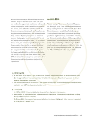 Sicherheitspolitische Jahresvorschau 2016 245
KERNPUNKTE
• In den Jahren 2014 und 2015 ging die Wirtschaft von einer Stagnationsphase in die Rezessionsphase über.
• Der Hauptgrund für die Rezession waren der Verfall des Ölpreises, eine Rubel-Abwertung sowie die Verhän-
gung der gegenseitigen Sanktionen.
• Die Rezession erreichte im Oktober 2015 ihre Talsohle, sodass 2016 mit einem leichten positiven Wirtschafts-
wachstum (von 0,3 Prozent) gerechnet werden kann.
aktiven Unterstützung des Wirtschaftswachstums zu
schaffen. Zugleich darf aber nicht außer Acht gelas-
sen werden, dass gegenwärtig noch immer äußere und
innere Schranken für das Wirtschaftswachstum beste-
hen bleiben. Diese Schranken betreffen sowohl die
Bevölkerungseinkommens sowie der Verbrauchernach-
frage. Laut den Regierungsprognosen ist mit einem
weiteren Rückgang der Investitionen (um 1,6 %) und
des Bevölkerungseinkommens (um 0,7 %) zu rechnen.
Unklar bleibt, wie unter derartigen Bedingungen eine
Steigerung der effektiven Nachfrage und des Einzel-
handelsumsatzes (von 0,4 %) erfolgen soll. Die bei-
den letztgenannten Faktoren sollen nach Prognosen
der Regierung im Jahr 2016 das Wachstum der Indus-
trie um 0,6 % – gefolgt von einem Anstieg um 1,5 sbis
1,9 % über die nächsten zwei Jahre – stimulieren. Das
Eintreten eines solchen Szenarios erscheint als zu
optimistisch.
Ausblick 2016
Von der heutigen Warte aus erscheint ein Übergang
der Wirtschaft in die Phase einer Investitionsunterbre-
chung und Stagnation als wahrscheinlich. Diese Phase
könnte bis zu einer tatsächlichen Veränderung der
Wirtschaftspolitik und der Schaffung von Bedingun-
gen für die Implementierung einer anderen Variante
der Wirtschaftspolitik andauern. Schlussfolgernd lässt
sich festhalten, dass die Prognose der Stagnationsdy-
namik mit quartalsmäßigen Schwankungen des Wirt-
schaftswachstums im Bereich von 0,2 bis 0,3 % für das
Jahr 2016 am zutreffendsten erscheint. Das Wachstum
des BIP wird 2016 nicht höher sein, als 0,3 %.
KEY NOTES
• In 2014 and 2015 the economic situation decended from stagnation into recession.
• Main reasons for the recession were the deterioration of the oil price, a devaluation of the national currency
Rubel, and the reciprocal sanctions.
• By October 2015 the recession has reached its bottom, therefore a slight growth of the economy is accepted
by 2016 with +0,3 percent (GDP).
 