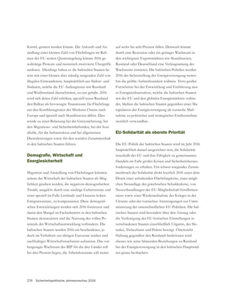 276 Sicherheitspolitische Jahresvorschau 2016
Kreml, genutzt werden könnte. Die Ankunft und An-
siedlung einer kleinen Zahl von Flüchtlingen im Rah-
men der EU-weiten Quotenregelung könnte 2016 ge-
walttätige Proteste und rassistisch motivierte Übergriffe
auslösen. Allerdings haben es die baltischen Staaten be-
reits mit einer kleinen aber ständig steigenden Zahl von
illegalen Einwanderern, hauptsächlich aus Südost- und
Südasien, welche die EU-Außengrenze mit Russland
und Weißrussland überschreiten, zu tun gehabt. 2016
wird sich deren Zahl erhöhen, speziell wenn Russland
den Balkan als bevorzugte Transitroute für Flüchtlinge
Europa und speziell nach Skandinavien ablöst. Dies
den Migrations- und Sicherheitsbehörden, bei der Sozi-
alhilfe, für die Infrastruktur und bei allgemeinen
Dienstleistungen sowie für den sozialen Zusammenhalt
in den baltischen Staaten führen.
Energiesicherheit
Migration und Ansiedlung von Flüchtlingen könnten
seitens der Wirtschaft der baltischen Staaten als Mög-
einer speziell im Falle Lettlands und Litauens hohen
-
schen Entwicklungen werden sich 2016 fortsetzen und
damit den Mangel an Facharbeitern in den baltischen
Staaten akzentuieren und die Nutzung des vollen Po-
tentials der Wirtschaftsentwicklung verhindern. Die
baltischen Staaten werden 2016 ein bescheidenes, je-
doch im Verhältnis zur übrigen Eurozone starkes und
nachhaltiges Wirtschaftswachstum aufweisen. Das vor-
hergesagte Wachstum des BIP für die drei Länder soll
bei drei Prozent liegen, die Arbeitslosenrate soll weiter
auf sechs bis acht Prozent fallen. Dennoch könnte
durch eine Rezession oder ein geringes Wachstum in
den wichtigsten Exportmärkten wie Skandinavien,
Russland oder Deutschland eine Verlangsamung des
Wachstums eintreten. Die baltischen Politiker werden
2016 der Sicherstellung der Energieversorgung weiter-
hin die größte Aufmerksamkeit widmen. Trotz großer
Fortschritte bei der Entwicklung und Einführung neu-
er Energieinfrastruktur, welche die baltischen Staaten
mit der EU und den globalen Energiemärkten verbin-
det, bleiben die baltischen Staaten gegenüber einer Ma-
nipulation der Energieversorgung als russische Maß-
ziemlich verwundbar.
EU-Solidarität als oberste Priorität
Die EU-Politik der baltischen Staaten wird im Jahr 2016
hauptsächlich darauf ausgerichtet sein, die Solidarität
innerhalb der EU und ihre Fähigkeit zu gemeinsamen
Handeln im Falle großer Krisen und Sicherheitsheraus-
forderungen zu erhalten. Ein schwer wiegender Zusam-
menbruch der Solidarität droht letztlich 2016 unter dem
Druck einer anhaltenden Flüchtlingskrise, einer mögli-
-
niens sowie einer Wiederaufnahme des Krieges in der
Ukraine oder der russischen Anstrengungen zur Unter-
minierung der unterschiedlichen EU-Politiken. Die bal-
tischen Staaten sind besonders über den Anstieg oder
die Verfestigung der EU-kritischen Einstellungen in
verschiedenen Staaten einschließlich Ungarns, der Slo-
wakei, Tschechiens und Polens besorgt. Österreichs
Haltung gegenüber den Russland-Sanktionen wird
ebenso wie seine bilateralen Beziehungen zu Russland
bei der Energieversorgung in den baltischen Hauptstäd-
ten genau beobachtet.
 