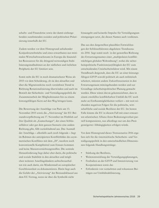 schafts- und Finanzkrise sowie der damit einherge-
henden zunehmenden sozialen und politischen Polari-
sierung innerhalb der EU.
Zudem werden vor dem Hintergrund anhaltender
Konjunkturschwäche und eines erwartbaren nur mini-
-
len Ressourcen für die dringend notwendigen Stabi-
lisierungsmaßnahmen an der südlichen und östlichen
Peripherie der EU limitiert sein.
Somit steht die EU in noch dramatischerer Weise als
2015 vor dem Scheideweg, ob sie den aktuellen und
über die Migrationskrise noch verstärkten Trend in
Richtung Renationalisierung überwinden und auch im
Bereich der Sicherheits- und Verteidigungspolitik die
Zusammenarbeit der Mitgliedsstaaten hin zu einem
leistungsfähigen Kern auf den Weg bringen kann.
Die Bewertung der Anschläge von Paris am 13.
November 2015 sowie die „Aktivierung“ der EU-Bei-
-
selfaktor oder gar dem ganzen Szenario eine andere
Richtung gibt, fällt zurückhaltend aus. Das Ausmaß
der Anschläge – allenfalls auch noch folgende – liegt
-
konventionelle Kampfmittel zum Einsatz kommen
und keine Massenvernichtungswaffen. Die zentrale
Herausforderung liegt daher eher darin, die politische
und soziale Stabilität in den aktuellen und mögli-
chen weiteren Anschlagsländern aufrechtzuerhal-
ten wie auch darin, ein Mindestmaß an europäischer
dem EU-Vertrag, wenn sie über die Symbolik nicht
hinausgeht und keinerlei Impulse für Verteidigungsan-
strengungen setzt, die diesen Namen auch verdienen.
Das aus den dargestellten plausiblen Entwicklun-
gen der Schlüsselfaktoren abgeleitete Trendszena-
rio 2016 liegt somit noch in der generellen Richtung
-
trächtigen globalen Weltordnung“, wobei die sicher-
heitspolitische Funktions(un)fähigkeit der EU zum
entscheidenden Unsicherheitsfaktor wird. Mit einem
Trendbruch dergestalt, dass die EU an einer leistungs-
scheitert, müssten andere Zukunftsszenarien in den
Erwartungsraum miteingebunden werden und zur
werden. Diese wären davon gekennzeichnet, dass in
-
chenden negativen Folgen für die politische, wirt-
schaftliche und soziale Resilienz der EU. Im besten
Falle könnte die EU in diesem Fall mit einer erneuer-
ten atlantischen Allianz ihren Bedeutungsverlust par-
tiell kompensieren, was allerdings nur um den Preis
gesteigerter Abhängigkeiten erfolgen würde.
Vor dem Hintergrund dieses Trenszenarios 2016 erge-
ben sich für die österreichische Sicherheits- und Ver-
teidigungspolitik in den unterschiedlichen Dimensio-
nen folgende Handlungsstränge:
• Stärkung der Resilienz,
• Weiterentwicklung der Verteidigungsplanungen,
•
Kooperationen sowie das
• Erfordernis von vermehrten und robusteren Bei-
trägen zur Umfeldstabilisierung.
Sicherheitspolitische Jahresvorschau 2016 29
 