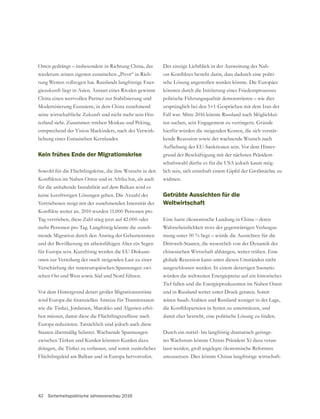 42 Sicherheitspolitische Jahresvorschau 2016
Osten gedrängt – insbesondere in Richtung China, das
wiederum seinen eigenen eurasischen „Pivot“ in Rich-
tung Westen vollzogen hat. Russlands langfristige Ener-
giezukunft liegt in Asien. Anstatt eines Rivalen gewinnt
China einen wertvollen Partner zur Stabilisierung und
Modernisierung Eurasiens, in dem China zunehmend
seine wirtschaftliche Zukunft und nicht mehr sein Hin-
terland sieht. Zusammen streben Moskau und Peking,
entsprechend der Vision Mackinders, nach der Verwirk-
lichung eines Eurasischen Kernlandes.
Kein frühes Ende der Migrationskrise
Sowohl für die Flüchtlingskrise, die ihre Wurzeln in den
für die anhaltende Instabilität auf dem Balkan wird es
keine kurzfristigen Lösungen geben. Die Anzahl der
Vertriebenen steigt mit der zunehmenden Intensität der
Tag vertrieben, diese Zahl stieg jetzt auf 42.000 oder
mehr Personen pro Tag. Langfristig könnte die zuneh-
und der Bevölkerung im arbeitsfähigen Alter ein Segen
für Europa sein. Kurzfristig werden die EU-Diskussi-
onen zur Verteilung der rasch steigenden Last zu einer
Verschärfung der innereuropäischen Spannungen zwi-
schen Ost und West sowie Süd und Nord führen.
Vor dem Hintergrund derart großer Migrationsströme
wie die Türkei, Jordanien, Marokko und Algerien erhö-
Europa reduzieren. Tatsächlich sind jedoch auch diese
Staaten übermäßig belastet. Wachsende Spannungen
zwischen Türken und Kurden könnten Kurden dazu
drängen, die Türkei zu verlassen, und somit zusätzliches
Flüchtlingsleid am Balkan und in Europa hervorrufen.
Der einzige Lichtblick in der Ausweitung des Nah-
-
sche Lösung angestoßen werden könnte. Die Europäer
könnten durch die Initiierung eines Friedensprozesses
politische Führungsqualität demonstrieren – wie dies
Fall war. Mitte 2016 könnte Russland nach Möglichkei-
hierfür würden die steigenden Kosten, die sich verstär-
kende Rezession sowie der wachsende Wunsch nach
Aufhebung der EU-Sanktionen sein. Vor dem Hinter-
grund der Beschäftigung mit der nächsten Präsident-
schaftswahl dürfte es für die USA jedoch kaum mög-
widmen.
Getrübte Aussichten für die
Weltwirtschaft
Eine harte ökonomische Landung in China – deren
Wahrscheinlichkeit trotz der gegenwärtigen Verlangsa-
mung unter 50 % liegt – würde die Aussichten für die
Drittwelt-Staaten, die wesentlich von der Dynamik der
chinesischen Wirtschaft abhängen, weiter trüben. Eine
globale Rezession kann unter diesen Umständen nicht
ausgeschlossen werden. In einem derartigen Szenario
würden die weltweiten Energiepreise auf ein historisches
Tief fallen und die Energieproduzenten im Nahen Osten
und in Russland weiter unter Druck geraten. Somit
wären Saudi-Arabien und Russland weniger in der Lage,
Durch ein mittel- bis langfristig dramatisch geringe-
res Wachstum könnte Chinas Präsident Xi dazu veran-
lasst werden, groß angelegte ökonomische Reformen
umzusetzen. Dies könnte Chinas langfristige wirtschaft-
 