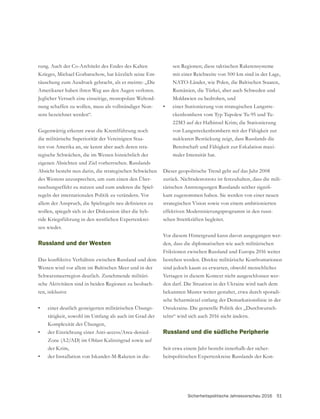 Sicherheitspolitische Jahresvorschau 2016 51
rung. Auch der Co-Architekt des Endes des Kalten
-
täuschung zum Ausdruck gebracht, als er meinte: „Die
Amerikaner haben ihren Weg aus den Augen verloren.
Jeglicher Versuch eine einseitige, monopolare Weltord-
nung schaffen zu wollen, muss als vollständiger Non-
sens bezeichnet werden“.
die militärische Superiorität der Vereinigten Staa-
ten von Amerika an, sie kennt aber auch deren stra-
tegische Schwächen, die im Westen hinsichtlich der
eigenen Absichten und Ziel vorherrschen. Russlands
Absicht besteht nun darin, die strategischen Schwächen
des Westens anzusprechen, um zum einen den Über-
raschungseffekt zu nutzen und zum anderen die Spiel-
regeln der internationalen Politik zu verändern. Vor
wollen, spiegelt sich in der Diskussion über die hyb-
ride Kriegsführung in den westlichen Expertenkrei-
sen wieder.
Russland und der Westen
Westen wird vor allem im Baltischen Meer und in der
Schwarzmeerregion deutlich. Zunehmende militäri-
sche Aktivitäten sind in beiden Regionen zu beobach-
ten, inklusive
• einer deutlich gesteigerten militärischen Übungs-
Komplexität der Übungen,
• der Einrichtung einer Anti-access/Area-denied-
Zone (A2/AD) im Oblast Kaliningrad sowie auf
der Krim,
• der Installation von Iskander-M-Raketen in die-
sen Regionen; diese taktischen Raketensysteme
mit einer Reichweite von 500 km sind in der Lage,
NATO-Länder, wie Polen, die Baltischen Staaten,
Rumänien, die Türkei, aber auch Schweden und
Moldawien zu bedrohen, und
• einer Stationierung von strategischen Langstre-
ckenbombern vom Typ Tupolew Tu-95 und Tu-
22M3 auf der Halbinsel Krim; die Stationierung
von Langstreckenbombern mit der Fähigkeit zur
nuklearen Bestückung zeigt, dass Russlands die
Bereitschaft und Fähigkeit zur Eskalation maxi-
maler Intensität hat.
Dieser geopolitische Trend geht auf das Jahr 2008
zurück. Nichtsdestotrotz ist festzuhalten, dass die mili-
-
kant zugenommen haben. Sie werden von einer neuen
strategischen Vision sowie von einem ambitionierten
effektiven Modernisierungsprogramm in den russi-
schen Streitkräften begleitet.
Vor diesem Hintergrund kann davon ausgegangen wer-
den, dass die diplomatischen wie auch militärischen
Friktionen zwischen Russland und Europa 2016 weiter
bestehen werden. Direkte militärische Konfrontationen
sind jedoch kaum zu erwarten, obwohl menschliches
Versagen in diesem Kontext nicht ausgeschlossen wer-
den darf. Die Situation in der Ukraine wird nach dem
bekannten Muster weiter gestaltet, etwa durch sporadi-
sche Scharmützel entlang der Demarkationslinie in der
Ostukraine. Die generelle Politik des „Durchwursch-
telns“ wird sich auch 2016 nicht ändern.
Russland und die südliche Peripherie
Seit etwa einem Jahr besteht innerhalb der sicher-
heitspolitischen Expertenkreise Russlands der Kon-
 