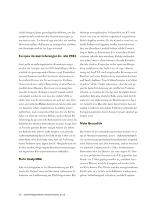 60 Sicherheitspolitische Jahresvorschau 2016
bedarf dringend einer grundlegenden Reform, um den
perspektivisch zunehmenden Herausforderungen ge-
wachsen zu sein. An dieser Frage wird sich auf mittlere
Sicht entscheiden, ob Europa zu strategischen Ambitio-
nen überhaupt noch in der Lage sein wird.
Europas Herausforderungen im Jahr 2016
Zwei große sicherheitspolitische Herausforderungen
werden die Europäer im Jahr 2016 beschäftigen: die In-
stabilität des postimperialen Raumes vom Westbalkan
bis zum Kaukasus mit der Ostukraine als virulentem
Orient mit dem syrischen Bürgerkrieg als dem Zentral-
verwandelt worden ist und dass das im Jahr 2016 so
bleibt, aber sowohl im Kaukasus als auch auf dem mitt-
leren und östlichen Balkan könnten dafür die alten und
aufbrechen. Von strategischer Relevanz für die EU ist
dabei vor allem der mittlere Balkan, weil an dessen Pa-
in Aussicht gestellte Beitritt einiger Staaten des mittle-
ren Balkans wird vorerst nicht möglich sein, aber die
Aufrechterhaltung dieser Aussicht ist der Anker der in-
dieses Problems neue Typen der EU-Mitgliedschaft ent-
worfen werden, die geringere Beitrittsvoraussetzungen
mit begrenzten Partizipationsrechten verbinden.
Mehr Realpolitik
Sehr viel drängender ist die Herausforderung der EU
durch den Nahen Osten und das damit verbundene Er-
fordernis zur Eindämmung der Flüchtlingsströme. Die
bisherige wertegebundene Außenpolitik der EU wird
durch eine sehr viel stärker realpolitisch ausgerichtete
Politik abgelöst werden, d.h. die Kontakte zum Iran, zu
Saudi-Arabien und Ägypten werden intensiviert wer-
-
lung in Syrien zu bekommen. Erst wenn diese Politik
scheitern oder ihr kein messbarer Erfolg beschieden
sein sollte, kann es dazu kommen, dass die Europäer
über ein direktes Eingreifen in den syrischen Bürger-
krieg nachdenken, das freilich nur in enger Abstim-
mung mit den USA, nach eingehenden Beratungen mit
Russland und unter Einbeziehung zumindest des Irans
und Saudi-Arabiens. Eine Schlüsselposition wird dabei
in jedem Fall der Türkei zukommen, ohne die und ge-
gen die keine Stabilisierung des nördlichen Vorderen
Orients zu erreichen ist. Da Ägypten bezüglich dessen
südlichen Teils eine ähnliche Rolle spielt, wird die EU
auch um eine Verbesserung der Beziehungen zu Ägyp-
ten bemüht sein. Das alles kann dazu führen, dass die
zuletzt restriktiver gewordene Waffenexportpolitik der
Europäer gegenüber diesen Ländern wieder deutlich ge-
lockert wird.
Mehr Geopolitik
Die bereits in 2015 erkennbar gewordene Kehre von ei-
ner an Werten orientierten Außen- und Sicherheitspoli-
-
teten Politik wird sich 2016 fortsetzen, und sie wird sich
vor allem im Umgang mit der Türkei konkretisieren.
Damit rächt sich die Distanz, die von einigen EU-Staa-
ten bzw. politischen Parteien in der EU gegenüber dem
-
rierende Distanz wird die Europäer auf mittlere Sicht
Politik wird sich freilich nicht deklarativ, sondern weit-
gehend stillschweigend vollziehen, und der Hauptan-
 
