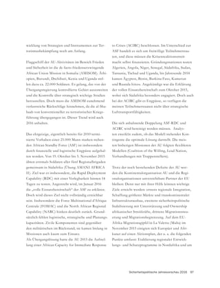 Sicherheitspolitische Jahresvorschau 2016 97
wicklung von Strategien und Instrumenten zur Ter-
rorismusbekämpfung noch am Anfang.
Flaggschiff der AU-Aktivitäten im Bereich Frieden
und Sicherheit ist die de facto friedenserzwingende
African Union Mission in Somalia (AMISOM). Äthi-
opien, Burundi, Dschibuti, Kenia und Uganda stel-
len dazu ca. 22.000 Soldaten. Es gelang, das von der
und die Kontrolle über strategisch wichtige Straßen
herzustellen. Doch muss die AMISOM zunehmend
verlustreiche Rückschläge hinnehmen, da die al-Sha-
baab von konventioneller zu terroristischer Kriegs-
führung übergegangen ist. Dieser Trend wird auch
2016 anhalten.
Das ehrgeizige, eigentlich bereits für 2010 termi-
nierte Vorhaben einer 25.000 Mann starken stehen-
den African Standby Force (ASF) ist insbesondere
-
ten worden. Von 19. Oktober bis 5. November 2015
übten erstmals Soldaten aller fünf Regionalbrigaden
gemeinsam in Südafrika (Übung AMANI AFRICA
II). Ziel war es insbesondere, die Rapid Deployment
Capability (RDC) mit einer Verlegbarkeit binnen 14
Tagen zu testen. Angestrebt wird, im Januar 2016
die „volle Einsatzbereitschaft“ der ASF zu erklären.
Doch wird dieses Ziel nicht vollständig erreichbar
sein. Insbesondere die Force Multinational d’Afrique
Centrale (FOMAC) und die North African Regional
-
sätzlich fehlen logistische, strategische und Planungs-
kapazitäten. Zivile Komponenten sind gegenüber
den militärischen im Rückstand; sie kamen bislang in
Missionen auch kaum zum Einsatz.
Als Übergangslösung hatte die AU 2013 die Aufstel-
lung einer African Capacity for Immediate Response
to Crises (ACIRC) beschlossen. Im Unterschied zur
ASF handelt es sich um freiwillige Teilnehmerstaa-
ten, und diese müssen die Krisenreaktionsstreit-
Algerien, Angola, Niger, Senegal, Südafrika, Sudan,
Tansania, Tschad und Uganda, bis Jahresende 2014
kamen Ägypten, Benin, Burkina Faso, Kamerun
und Ruanda hinzu. Angekündigt war die Erklärung
der vollen Einsatzbereitschaft zum Oktober 2015,
wobei sich Südafrika besonders engagiert. Doch auch
bei der ACIRC gibt es Engpässe, so verfügen die
meisten Teilnehmerstaaten nicht über strategische
Lufttransportfähigkeiten.
Die sich anbahnende Doppelung ASF-RDC und
ACIRC wird bereinigt werden müssen. Analys-
ten zweifeln zudem, ob das Modell stehender Kon-
tingente die optimale Lösung darstellt. Die meis-
Modellen (Coalition of the Willing, Lead Nation,
Verhandlungen mit Truppenstellern).
-
den die Kontinentalorganisation AU und die Regi-
onalorganisationen unverzichtbare Partner der EU
bleiben: Denn nur mit ihrer Hilfe können wichtige
Ziele erreicht werden: erstens regionale Integration,
Schaffung größerer Märkte und transkontinentaler
Infrastrukturausbau, zweitens sicherheitspolitische
Stabilisierung mit Unterstützung und Ownership
afrikanischer Streitkräfte, drittens Migrationssteu-
erung und Migrationsbegrenzung. Auf dem EU-
Afrika-Migrationsgipfel in La Valetta (Malta) im
November 2015 einigten sich Europäer und Afri-
kaner auf einen Aktionsplan, der u. a. die folgenden
Punkte umfasst: Etablierung regionaler Entwick-
lungs- und Schutzprogramme in Nordafrika und am
 