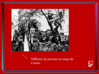 Milhares de pessoas no largo do Carmo. 