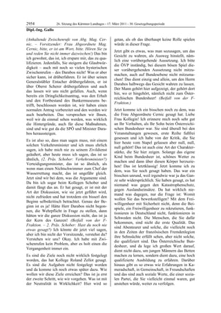 2954             26. Sitzung des Kärntner Landtages - 17. März 2011 - 30. Gesetzgebungsperiode
Dipl.-Ing. Gallo

(Anhaltende Zwischenrufe von Abg. Mag. Cer-                getan, als ob das überhaupt keine Rolle spielen
nic. – Vorsitzender: Frau Abgeordnete Mag.                 würde in dieser Frage.
Cernic, bitte, er ist am Wort, bitte. Hören Sie zu
                                                           Jetzt gibt es etwas, was man sozusagen, um das
und reden Sie nicht immer dazwischen!) Das bin
                                                           Gesicht zu wahren, als Ausweg hinstellt, näm-
ich gewohnt, das ist, ich erspare mir, das zu qua-
                                                           lich eine vorübergehende Aussetzung. Ich bitte
lifizieren. Jedenfalls, Sie steigern die Glaubwür-
                                                           die ÖVP inständig, bei diesem bösen Spiel die-
digkeit – auch mit noch so vielen hysterischen
                                                           ser vorübergehenden Aussetzung nicht mitzu-
Zwischenrufen – des Darabos nicht! Was er aber
                                                           machen, auch auf Bundesebene nicht mitzuma-
sicher kann, ist drüberfahren. Er ist über seinen
                                                           chen! Das dient einzig und allein, um den Herrn
Generalstäbler Entacher drübergefahren, er ist
                                                           Darabos halbwegs das Gesicht wahren zu lassen.
über Oberst Scherer drübergefahren und auch
                                                           Der Mann gehört hier aufgezeigt, der gehört dort
das lassen wir uns nicht gefallen. Auch, wenn
                                                           hin, wo er hingehört, nämlich nicht zum Öster-
bereits ein Dringlichkeitsantrag, was den Erhalt
                                                           reichischen Bundesheer! (Beifall von der F-
und den Fortbestand des Bunkermuseums be-
                                                           Fraktion.)
trifft, beschlossen worden ist, wir haben einen
normalen Antrag vorbereitet und den werden wir             Jetzt komme ich ein bisschen noch zu dem, was
auch bearbeiten. Das versprechen wir Ihnen,                die Frau Abgeordnete Cernic gesagt hat. Liebe
weil wir da einmal sehen werden, was wirklich              Frau Kollegin! Ich erinnere mich noch sehr gut
die Hintergründe, auch für diese Maßnahmen,                an Ihr Verhalten, als Ihr Sohn beim Österreichi-
sind und wie gut da die SPÖ und Minister Dara-             schen Bundesheer war. Sie sind überall bei den
bos heraussteigen.                                         Veranstaltungen gewesen, erste Reihe fußfrei
                                                           gesessen und ich habe von der Kritik, die Sie
Es ist also so, dass man sagen muss, mit einem
                                                           hier heute vom Stapel gelassen aber null, null,
solchen Verkehrsminister und ich muss ehrlich
                                                           null gehört! Das ist auch eine Art der Charakter-
sagen, ich habe mich nie zu seinem Zivildienst
                                                           stärke, die Sie hier zeigen. Solange das eigene
geäußert, aber heute muss ich sagen, das ist so
                                                           Kind beim Bundesheer ist, schönes Wetter zu
ähnlich, (2. Präs. Schober: Verkehrsminister?)
                                                           machen und dann über diesen Körper herzuzie-
Verteidigungsminister, das ist so ähnlich, als
                                                           hen! Das ist letztklassig! Jetzt komme ich zu
wenn man einen Nichtschwimmer zum Chef der
                                                           dem, was Sie noch gesagt haben. Das war ein
Wasserrettung macht, das ist ungefähr gleich.
                                                           bisschen unrund, weil irgendwie war ja das Gan-
Jetzt sind wir bei dem, was die Argumente sind.
                                                           ze sehr widersprüchlich. Sie haben gesagt, es hat
Da bin ich sogar beim Kollegen Schober und
                                                           niemand was gegen den Katastrophenschutz,
damit fängt das an. Er hat gesagt, er ist mit der
                                                           gegen Auslandseinsätze. Da hat wirklich nie-
Art der Diskussion, wie sie jetzt geführt wird,
                                                           mand was dagegen, nur die Frage ist: Womit
nicht zufrieden und hat trotzdem ein bisserl den
                                                           wollen Sie das bewerkstelligen? Mit dem Frei-
Beginn selbstkritisch betrachtet. Genau der Be-
                                                           willigenheer mit Sicherheit nicht, denn die Bei-
ginn ist es ja! Hätte Herr Darabos nicht begon-
                                                           spiele, ein Freiwilligenheer zu rekrutieren, funk-
nen, die Wehrpflicht in Frage zu stellen, dann
                                                           tionieren in Deutschland nicht, funktionieren in
hätten wir die ganze Diskussion nicht, das ist ja
                                                           Schweden nicht. Die Menschen, die Sie dafür
der Kern des Ganzen! (Beifall von der F-
                                                           bekommen, sind nicht die erste Qualität. Das
Fraktion. – 2. Präs. Schober: Hast du noch nie
                                                           sind Abenteurer und solche, die vielleicht noch
etwas gesagt?) Ich könnte dir jetzt viel sagen,
                                                           in den Zeiten der französischen Fremdenlegion
aber ich bin nicht der Vorsitzende, verstehst du?
                                                           ihre Sehnsüchte erfüllt sehen, aber nicht solche,
Verstehen wir uns? Okay. Ich habe mit Zwi-
                                                           die qualifiziert sind. Das Österreichische Bun-
schenrufen kein Problem, aber es holt einen die
                                                           desheer, und da lege ich großen Wert darauf,
Vergangenheit immer ein.
                                                           dient nicht dazu, um jungen Männern das Betten
Es sind die Ziele noch nicht wirklich festgelegt           machen zu lernen, sondern dient dazu, eine hoch
worden, das hat Kollege Roland Zellot gesagt.              qualifizierte Ausbildung zu erfahren. Darüber
Es sind die Aufgaben nicht festgelegt worden               hinaus gibt es so etwas wie Erfahrungen in Ka-
und da komme ich noch etwas später dazu. Wie               meradschaft, in Gemeinschaft, in Freundschaften
wollen wir diese Ziele erreichen? Das ist ja erst          und das sind auch soziale Werte, die einer sozia-
der zweite Schritt, wie wir vorgehen. Was ist mit          len Partei, die Sie vielleicht einmal waren, gut
der Neutralität in Wirklichkeit? Hier wird so              anstehen würde, weiter zu verfolgen.
 