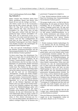 2988                 26. Sitzung des Kärntner Landtages - 17. März 2011 - 30. Gesetzgebungsperiode



Erster Landeshauptmann-Stellvertreter Dipl.-                  gemeinsame Vorgangsweise möglich ist.
Ing. Scheuch (F):                                             2. Frage: Welche konkreten Schritte wurden von
Dipl.-Ing. Scheuch

Danke vielmals! Herr Präsident! Hohes Haus!                   Ihnen zur Erreichung eines Autonomiemodelles
Meine geschätzten Damen und Herren! Jetzt                     für die Kärntner Fischerei gesetzt?
brauch ich nur noch die Anfrage vom Herrn …                   Wie gesagt, da gibt es drei, vier Mal im Jahr eine
(Der Redner wendet sich an den Vorsitzenden:)                 Besprechung, die sich genau mit diesem Thema
Kann man die bitte verlesen, geht das? (Schrift-              beschäftigt. Das ist ein Problem, das ich von
führer Dir. Mag. Weiß verneint.) Muss ich das                 meinem Vorgänger geerbt habe. Ich sage auch
selber vorlesen? Aha, okay! (Zwischenruf von                  ganz ehrlich, wir haben momentan fast keine bis
Schriftführer Dir. Mag. Weiß.) Nein, ich hätte                überhaupt keine Bewegung, wir haben zwei Mal
die Frage gerne verlesen! Geht das? Kann mir                  im Jahr unseren Landesfischereibeirat, wo ja
jemand die Frage verlesen? (Schriftführer Dir.                diese beiden Institutionen auch drinnen sitzen
Mag. Weiß: Die ist zugeschickt worden vor ei-                 und es ist witzigerweise so, dass momentan von
nem Monat!) Gut, dann werde halt ich die Frage                beiden Institutionen keine aktiven Schritte
vorlesen, wenn der Herr Landtagsdirektor das                  kommen, um neue Akzente in diese Richtung zu
nicht kann um diese Tageszeit! Eine Anfrage                   setzen.
betreffend Fischereigesetz vom Herrn Abgeord-
neten Stephan Tauschitz. Die unterfertigten Ab-               3. Welche konkreten Schritte beabsichtigen Sie
geordneten stellen folgende Fragen:                           in der nächsten Zeit für die Errichtung eines
                                                              Autonomiemodelles für die Kärntner Fischerei
1. Wie weit sind die Verhandlungen zwischen                   zu setzen?
den Kärntner Fischereienvertretungen und den
Interessensgesellschaften für ein Autonomiemo-                Wir werden, so wie wir es in der Vergangenheit
dell der Kärntner Fischerei gediehen?                         gehabt haben, auch in der Zukunft immer wieder
                                                              zu gemeinsamen Terminen einladen. Wir wer-
Zu dieser ersten Frage, Herr Klubobmann Tau-                  den so wie in der Vergangenheit sowohl mit den
schitz, ist zu sagen, dass wir und das habe ich in            Berufsvertretern der Fischereiberechtigten, als
der Strategie von meinem Vorgänger, für die                   auch der Fischer, als auch der Landwirtschafts-
Fischerei verantwortlichen Landesrat Dr. Mar-                 kammer und anderen Institutionen versuchen,
tinz, übernommen, dass hier nur dann, wenn alle               dieses Modell voranzutreiben. Wobei eines sehr
Beteiligten ein gemeinsames Modell entwickelt                 interessant war, dass die Autonomiebestrebun-
haben, eine gemeinsame Strategie umgesetzt                    gen vor allem seitens des Kollegen Blatnik und
werden kann. Das Problem ist, dass wir einer-                 seiner Mannschaft immer sehr stark von dem
seits wissen, dass wir Fischereiberechtigte haben             Modell geprägt war, dass man auch ein Zentrum
und auf der anderen Seite jene, die gerne fischen.            dafür braucht, dass man dementsprechend ein
Es gibt hier nach wie vor Schwierigkeiten,                    gemeinsames Kompetenzzentrum errichtet. Du
„Streitigkeiten“ zwischen den beiden Gruppie-                 wirst wissen, es hat ja damals die Idee gegeben,
rungen, in welchem Verhältnis man hier in ei-                 rund um Bad Saag und andere Platzierungen.
nem gemeinsamen Autonomiemodell Mehrhei-                      Nachdem es hier momentan an der Finanzierung
ten finden könnte. Im Unterschied zur Kärntner                zu scheitern scheint, sind auf einmal auch weni-
Jägerschaft, wo es nur eine Pflichtvertretung                 ger die vordergründigen Ideen der gemeinsamen
gibt, wo alle Kärntner Jägerinnen und Jäger                   Vereinigung im Vordergrund und man sieht und
drinnen sind, ist es eben bei der Fischerei basie-            man spürt, dass beide Gruppen sich dezent zu-
rend auf zwei Modellen aufgebaut und solange                  rückhalten und keine konkreten Schritte setzen
es dort keine Mehrheitsbindungen geben wird,                  wollen.
einerseits vom Kollegen Blatnik und seinen
Freunden, auf der anderen Seite vom Herrn Mag.                4. Ist aus Ihrer Sicht im nächsten Jahr mit der
Granitzer, der das jetzt übernommen hat, und                  Vorlage eines entsprechenden Gesetzentwurfes
seiner Mannschaft, haben wir gesagt, werden wir               aus Ihrem Referat zu rechnen?
uns auf der politischen Ebene hier nicht einmi-               Wenn die Diskussion derartig flau und mau wei-
schen, (2. Präs. Schober übernimmt den Vor-                   tergeht wie in der Vergangenheit, rechne ich
sitz.) weil ich einfach glaube, dass ähnlich wie in           nicht damit. (Beifall von der F-Fraktion.)
                                                              Dipl.-Ing. Scheuch

anderen wichtigen Fragen nur im Konsens eine
 