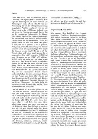 26. Sitzung des Kärntner Landtages - 17. März 2011 - 30. Gesetzgebungsperiode        2879
Holub

Enden. Der zweite Grund ist, priorisiert „Bad St.          Vorsitzender Erster Präsident Lobnig (F):
Leonhard“, auf englisch bad St. Leonhard. Hier             Lobnig


sagte der Rechnungshof, ich zitiere wörtlich. Der          Als nächstes zu Wort gemeldet hat sich Herr
Rechnungshof sagt: „Dieses Projekt wird die                Abgeordneter Köchl. Ich erteile ihm das Wort!
                                                           Lobnig


Realisierung der in der Dringlichkeitsreihung
festgelegten Projekte verzögern.“ No na nit!
Wenn wir da an die 60 Millionen sind und wenn              Abgeordneter Köchl (SPÖ):
wir noch ein Finanzierungsmodell haben, das                Köchl

                                                           Sehr geehrter Herr Präsident! Herr Landes-
aus der chinesischen Außenpolitik, der Monar-
                                                           hauptmann! Geschätzte Regierungsmitglieder!
chie kommt, nämlich ein Forfaitierungsmodell,
                                                           Sehr geehrte Damen und Herren hier im Hohen
das nur der Bank nützt und dem Budget schadet.
                                                           Haus! Liebe Zuhörerinnen und Zuhörer! Die
Da aber reden wir mit dem Gerhard Dörfler, ich
                                                           Sozialdemokraten haben sich dieses Thema aus-
glaube, schon seit drei, vier Jahren. Mir gefällt
                                                           gewählt, weil es ein typisches Kärntner Thema
es nicht, ihm hat es gefallen. Er hat es gemacht.
                                                           ist. Wenn das in Japan so passiert ist, dann wer-
Wie gesagt, er macht die Reihung, wir machen
                                                           den Österreich und Europa darüber zu diskutie-
sie nicht. Aber, Lösungsvorschläge: Wer macht
                                                           ren haben. Der Kärntner Landtag hier wird we-
die Schäden in der Straße? Na ja, wer? Der
                                                           nig dazu beitragen können, dass es sich ändert.
Transitverkehr und keiner glaubt es mir. Es ist
                                                           Außerdem gibt es heute Anträge dafür, dass wir
ausgerechnet. Ein LKW verursacht 20.000 Mal
                                                           die notwendigen Maßnahmen setzen. (Einwand
mehr Belastung als ein PKW! (LH Dörfler:
                                                           von Abg. Tauschitz.) Ich bin als Jugendlicher
60.000 Mal!) Na, siehst du, wir haben schon
                                                           nach Ungarn gefahren. Das ist dieses Land, wo
aufgewertet. Das nehme ich sofort in mein Pro-
                                                           angeblich Landeshauptmann-Stellvertreter Uwe
gramm auf. 60.000 Mal mehr, hat der Holub
                                                           Scheuch nicht mehr einreisen darf. Damals war
gesagt, macht ein LKW mehr Schaden als ein
                                                           Schlagloch auf Schlagloch in diesem Land. Heu-
PKW. Warum sollen wir bitte nicht – das ist wie
                                                           te fahren wir durch Kärnten und man kann auch
beim Atomkraftwerk – die Kosten denen aufbin-
                                                           Schlagloch auf Schlagloch feststellen. Damals
den, die sie verursachen? Warum müssen
                                                           war für mich Ungarn ein armes Land. Damals
Volkswirtschaften für einen unsinnigen Transit,
                                                           war Leopold Wagner Landeshauptmann. (Es
wo man Nudeln aus Italien über Zypern und
                                                           herrscht Unaufmerksamkeit in der F-Fraktion. –
über Konten von der Hypo wieder nach Kärnten
                                                           Der Vorsitzende betätigt die Glocke.) Die Stra-
importiert, aufkommen? Das ist die dümmste Art
                                                           ßen waren in Ordnung. Jetzt, schon seit vielen
und Weise, (Vorsitzender: Noch eine halbe Mi-
                                                           Jahrzehnten, gibt es keinen sozialdemokrati-
nute Redezeit!) die Transit-Lobby und die Fräch-
                                                           schen Landeshauptmann und keinen dafür Ver-
ter zu unterstützen, deswegen!
                                                           antwortlichen für das Budget. (Abg. Ing.
Und das Zweite ist: Wir sind, glaube ich, das              Scheuch: Frage, warum das so ist! Abgelehnt!)
Land mit den meisten Lärmschutzwänden. Ich                 Das ist daher ganz einfach, zu sagen, dass diese
weiß jetzt nicht, welche Firmen, der Tauschitz             Straßen letztendlich so vernachlässigt wurden,
hat es einmal angerissen, hier beteiligt sind. Ich         weil die falsche Budgetpolitik gemacht wurde!
weiß auch nicht, was für einen Konnekt es hier             (Zwischenruf von Abg. Mag. Darmann.) Im letz-
zur Politik gibt, (Abg. Dr. Lesjak lacht laut-             ten Jahr wurden drei Projekte gemacht, drei Pro-
stark.) aber es wird doch einer sein. Lärm-                jekte, die das ganze Geld vom Straßenbudget,
schutzwände braucht man nicht, wenn man nur                das viel zu klein bemessen ist, weggesaugt ha-
100 Kilometer fährt. Der Gorbach ist versiegt,             ben und die wirklichen Probleme, um unsere
bitte, die 160 sind nirgends mehr. Das kostet              Pendler und um die Leute in den Tälern und im
zweimal soviel Benzin, weil ab 130 schiebt man             ländlichen Raum zu stärken, diese Probleme
nur mehr die Luft vor sich her und ist eigentlich          wurden nicht angegriffen. (Zwischenruf von Abg.
(Vorsitzender: Die Redezeit ist abgelaufen! Ich            Ing. Scheuch.) Im Gegenteil, der ländliche Raum
bitte, zum Schluss zu kommen!) unterstützendes             wurde noch einmal geschädigt, indem man die
Mitglied der Mineralölwirtschaft. Wie gesagt,              KFZ-Pauschale gekürzt hat. Mit der Arbeiter-
liebe Freunde, umdenken, umdenken, umden-                  kammer ist man nicht mehr zurecht gekommen.
ken! Danke! (Einzelbeifall von Abg. Dr. Lesjak.)
Holub
                                                           Gewisse Pauschalen sind gekürzt worden. So
                                                           müssen die Leute den teureren Benzin zahlen,
 