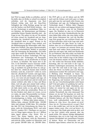 26. Sitzung des Kärntner Landtages - 17. März 2011 - 30. Gesetzgebungsperiode         2899
Tauschitz

lem! Weil zu sagen, Krško zu schließen, und ich            Die ÖVP gibt es seit 60 Jahren und die SPÖ
bin dafür, dass wir Krško so schnell wie möglich           auch und die Grünen noch nicht ganz so lange,
schließen, weil die Argumente vom Kurt                     jetzt geht man her und macht allen Ernstes eine
Scheuch richtig sind, weil der Hans-Peter                  Technologie und sagt, die Endlagerung dieser
Schlagholz das völlig Richtige gesagt hat und              Technologie dauert 1 Million Jahre! Dagegen
weil die Sachen vom Rolf Holub stimmen – das               müssen wir uns wehren und dagegen können wir
ist eine Technologie in unmittelbarer Nähe, wo             uns aber nur wehren, wenn wir die Wahrheit
wir Kärntner, die Kärntnerinnen und Kärntner,              sagen. Die Wahrheit ist, dass wir in Österreich
unmittelbar binnen Stunden betroffen sind – die            als ein Land, das keine Atomkraftwerke hat, das
Frage ist nur: Wie gehen wir das an? Da möchte             eines haben hätte sollen, das eines haben wollte,
ich schon einmal zur Atomkraft und zur Argu-               aber keines bekommen hat, weil die Bevölke-
mentation der Atomkraft kommen. Warum ist                  rung Nein gesagt hat, aus welchem Grund, sage
die Atomkraft denn so super? Warum ist die                 ich jetzt nicht dazu, nicht in der Lage sind, unse-
Atomkraft denn so günstig? Ganz einfach, weil              ren Strombedarf mit dem Strom im Land zu
die Müllentsorgung der Steuerzahler zahlt, über-           decken, dass wir es in Österreich nicht schaffen,
haupt kein Problem. Das ganze Businessmodell,              zu sagen, wir kommen mit unserem Strom aus,
das ganze wirtschaftliche Modell ist gerechnet             man kann auch anders Strom produzieren. Wir
ohne die Entsorgung der Brennstäbe, weil dafür             gehen her und sagen, bah, dreht eure Kraftwerke
sorgt dann wieder die öffentliche Hand. Das ist            ab, ein Wahnsinn, aber bitte schön, uns liefert ihr
ja das Perverse an dieser Technologie. Wir imp-            den Strom schon noch, weil wir brauchen Atom-
lementieren eine Technologie mit Steuergeld,               strom! Das ist das wirklich Arge an der Diskus-
die wir brauchen, um die Kraftwerke in Europa              sion! Da herinnen möchte ich über das diskutie-
zu bauen, zu betreiben. Die lassen dort in der             ren. Wir wollen den Slowenen Krško abdrehen,
Zeit, in der Betreiber massive Gewinne einfah-             berechtigt, aber wir sind nicht in der Lage, in
ren, ich weiß nicht, angeblich 1,5 Millionen am            Kärnten Technologien umzusetzen, die erneuer-
Tag, je nachdem wie groß die Kiste ist, und ge-            bar sind! Wir sind nicht in der Lage, wie wir
hen dann her, sobald die Kosten dann wirklich              allein den Strom von Krško jetzt zum Beispiel
kommen, wenn die „Cash-Zeit“ vorbei ist, wenn              substituieren werden! Wir sind nicht in der Lage,
dann die „Bezahl-Zeit“ kommt, und sagen dann,              in Bleiburg einen Windpark zu bauen. Am
na ja, aber die Kohle zahlen unsere Kinder. Das            Dobratsch diskutieren wir nicht einmal darüber.
ist so, wie wenn ich jetzt hergehe und sage, ich           70 Anträge für Kleinwasserkraftwerke liegen in
nehme jetzt einen Kredit auf, und ich werde jetzt          der Regierung und kommen nicht durch, weil
einmal wirklich zehn Jahre in Saus und Braus               man die aus Umweltschutzgründen nicht bauen
leben, weil ich gehe jetzt einmal Geld verbrau-            darf! Und jetzt gehen wir großartig her und ha-
chen. Sobald es zum Zurückzahlen ist, sage ich,            ben ein Schild in der Hand: Abschalten, jetzt.
ich habe damit nichts zu tun, gebt das meinen              Gehen wir einmal her und sagen wir bei uns:
Kindern, die sollen das zurückzahlen. Wenn wir             Einschalten, jetzt, einschalten Windkraft, ein-
bei den Kindern sind, damit wir wissen, wovon              schalten Wasserkraft, das wäre interessant! Das
wir reden, da reden Wissenschaftler im Fernse-             können wir da tun! Da brauchen wir nicht An-
hen darüber, dass die Endlagerstätten – diese              träge schreiben, die Europäische Union soll, der
Zwischenlagerung in Krško, weil Endlager ist               Präsident Sarkozy soll. Der Herr Präsident Sar-
was anderes – 1 Million Jahre halten müssen, 1             kozy weiß wahrscheinlich nicht einmal, wo
Million Jahre, zehnmal 100.000 Jahre. 100.000              Kärnten ist. (Abg. Seiser: Das glaube ich nicht!
Jahre sind zehnmal 10.000 Jahre. Wir schreiben             Dann hat der Tourismusreferent versagt!) Weil
das Jahr 2011 der Zeitrechnung des Homo Sa-                du es ihm erzählt hast, weil du bei ihm Cham-
piens, nicht die Zeitrechnung 20.011 und nicht             pagner trinken warst. (Das wird auf heitere Art
200.011, sondern 2011. Überlegen wir uns jetzt,            vorgetragen.) Der Punkt geht nicht an dich, weil
wie wir Dinge lagern müssen, die wir 1 Million             er war jetzt einfach nicht passend, aber das
Jahre lagern müssen. (Abg. Holub: Was ist                  macht nichts. Wir müssen Anträge dahingehend
dann?) Der Homo Sapiens, also wir, das                     formulieren, dass wir in der Lage sind, unseren
menschliche Individuum, nicht die Dinosaurier              eigenen Strombedarf mit erneuerbaren Energien
und nicht die Affen, sondern wir Menschen, sind            zu decken. Wenn wir Österreicher und wir
jetzt gerade 200.000 Jahre alt, 200.000 Jahre.             Kärntner sagen können, schaut her, bei uns geht
 