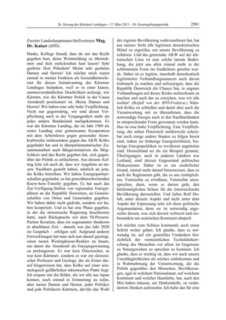 26. Sitzung des Kärntner Landtages - 17. März 2011 - 30. Gesetzgebungsperiode       2901


Zweiter Landeshauptmann-Stellvertreter Mag.                der eigenen Bevölkerung wahrzunehmen hat, hat
Dr. Kaiser (SPÖ):                                          aus meiner Sicht alle legitimen demokratischen
Mag. Dr. Kaiser                                            Mittel zu ergreifen, um unsere Bevölkerung zu
Danke, Kollege Strauß, dass du mir das Recht               schützen. Und das grenznahe AKW auf der tek-
gegeben hast, deine Wortmeldung zu überneh-                tonischen Linie ist eine solche latente Bedro-
men und dich zurückreihen hast lassen! Sehr                hung, die jetzt uns allen einmal mehr in der
geehrter Herr Präsident! Meine sehr geehrten               schlimmsten Form ins Gedächtnis gerufen wur-
Damen und Herren! Ich möchte mich zuerst                   de. Daher ist es legitim, innerhalb demokratisch
einmal in meiner Funktion als Gesundheitsrefe-             legitimierter Verhandlungsusancen auch davon
rent für diesen Initiativantrag des Kärntner               Gebrauch zu machen und aufzuzeigen, dass die
Landtages bedanken, weil er in einer klaren,               Republik Österreich die Chance hat, in engsten
unmissverständlichen Deutlichkeit aufzeigt, wie            Verhandlungen auf dieses Risiko aufmerksam zu
Kärnten, wie die Kärntner Politik in der Causa             machen und auch das zu erreichen, was wir alle
Atomkraft positioniert ist. Meine Damen und                wollen! (Beifall von der SPÖ-Fraktion.) Näm-
Herren! Wir haben eine sehr hohe Verpflichtung.            lich Krško zu schließen und damit aber auch die
Nicht nur gegenwärtig, wir sind dieser Ver-                Verantwortung mit zu übernehmen, dass die
pflichtung auch in der Vergangenheit mehr als              notwendige Energie auch in den Nachbarländern
jedes andere Bundesland nachgekommen. Es                   in entsprechender Form gewonnen werden kann.
war der Kärntner Landtag, der im Jahr 1989 als             Das ist eine hohe Verpflichtung. Eine Verpflich-
erster Landtag eine gemeinsame Kooperation                 tung, der neben Österreich mittlerweile schein-
mit dem Arbeitskreis gegen grenznahe Atom-                 bar auch einige andere Staaten zu folgen bereit
kraftwerke insbesondere gegen das AKW Krško                sind, indem sie bisherige Energieleitlinien, bis-
gegründet hat und in überparlamentarischer Zu-             herige Energiepolitiken zu revidieren angetreten
sammenarbeit auch Bürgerinitiativen die Mög-               sind. Deutschland sei als ein Beispiel genannt,
lichkeit und das Recht gegeben hat, sich gegen-            Überlegungen, auch in anderen Ländern wie
über der Politik zu artikulieren. Aus diesem Auf-          Lettland, sind derzeit Gegenstand politischer
trag leite ich auch ab, dass wir Angebote an un-           Diskussionen. Daher ist es ein zusätzlicher
sere Nachbarn gestellt haben, nämlich an jene,             Grund, einmal mehr darauf hinzuweisen, dass es
die Krško betreiben. Wir haben Energiepartner-             auch die Reglements gibt, die es uns ermöglich-
schaften gegründet, es hat grenzüberschreitenden           ten, Vetorechte zu erwähnen, Vetorechte anzu-
Know-how-Transfer gegeben. Es hat auch das                 sprechen, dann, wenn es darum geht, den
Zur-Verfügung-Stellen von regionalen Energie-              höchstmöglichen Schutz für die österreichische
plänen an die Republik Slowenien, an Gemein-               Bevölkerung darzustellen. Und lieber Rolf Ho-
schaften von Orten und Gemeinden gegeben.                  lub, unter diesem Aspekt und nicht unter dem
Wir haben daher nicht gedroht, sondern wir ha-             Aspekt der Erpressung sehe ich diese politische
ben kooperiert. Und es hat eine Phase gegeben,             Argumentation, denn sie ist notwendig ange-
in der die slowenische Regierung beschlossen               sichts dessen, was sich derzeit weltweit und ins-
hatte, nach Rücksprache mit dem 50-Prozent-                besondere am asiatischen Kontinent abspielt.
Partner Kroatien, dass ein sogenannter shutdown
in absehbarer Zeit – damals war das Jahr 2020              Ich möchte zum Schluss kommend, auch einen
im Gespräch – erfolgen soll. Aufgrund anderer              Schritt weiter gehen. Ich glaube, dass es not-
Entwicklungen hat man sich nun darauf geeinigt,            wendig ist, auf ein generelles Umdenken hin-
einen neuen Westinghouse-Reaktor zu bauen,                 sichtlich der vermeintlichen Technikbeherr-
um damit die Atomkraft als Energiegewinnung                schung des Menschen vor allem im Gegensatz
zu prolongieren. Es war kein Österreicher, es              zu Naturgewalten zu sprechen zu kommen. Ich
war kein Kärntner, sondern es war ein sloweni-             glaube, dass es wichtig ist, dass wir auch unsere
scher Professor und Geologe, der als Erster dar-           Unzulänglichkeiten als solches einbekennen und
auf hingewiesen hat, dass Krško auf einer seis-            in Wahrnehmung der Verantwortung, die die
mologisch gefährlichen tektonischen Platte liegt.          Politik gegenüber den Menschen, Bevölkerun-
Ich erspare mir die Bilder, die wir alle aus Japan         gen, egal in welchem Nationalstaat, auf welchem
kennen, noch einmal in Erinnerung zu rufen,                Kontinent und welcher Hautfarbe, hat, auch den
aber meine Damen und Herren, jeder Politiker               Mut haben müssen, zur Denkumkehr, zu verän-
und jede Politikerin Kärntens, der/die das Wohl            dertem Denken aufzurufen. Ich halte das für eine
 