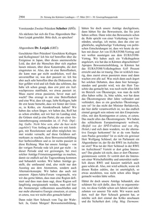 2904              26. Sitzung des Kärntner Landtages - 17. März 2011 - 30. Gesetzgebungsperiode



Vorsitzender Zweiter Präsident Schober (SPÖ):              hätten Sie doch unsere Anträge durchgelesen,
Schober                                                    dann hätten Sie das Bewusstsein, das Sie jetzt
Als nächstes hat sich die Frau Abgeordnete Bar-            haben sollten. Dann wäre das Bewusstsein schon
bara Lesjak gemeldet. Bitte dich, zu sprechen!
Schober                                                    da. Rohr spricht von einer Verkettung von Um-
                                                           ständen, unselige, ich meine, dass das eine un-
                                                           glückliche, unglückselige Verkettung von politi-
Abgeordnete Dr. Lesjak (GRÜ):                              schen Entscheidungen ist, dass wir heute da ste-
Dr. Lesjak
                                                           hen mit dieser Art von EURATOM-Vertrag und
Geschätzter Herr Präsident! Geschätzte Kollegen
                                                           wir wollen aussteigen aus dem EURATOM-
und Kolleginnen! Ich bin tief betroffen über die
                                                           Vertrag. Wir haben auch ein Volksbegehren
Ereignisse in Japan, über dieses unermessliche
                                                           angeleiert, wie hat das in Kärnten abgeschnitten?
Leid, das dort die Menschen über sich ergehen
                                                           Apropos Bewusstseinsbildung, in Kärnten hat
lassen müssen, über diese Katastrophe, die dort
                                                           das EURATOM-Volksbegehren 0,45 Prozent
eingetreten ist. Also, das ist eine Betroffenheit,
                                                           erreicht und das ist traurig. Das ist wirklich trau-
die kann man gar nicht ausdrücken, weil das
                                                           rig, dass zuerst etwas passieren muss und dann
unvorstellbar ist, was dort passiert ist. Ich bin
                                                           wachen erst alle auf. Was mich dann auch ärgert
aber auch sehr betroffen über die Diskussion, die
                                                           bei solchen Debatten, dass dann hier herausge-
hier geführt wird und ich finde das schlimm, das
                                                           standen und geredet wird, wie der Herr Tau-
habe ich schon gesagt, dass erst jetzt ein Auf-
                                                           schitz das gemacht hat, was noch nicht alles fehlt
wachprozess stattfindet, wo etwas passiert ist.
                                                           im Bereich von Ökoenergie, was man da nicht
Muss zuerst etwas passieren, bevor man auf-
                                                           alles haben sollte. Ja, bitte schön, wer hat denn
wacht? Das erzeugt in mir eine Betroffenheit
                                                           das Ökostromgesetz über Jahre verhindert und
und eine Wut, dass ich sage, liebe Kollegen, habt
                                                           verhindert, dass es ein gescheites Ökostromge-
ihr erst heute bemerkt, dass wir hinter der Gren-
                                                           setz ist? Ist das nicht der Minister Berlakovich,
ze, in Krško, ein Atomkraftwerk haben? Wir
                                                           der hier dafür verantwortlich ist, wo das endlich
haben das schon länger, wir haben das, Rolf hat
                                                           einmal geregelt sein müsste mit den Einspeiseta-
es schon erwähnt, seit wir hier im Landtag sind,
                                                           rifen, mit den Kontingenten et cetera, et cetera.
die Grünen sind ja eine Partei, die aus einer An-
                                                           Das macht alles das Ökostromgesetz. Wir haben
tiatombewegung entstanden ist. (3. Präs. Dipl.-
                                                           das schlechteste Europastromgesetz weltweit,
Ing. Gallo: Nicht böse sein, aber du hast nicht
                                                           (Beifall von der SPÖ-Fraktion und von Abg.
zugehört!) Von Anfang an haben wir mit Anträ-
                                                           Holub.) und sich dann wundern, wo die alterna-
gen, mit Resolutionen und allen möglichen im-
                                                           tive Energie herkommt? Ist er da vom Saulus
mer wieder versucht, auf diese Gefahren auf-
                                                           zum Paulus geworden? Ist es nicht ein gewisser
merksam zu machen, diese Bewusstseinsbildung
                                                           Herr Wolfgang Schüssel, der im Parlament ein
hier herbeizuführen und es ist nichts passiert in
                                                           Abgeordneter ist, der für die RWE im Aufsichts-
diese Richtung. Man hat unsere Anträge – von
                                                           rat sitzt? Was tut der Herr Schüssel in der RWE
der vorigen Periode rede ich jetzt gar nicht – in
                                                           im Aufsichtsrat? Vertritt er dort grüne Interes-
dieser Periode sind wir gezwungen, bei zwei
                                                           sen? Das glaube ich nicht, dass er dort Ökoener-
solcher Anträge Fristsetzungsanträge zu machen,
                                                           gieinteressen vertritt. Er vertritt dort die Interes-
damit sie endlich auf die Tagesordnung kommen
                                                           sen einer Wirtschaftslobby und unterstützt natür-
und behandelt werden. Wir haben Anträge ge-
                                                           lich dieses RWE und kassiert natürlich auch
stellt, die umfassend sind, also nicht nur den
                                                           ganz schön ab. Also, mir wird schlecht, wenn ich
Ausstieg aus dem Atomstrom, sondern auch
                                                           diesen Reden zuhöre, das ist unerträglich, so
Alternativkonzepte. Wir haben das auch mit
                                                           etwas anzuhören, was nicht schon alles längst
unserem Alpen-Adria-Forum vorgemacht, wie
                                                           gemacht werden hätte sollen.
wir das gerne hätten, dass man eine Region defi-
niert und dass man dann sagt, diese Region soll            Hättet ihr doch unsere Anträge behandelt, also
langfristig energieautark werden, man soll hier            schämen Sie sich dafür, dass Sie so argumentie-
die Atomenergie vollkommen ausschließen und                ren, wo diese Gefahr schon seit Jahren und Jahr-
nur mehr alternative Energie einsetzen, et cetera,         zehnten vor unserer Tür steht. Wir waren auch
et cetera, was wir nicht alles gemacht haben!              dort, weil der Herr Scheuch gemeint hat, er
                                                           möchte sich dort einmal das Krško anschauen
Dann redet Herr Scheuch vom Tag der Wahr-
                                                           und die Sicherheit dort. (Abg. Mag. Darmann:
heit. Ja, Guten Morgen! Bewusstseinsbildung,
 