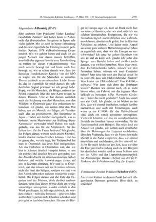 26. Sitzung des Kärntner Landtages - 17. März 2011 - 30. Gesetzgebungsperiode       2911


Abgeordnete Adlassnig (ÖVP):                               ger in Europa sage ich, Gott sei Dank nicht hier
Adlassnig                                                  vor unserer Haustüre, aber wir sind natürlich vor
Sehr geehrter Herr Präsident! Hoher Landtag!               solchen dramatischen Ereignissen, die wir via
Geschätzte Zuhörer! Wir haben heute in Anbet-              Fernsehen täglich nachvollziehen und wahrneh-
racht der dramatischen Ereignisse in Japan sehr            men können, absolut nicht gefeit, hier in Kärnten
vieles gehört. Mir ist noch in bester Erinnerung           Ähnliches zu erleben. Und daher mein Appell
und das war eigentlich der Einstieg in mein poli-          aus einer ganz anderen Betrachtungsweise: Muss
tisches Denken, 1978 Volksabstimmung Zwen-                 es eigentlich sein, dass wir die Energie so ver-
tendorf. Wie wir gehört haben und auch ich als             schwenden? Ich setze bei jedem Einzelnen von
junger Mensch war davon massiv betroffen,                  uns an und da kann sich, glaube ich, jeder den
innerhalb der eigenen Familie eine Entscheidung            Spiegel vors Gesicht halten und darüber nach-
zu treffen bei dieser Volksabstimmung. Was                 denken, was wir hier betreiben. Muss jeder zwei,
mich zutiefst bewegt hat und heute auch hier               drei Tiefkühlschränke haben, müssen wir drei
bewegt, ist, wie es schon damals war, dass der             Fernseher haben, müssen wir zwei Computer
damalige Bundeskanzler Kreisky von der SPÖ                 haben? Jetzt setze ich noch den Deckel drauf: Ist
es wagte, ein für die Menschen so sensibles                es sinnvoll, dass wir Elektrofahrräder fördern?
Thema politisch zu missbrauchen. Liebe Freun-              Was kostet ein Elektrofahrrad? Von € 4.000,--
de, das ist eigentlich für mich damals ein sehr            aufwärts! Wer kann sich denn das überhaupt
deutliches Signal gewesen, wo ich gesagt habe,             leisten? Denken wir einmal nach, ob es nicht
Stopp, wir als Menschen, als Bürger, müssen der            besser wäre, ein Fahrrad mit der eigenen Mus-
Politik eigentlich öfter die rote Karte zeigen zu          kelkraft zu bewegen. (Abg. Warmuth: Gesün-
diesen Themen. Und er hat damals natürlich                 der!) Wäre das nicht gesünder? Auch das kostet
auch die Rechnung von den Menschen, von den                uns viel Geld. Ich glaube, es ist höchst an der
Wählern in Österreich ganz klar präsentiert be-            Zeit, dass wir einmal innehalten, einfach darüber
kommen. Ich glaube, wir sollten öfter den Mut              nachdenken und auch mit Förderungen, auch
haben, uns als Mensch, als Bürger, als Politiker           wenn es nur € 1.000,- für das Elektrofahrrad
auch klar zu positionieren. Die Ereignisse in              sind, doch ein wenig sorgsamer umzugehen.
Japan – Haben wir darüber nachgedacht, was es              Vielleicht könnten wir das im sozialpolitischen
bedeutet, wenn Meerwasser zur Kühlung dieser               Bereich ein bisschen besser verwenden, für die
Atommeiler verwendet wird? Haben wir nach-                 Familienpolitik zum Beispiel. Das wäre doch ein
gedacht, was das für die Meereswelt, für das               Ansatz. Ich glaube, wir sollten auch ernsthafter
Leben dort, für die Fauna bedeutet? Ich glaube,            über die Mahnungen der Experten nachdenken,
die Folgen daraus werden noch unsere Urenkel-              über ihre Mahnrufe, dass wir als Menschen nicht
kinder absolut nachvollziehen können. Und das              überall in die Natur eingreifen, dass wir einmal
ist genau das, wo ich sage, bei Tschernobyl hat            innehalten und nachdenken, ob das sinnvoll ist.
man in Österreich das erste Mal innegehalten.              Es ist für mich höchst an der Zeit, dass wir über
Als das Erdbeben in Oberitalien war, das wir               die Energieverschwendung auch zu den Bürgern
hier in Kärnten deutlich verspürt haben, ist uns           hin deutlicher werden und es muss Schluss sein
ein zweites Mal deutlich bewusst geworden, was             mit der Alibi- und der Lippenbekenntnispolitik
das Atomkraftwerk im oberslowenischen Gebiet               zur Atomenergie. Danke! (Beifall von der ÖVP-
bedeutet und welche Auswirkungen daraus auf                Fraktion, der F-Fraktion und Abg. Dr. Lesjak.)
                                                           Adlassnig
uns in Kärnten eintreten. Wir sind ja in Öster-
reich, und das müssen wir zur Kenntnis nehmen,
nicht die Insel der Seligen, sondern wir sind von          Vorsitzender Zweiter Präsident Schober (SPÖ):
den Atomkraftwerken rundum wunderbar einge-                Schober

bettet. Die Folgen daraus und die Rufe der Ex-             Als letzter Redner zu diesem Punkt hat sich Ab-
perten und der Mahner, doch darüber nachzu-                geordneter Darmann gemeldet. Bitte dich, zu
denken, beim Bau dieser Werke doch ein wenig               sprechen!
                                                           Schober

vorsichtiger umzugehen, wurden einfach in den
Wind geschlagen. Ja, ich sage politisch, sie wur-
den einfach – teilweise bewusst – ignoriert. Man
wollte den Experten nicht Glauben schenken und
jetzt gibt es das böse Erwachen. Für uns als Bür-
 