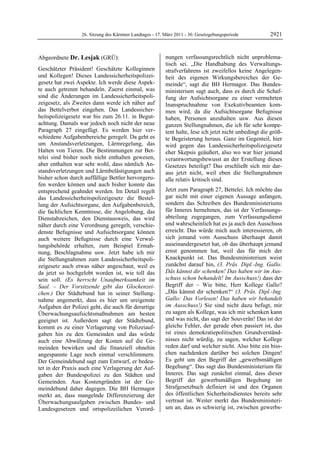 26. Sitzung des Kärntner Landtages - 17. März 2011 - 30. Gesetzgebungsperiode          2921


Abgeordnete Dr. Lesjak (GRÜ):                              nungen verfassungsrechtlich nicht unproblema-
Dr. Lesjak                                                 tisch sei. „Die Handhabung des Verwaltungs-
Geschätzter Präsident! Geschätzte Kolleginnen              strafverfahrens ist zweifellos keine Angelegen-
und Kollegen! Dieses Landessicherheitspolizei-             heit des eigenen Wirkungsbereiches der Ge-
gesetz hat zwei Aspekte. Ich werde diese Aspek-            meinde“, sagt die BH Hermagor. Das Bundes-
te auch getrennt behandeln. Zuerst einmal, was             ministerium sagt auch, dass es durch die Schaf-
sind die Änderungen im Landessicherheitspoli-              fung der Aufsichtsorgane zu einer vermehrten
zeigesetz, als Zweites dann werde ich näher auf            Inanspruchnahme von Exekutivbeamten kom-
das Bettelverbot eingehen. Das Landessicher-               men wird, da die Aufsichtsorgane Befugnisse
heitspolizeigesetz war bis zum 26.11. in Begut-            haben, Personen anzuhalten usw. Aus diesen
achtung. Damals war jedoch noch nicht der neue             ganzen Stellungnahmen, die ich für sehr kompe-
Paragraph 27 eingefügt. Es werden hier ver-                tent halte, lese ich jetzt nicht unbedingt die größ-
schiedene Aufgabenbereiche geregelt. Da geht es            te Begeisterung heraus. Ganz im Gegenteil, hier
um Anstandsverletzungen, Lärmregelung, das                 wird gegen das Landessicherheitspolizeigesetz
Halten von Tieren. Die Bestimmungen zur Bet-               eher Skepsis geäußert, also wo war hier jemand
telei sind bisher noch nicht enthalten gewesen,            verantwortungsbewusst an der Erstellung dieses
aber enthalten war sehr wohl, dass nämlich An-             Gesetzes beteiligt? Das erschließt sich mir dar-
standsverletzungen und Lärmbelästigungen auch              aus jetzt nicht, weil eben die Stellungnahmen
bisher schon durch auffällige Bettler hervorgeru-          alle relativ kritisch sind.
fen werden können und auch bisher konnte das
entsprechend geahndet werden. Im Detail regelt             Jetzt zum Paragraph 27, Bettelei. Ich möchte das
das Landessicherheitspolizeigesetz die Bestel-             gar nicht mit einer eigenen Aussage anfangen,
lung der Aufsichtsorgane, den Aufgabenbereich,             sondern das Schreiben des Bundesministeriums
die fachlichen Kenntnisse, die Angelobung, das             für Inneres hernehmen, das ist der Verfassungs-
Dienstabzeichen, den Dienstausweis, das wird               abteilung zugegangen, zum Verfassungsdienst
näher durch eine Verordnung geregelt, verschie-            und wahrscheinlich hat es ja auch den Ausschuss
denste Befugnisse und Aufsichtsorgane können               erreicht. Das würde mich auch interessieren, ob
auch weitere Befugnisse durch eine Verwal-                 sich jemand vom Ausschuss überhaupt damit
tungsbehörde erhalten, zum Beispiel Ermah-                 auseinandergesetzt hat, ob das überhaupt jemand
nung, Beschlagnahme usw. Jetzt habe ich mir                ernst genommen hat, weil das für mich der
die Stellungnahmen zum Landessicherheitspoli-              Knackpunkt ist. Das Bundesministerium weist
zeigesetz auch etwas näher angeschaut, weil es             zunächst darauf hin, (3. Präs. Dipl.-Ing. Gallo:
da jetzt so hochgelobt worden ist, wie toll das            Dås kånnst dir schenken! Das haben wir im Aus-
sein soll. (Es herrscht Unaufmerksamkeit im                schuss schon behandelt! Im Ausschuss!) dass der
Saal. – Der Vorsitzende gibt das Glockenzei-               Begriff der – Wie bitte, Herr Kollege Gallo?
chen.) Der Städtebund hat in seiner Stellung-              „Dås kånnst dir schenken?“ (3. Präs. Dipl.-Ing.
nahme angemerkt, dass es hier um ureigenste                Gallo: Das Vorlesen! Das haben wir behandelt
Aufgaben der Polizei geht, die auch für derartige          im Ausschuss!) Sie sind nicht dazu befugt, mir
Überwachungsaufsichtsmaßnahmen am besten                   zu sagen als Kollege, was ich mir schenken kann
geeignet ist. Außerdem sagt der Städtebund,                und was nicht, das sagt der Souverän! Das ist der
kommt es zu einer Verlagerung von Polizeiauf-              gleiche Fehler, der gerade eben passiert ist, das
gaben hin zu den Gemeinden und das würde                   ist eines demokratiepolitischen Grundverständ-
auch eine Abwälzung der Kosten auf die Ge-                 nisses nicht würdig, zu sagen, welcher Kollege
meinden bewirken und die finanziell ohnehin                reden darf und welcher nicht. Also bitte ein biss-
angespannte Lage noch einmal verschlimmern.                chen nachdenken darüber bei solchen Dingen!
Der Gemeindebund sagt zum Entwurf, er bedeu-               Es geht um den Begriff der „gewerbsmäßigen
tet in der Praxis auch eine Verlagerung der Auf-           Begehung“. Das sagt das Bundesministerium für
gaben der Bundespolizei zu den Städten und                 Inneres. Das sagt zunächst einmal, dass dieser
Gemeinden. Aus Kostengründen ist der Ge-                   Begriff der gewerbsmäßigen Begehung im
meindebund daher dagegen. Die BH Hermagor                  Strafgesetzbuch definiert ist und den Organen
merkt an, dass mangelnde Differenzierung der               des öffentlichen Sicherheitsdienstes bereits sehr
Überwachungsaufgaben zwischen Bundes- und                  vertraut ist. Weiter merkt das Bundesministeri-
Landesgesetzen und ortspolizeilichen Verord-               um an, dass es schwierig ist, zwischen gewerbs-
 