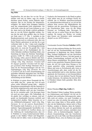 2928              26. Sitzung des Kärntner Landtages - 17. März 2011 - 30. Gesetzgebungsperiode
Ing. Rohr

lingsfamilien, die mit dem Ast vor der Tür ge-             Exekutive die Instrumente in die Hand zu geben,
standen sind und sie haben, sage ich einmal,               nicht indem man da ein wichtiges Gesetz be-
durchaus unsere Kultur, unsere Bräuche ange-               schließt, das in Wahrheit menschenverachtend
nommen. Das ist ein Zeichen für Integrations-              ist, menschenrechtsverletzend ist, wo ich auf der
willigkeit. Sie haben beim Schappen natürlich              anderen Seite sowieso alle Möglichkeiten der
auch das entsprechende Geld eingefordert. Ich              Sanktion und der gesetzlichen Verfolgung und
weiß nicht, wenn die auf Leute kommen so wie               des Einschreitens habe, wenn ich das nötige
ihr, dann sind ja die Kinder wirklich gefährdet,           Personal zur Verfügung habe. Deswegen ist
dass sie von der Polizei abgeführt werden. Ge-             leider mit uns in eurem Sinne da kein Staat zu
nau das hat auch dazu geführt, dass im Gesetz              machen. Da trennen uns Welten, wir werden
am Ende unter § 27 Abs. 3, nachdem ja das                  dem Gesetz mit Sicherheit nicht zustimmen!
Bundesministerium auch moniert hat, was alles              (Beifall von der SPÖ-Fraktion.)
                                                           Ing. Rohr

in dem Gesetz noch zu verbessern wäre, das vom
Herrn Martinz gekommen ist und das ihr so gut
vorberaten habt, in Abs. 3 dann noch eingefügt
werden musste: Eine Verwaltungsübertretung                 Vorsitzender Zweiter Präsident Schober (SPÖ):
                                                           Schober
liegt nicht vor, wenn die Tat gemäß Abs. 1 den             Bevor ich dem nächsten Redner das Wort erteile,
Tatbestand einer in die Zuständigkeit der Ge-              darf ich auf der Zuschauertribüne das Europa-
richte fallenden strafbaren Handlung bildet, eine          gymnasium in Begleitung des Herrn Direktor
Sammlung im Sinne des Kärntner Sammlungs-                  Mag. Gerhard Hopfgartner auf das Herzlichste
gesetzes, LGBl. Nr. 1984 in der jeweils gelten-            begrüßen! (Beifall im Hause.) Ich darf gerade in
den Fassung, stilles, passives Betteln oder Sam-           diesem Zusammenhang nochmals auf den Stil
meln im Rahmen einer Brauchtumsveranstaltung               dieses Hauses zurückkehren. Wer glaubt, dass er
vorliegt. (Abg. Mag. Darmann: Trotzdem habt                mich in eine parteiliche Situation hineinzwingen
ihr dagegen gestimmt! Trotzdem habt ihr dage-              kann, der irrt! Ich werde diese Sitzung so wie
gen gestimmt!) Herr Kollege Darmann! Ich er-               immer parteilich völlig voneinander getrennt
spare dir die Presseaussendungen und die Ver-              führen und wenn es Zwischenrufe gibt, wenn es
unglimpfungen, (Abg. Mag. Darmann: Ihr seid                Ausschreitungen gibt, dann werde ich die Sit-
so peinlich!) die du in dem Zusammenhang mir               zung unterbrechen und es wäre durchaus einmal
gegenüber öffentlich abgegeben hast. Die Belei-            spannend, die Emotionen so weit herunterfahren
digungen, die du da verschickt hast in dem Zu-             zu lassen, dass wir am nächsten Tag die Sitzung
sammenhang mit der Debatte.                                wieder fortsetzen. Als nächstes hat sich der Drit-
In Wahrheit ist genau dieser Paragraph der Be-             te Präsident Johann Gallo gemeldet. Bitte dich,
weis dafür, dass ihr – genau das, was ich auch             zu sprechen!
                                                           Schober


schon vorher öffentlich gesagt habe – nämlich
Brauchtumsveranstaltungen und das Sammeln in
der Kirche möglicherweise auch unter den Straf-            Dritter Präsident Dipl.-Ing. Gallo (F):
bestand des Bettelns stellt mit den Umtrieben,             Dipl.-Ing. Gallo

die ihr da vonstatten gebt. Und deswegen kann              Herr Präsident! Hoher Landtag! Meine geschätz-
ich euch nur eines sagen: Alle Tatbestände, die            ten Zuhörerinnen und Zuhörer! Ich bin mit Si-
ihr glaubt, hier verfolgen zu müssen, sind auf-            cherheit kein politisches Schwergewicht, jeden-
grund von bestehenden Gesetzen rechtlich und               falls nicht ein solches, wie mein Vorredner es
strafgesetzlich ahndbar. Daher brauchen wir so             einmal war, aber ich möchte ihm antworten. Ich
ein „Alibibettelverbotsgesetz“ nicht! (Abg. Mag.           habe zwar einige Jahre in Wien gelebt, möchte
Darmann: So wie die anderen Bundesländer!)                 aber mit der Katholischen Aktion nicht in Wien
Wir brauchen mehr Exekutive, so wie wir es im              bleiben, sondern in Kärnten, denn die Katholi-
nächsten Tagesordnungspunkt beschließen wer-               sche Aktion Kärnten hat auch mir geschrieben
den. Das war nämlich ein Ausfluss daraus, aus              und ich darf das auch vorlesen, zumindest einen
der Anhörung der Auskunftspersonen, dass wir               Absatz. „Ein zu berücksichtigender Aspekt in
in Wahrheit zu wenig Exekutivpersonal haben,               diesem Zusammenhang wäre das Einschreiten
gerade in den Städten Villach und Klagenfurt.              gegen die sich in der Nähe zum Menschenhandel
Und da sind wir dabei, wenn es darum geht, der             befindliche Praxis, etwa im Rahmen des organi-
 